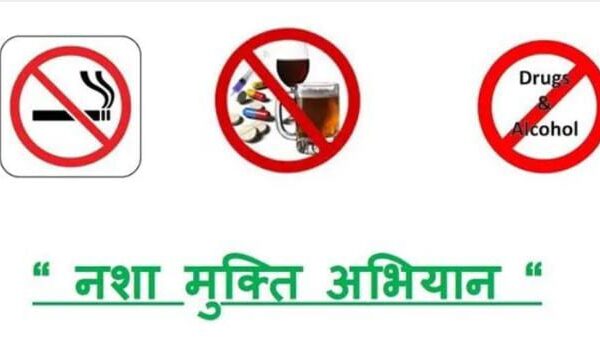 रामनगर, 29 जून, 2025 – (समय बोल रहा) – उत्तराखंड में 'ड्रग फ्री देवभूमि' के नारों के बीच रामनगर में सरकार की नीतियों के खिलाफ महिला एकता मंच ने एक बड़ा मोर्चा खोलने का ऐलान किया है। आने वाली 1 जुलाई से महिला एकता मंच 'नशा नहीं, इलाज दो' अभियान की शुरुआत करेगा, जिसके तहत सरकार के खिलाफ थाली-कनस्तर बजाकर जोरदार हल्ला बोला जाएगा। यह विरोध प्रदर्शन रामनगर विधायक कार्यालय के बाहर दोपहर 12 बजे से शुरू होगा, और इसमें सैकड़ों महिलाओं के शामिल होने की उम्मीद है। महिलाओं का आरोप है कि सरकार मालधन क्षेत्र में स्वास्थ्य सुविधाओं को लगातार नजरअंदाज कर रही है, वहीं शराब की दुकानों को धड़ाधड़ खोला जा रहा है। स्वास्थ्य व्यवस्था बदहाल, शराब की दुकानें मालामाल! महिला एकता मंच का आरोप है कि मालधन क्षेत्र में स्वास्थ्य सेवाओं की स्थिति बेहद दयनीय हो गई है। मालधन की जनता को डॉक्टर नहीं मिल रहे हैं, और अस्पताल में इलाज की सुविधा भी न के बराबर है। सबसे गंभीर आरोप यह है कि एक तरफ लोगों को बुनियादी स्वास्थ्य सुविधाएं नहीं मिल पा रही हैं, वहीं दूसरी ओर शराब की दुकानें धड़ाधड़ खोली जा रही हैं, जिससे समाज में नशे का प्रकोप बढ़ रहा है। महिलाओं का सवाल है कि यह कैसा विकास है, जहां शराब को प्राथमिकता दी जा रही है और स्वास्थ्य को हाशिये पर धकेला जा रहा है। मंच ने विशेष रूप से आरोप लगाया है कि अस्पताल की रीढ़ कहे जाने वाले फीजिशियन डॉ. प्रशांत कौशिक और प्रसूति विशेषज्ञ डॉ. अर्चना कौशिक का तबादला करके स्वास्थ्य व्यवस्था को बुरी तरह प्रभावित किया गया है। इसके अलावा, अस्पताल में रेडियोलॉजिस्ट, एक्स-रे, अल्ट्रासाउंड और 24x7 इमरजेंसी जैसी आवश्यक सुविधाएं भी उपलब्ध नहीं हैं। लेकिन, आश्चर्यजनक रूप से, पहले से बंद पड़ी गोपाल नगर में शराब की दुकान को फिर से खोल दिया गया है। यह विरोधाभास महिलाओं के गुस्से का मुख्य कारण बन गया है। मांग पत्र सौंपा, समाधान न मिला तो महिलाएं उतरेंगी सड़क पर महिला एकता मंच ने अपनी मांगों को लेकर पहले भी आवाज उठाई थी। 25 जून को मंच द्वारा रामनगर विधायक को एक विस्तृत मांग पत्र सौंपा गया था। इस मांग पत्र में प्रमुख रूप से ये मांगें शामिल थीं: डॉक्टरों के तबादले पर तत्काल रोक लगाई जाए। अस्पताल में नए डॉक्टरों की जल्द से जल्द नियुक्ति की जाए। मालधन क्षेत्र में शराब की दुकानों को बंद किया जाए। कच्ची शराब की अवैध बिक्री पर अंकुश लगाने के लिए एक विशेष पुलिस टीम का गठन किया जाए। मंच का कहना है कि मांग पत्र सौंपने के बाद भी उन्हें कोई ठोस समाधान नहीं मिला। सरकार और प्रशासन की चुप्पी ने महिलाओं को अब सड़कों पर उतरने के लिए मजबूर कर दिया है। उनका साफ कहना है कि जब तक उनकी मांगों पर गंभीरता से विचार नहीं किया जाता, तब तक उनका आंदोलन जारी रहेगा। चुनावी चेतावनी जारी: 'जो प्रत्याशी आंदोलन के साथ नहीं, जनता सिखाएगी सबक' महिलाओं ने इस अभियान के साथ ही आगामी पंचायत चुनावों के लिए एक कड़ी चेतावनी भी जारी की है। महिला एकता मंच ने स्पष्ट कहा है कि "जो प्रत्याशी इस आंदोलन के साथ नहीं होंगे, उन्हें पंचायत चुनाव में जनता सबक सिखाएगी।" यह चेतावनी उन सभी राजनीतिक प्रतिनिधियों और उम्मीदवारों के लिए है जो ग्रामीण क्षेत्रों में चुनाव लड़ने की तैयारी कर रहे हैं। महिलाओं का यह रुख बताता है कि वे अपने स्वास्थ्य और सामाजिक मुद्दों को लेकर कितनी गंभीर हैं, और वे इन चुनावों में इसे एक बड़ा मुद्दा बनाने जा रही हैं। इस अभियान में महिला एकता मंच की ममता, पुष्पा, रेखा, कौशल्या, सरस्वती, रजनी, गुड्डी, सावित्री, पिंकी, मंजू, उमा, कमला जैसी अनेक महिलाएं बढ़-चढ़कर हिस्सा लेंगी। ये महिलाएं इस आंदोलन की रीढ़ हैं और अपनी आवाज को बुलंद करने के लिए एकजुट हो चुकी हैं। आंदोलन का आह्वान: 1 जुलाई को रामनगर विधायक कार्यालय पहुंचें महिला एकता मंच ने रामनगर की जनता से आह्वान किया है कि यदि वे भी 'इलाज मिले, नशा नहीं' के विचार से सहमत हैं, तो वे आने वाली 1 जुलाई को दोपहर 12 बजे रामनगर विधायक कार्यालय पहुंचें। मंच ने सभी से थाली-कनस्तर बजाकर अपना विरोध दर्ज कराने और इस महत्त्वपूर्ण अभियान का हिस्सा बनने की अपील की है। थाली-कनस्तर बजाना अक्सर ग्रामीण क्षेत्रों में अपनी आवाज को सशक्त रूप से प्रशासन तक पहुंचाने का एक पारंपरिक और प्रभावी तरीका रहा है। यह आंदोलन सरकार पर स्वास्थ्य सेवाओं में सुधार और शराब की बिक्री पर लगाम लगाने का दबाव बनाने के लिए शुरू किया जा रहा है। देखना होगा कि यह 'थाली-कनस्तर' आंदोलन कितना असर डाल पाता है और क्या महिलाओं की आवाज सुनी जाती है।