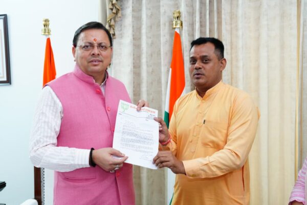 जसपुर, 30 जून, 2025 – (समय बोल रहा ) – भारतीय जनता पार्टी उत्तराखंड युवा मोर्चा की प्रदेश मंत्री एवं पूर्व सांसद प्रतिनिधि शीतल जोशी ने जसपुर विधानसभा क्षेत्र की विभिन्न समस्याओं के शीघ्र समाधान के लिए मुख्यमंत्री श्री पुष्कर सिंह धामी को एक छह बिंदुओं का विस्तृत मांग पत्र सौंपा है। जोशी ने इस पत्र के माध्यम से क्षेत्र के विकास और जनहित से जुड़े अहम मुद्दों की ओर सरकार का ध्यान आकर्षित करते हुए प्राथमिकता के आधार पर कार्रवाई की मांग की है। स्वास्थ्य व्यवस्था सुदृढ़ करने पर जोर शीतल जोशी ने अपने मांग पत्र में जसपुर क्षेत्र की स्वास्थ्य सेवाओं की बदहाली का मुद्दा प्रमुखता से उठाया है। उन्होंने मुख्यमंत्री को अवगत कराया कि जसपुर के सामुदायिक स्वास्थ्य केंद्र में पूर्णकालिक रेडियोलॉजिस्ट एवं पैथोलॉजिस्ट की नियुक्ति न होने से आमजन को इलाज में भारी परेशानी का सामना करना पड़ रहा है। उन्होंने इन महत्वपूर्ण पदों पर शीघ्र नियुक्ति करने की मांग की है ताकि क्षेत्रवासियों को बेहतर स्वास्थ्य सुविधाएँ मिल सकें। तीर्थाटन एवं पर्यटन को बढ़ावा देने की वकालत जसपुर के ऐतिहासिक और धार्मिक महत्व को रेखांकित करते हुए, शीतल जोशी ने क्षेत्र में तीर्थाटन व पर्यटन को बढ़ावा देने पर जोर दिया। उन्होंने मांग की है कि जसपुर के प्राचीन तीर्थ स्थलों को पर्यटन की दृष्टि से विकसित किया जाए। इसके लिए उन्होंने सौंदर्यीकरण परियोजनाओं और स्थानीय लोगों के लिए रोजगार सृजन की योजनाओं को लागू करने की आवश्यकता बताई, जिससे क्षेत्र का आर्थिक विकास हो सके। भूमिहीनों को मालिकाना हक दिलाने की पैरवी मांग पत्र में जसपुर क्षेत्र के उन गरीब और भूमिहीन परिवारों का मुद्दा भी उठाया गया है, जिन्हें वर्ष 2020 में उत्तराखंड सरकार द्वारा बनाए गए नियमों के तहत मालिकाना अधिकार मिलने थे, लेकिन अब तक इस दिशा में कोई ठोस कार्रवाई नहीं हुई है। शीतल जोशी ने मुख्यमंत्री से अपील की है कि इन परिवारों को शीघ्र अति शीघ्र भूमि का मालिकाना हक दिलाया जाए, जिससे उन्हें आर्थिक सुरक्षा और सम्मान मिल सके। सड़क सुरक्षा पर चिंता एवं समाधान की मांग आए दिन राष्ट्रीय राजमार्गों पर हो रही सड़क दुर्घटनाओं पर चिंता व्यक्त करते हुए शीतल जोशी ने मुख्यमंत्री से सड़क सुरक्षा के उपाय करने की मांग की। उन्होंने विशेष रूप से दुर्घटना संभावित क्षेत्रों (ब्लैक स्पॉट) की पहचान कर वहाँ चेतावनी बोर्ड और प्रभावी अवरोधक लगाने की आवश्यकता पर बल दिया है, ताकि सड़क हादसों पर अंकुश लगाया जा सके। जल आपूर्ति योजनाओं के शीघ्र क्रियान्वयन की मांग जसपुर नगर पालिका क्षेत्र में पेयजल संकट को एक गंभीर समस्या बताते हुए, उन्होंने मुख्यमंत्री से स्वीकृत पेयजल योजनाओं को जल्द से जल्द लागू करने की मांग की। शीतल जोशी ने कहा कि नगर के विभिन्न वार्डों में जल संकट एक बड़ी समस्या बना हुआ है, जिसका त्वरित समाधान किया जाना आवश्यक है। ग्रामीणों को जल जीवन मिशन का लाभ मिले जल जीवन मिशन जैसी महत्वपूर्ण सरकारी योजना का लाभ जसपुर के ग्रामीण क्षेत्रों तक पहुंचाने की बात भी मांग पत्र में कही गई है। शीतल जोशी ने अपील की है कि जल जीवन मिशन के अंतर्गत जसपुर ग्रामीण क्षेत्र को प्राथमिकता देते हुए शुद्ध पेयजल की आपूर्ति शीघ्र सुनिश्चित की जाए, जिससे ग्रामीण आबादी को स्वच्छ पेयजल उपलब्ध हो सके। अंत में, शीतल जोशी ने मुख्यमंत्री पुष्कर सिंह धामी से अनुरोध किया कि इन सभी 6 सूत्रीय मांगों पर गंभीरतापूर्वक विचार करते हुए शीघ्र कार्रवाई की जाए ताकि जसपुर की जनता को विभिन्न समस्याओं से राहत मिल सके। उन्होंने विश्वास जताया कि मुख्यमंत्री क्षेत्र की जनता की भावनाओं का सम्मान करते हुए इस दिशा में सकारात्मक निर्णय लेंगे और विकास कार्यों को गति देंगे।