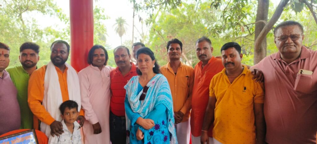सीएम योगी के 54वें जन्मदिन पर गूंजे मंत्र: चैती चौराहा पर भव्य हवन-भंडारा, कार्यकर्ताओं ने की दीर्घायु की कामना! 3 yogi 1 1