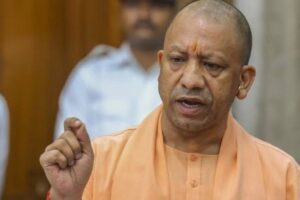 काशीपुर 05 जून, 2025 (समय बोल रहा ) उत्तर प्रदेश के मुख्यमंत्री और गोरक्षनाथ पीठाधीश्वर, पूज्य महंत योगी आदित्यनाथ महाराज के 54वें जन्मदिवस के पावन अवसर पर एक अत्यंत भक्तिमय और उत्साहपूर्ण माहौल देखने को मिला। चैती चौराहा स्थित प्राचीन शिव मंदिर और हनुमान मंदिर का परिसर सुबह से ही श्रद्धालुओं और कार्यकर्ताओं से गुलजार था। इस विशेष दिन को मनाने के लिए एक भव्य हवन-पूजन का आयोजन किया गया, जिसमें बड़ी संख्या में लोगों ने बढ़-चढ़कर हिस्सा लिया। हवन के दौरान गूंजते मंत्रों और जय श्री राम के जयकारों से पूरा क्षेत्र भक्तिमय ऊर्जा से ओत-प्रोत हो गया, और सभी ने एक स्वर में योगी जी की दीर्घायु और उत्तम स्वास्थ्य की कामना की। यह आयोजन न केवल एक जन्मदिन का समारोह था, बल्कि योगी जी के प्रति जनभावना और उनके समर्थकों की एकजुटता का भी प्रतीक बन गया। चैती चौराहा पर भक्ति का संगम: हवन-पूजन और विशाल भंडारा योगी आदित्यनाथ के जन्मदिवस को एक अविस्मरणीय अवसर बनाने के लिए, चैती चौराहा स्थित प्राचीन शिव मंदिर और हनुमान मंदिर को विशेष रूप से सजाया गया था। सुबह से ही मंदिर परिसर में चहल-पहल शुरू हो गई थी, और लोग अपनी आस्था व्यक्त करने के लिए दूर-दूर से पहुंचने लगे थे। अनुभवी पंडितों ने विधि-विधान से हवन-पूजन का कार्य संपन्न कराया। इस पवित्र अनुष्ठान के दौरान, वैदिक मंत्रों का उच्चारण और अग्नि में समर्पित की जा रही आहुतियां वातावरण को शुद्ध और आध्यात्मिक बना रही थीं। बड़ी संख्या में उपस्थित कार्यकर्ताओं और श्रद्धालुओं ने पूर्ण भक्तिभाव से हवन में भाग लिया, और उनकी आंखों में योगी जी के प्रति असीम श्रद्धा और सम्मान साफ झलक रहा था। हवन-पूजन की समाप्ति के बाद, इसी पावन अवसर पर एक विशाल भंडारे का भी आयोजन किया गया। भंडारे में प्रसाद ग्रहण करने के लिए भक्तों की लंबी कतारें देखी गईं, जो इस आयोजन की व्यापकता और सफल प्रबंधन को दर्शाती हैं। भंडारे में क्षेत्रीय स्तर के कार्यकर्ताओं के साथ-साथ प्रदेश और राष्ट्रीय स्तर के कई प्रमुख नेताओं और कार्यकर्ताओं ने भी अपनी गरिमामयी उपस्थिति दर्ज कराई। सभी ने एक साथ प्रसाद ग्रहण किया और योगी के नेतृत्व में देश की एकता, अखंडता और निरंतर उन्नति की कामना की। यह आयोजन न केवल धार्मिक अनुष्ठान का हिस्सा था, बल्कि इसने सामाजिक समरसता और एकजुटता का भी एक उत्कृष्ट उदाहरण प्रस्तुत किया। नेतृत्व की सराहना: योगी जी को बताया 'दृढ़, निष्ठावान व राष्ट्रभक्त नेता' इस भव्य आयोजन में कई प्रमुख कार्यकर्ताओं और नेताओं की उपस्थिति दर्ज की गई, जिन्होंने अपने विचारों से कार्यक्रम में चार चांद लगा दिए। कार्यक्रम में राष्ट्रीय सचिव महेश लोधी और जेपी सिंह विशेष रूप से उपस्थित रहे, जिनकी उपस्थिति ने कार्यक्रम की गरिमा को और बढ़ाया। इनके अतिरिक्त, प्रदेश उपाध्यक्ष विजय कुमार ने भी अपनी उपस्थिति दर्ज कराई और योगी जी के कार्यों की सराहना की। वरिष्ठ कार्यकर्ताओं जैसे रवि साहनी, सतपाल , संजय , राजवीर , धर्मवीर पासी, हौसला मिश्रा, और आकांक्षा ठाकुर सहित अन्य कई कार्यकर्ताओं ने भी इस अवसर पर अपनी भागीदारी सुनिश्चित की। इन सभी नेताओं और कार्यकर्ताओं ने मंच से और आपस में बातचीत के दौरान, एक स्वर में पूज्य योगी आदित्यनाथ के नेतृत्व की जमकर सराहना की। उन्होंने योगी जी को एक दृढ़, निष्ठावान और राष्ट्रभक्त नेता बताते हुए उनके द्वारा किए गए विकास कार्यों और जनहितैषी फैसलों की भूरी-भूरी प्रशंसा की। कार्यकर्ताओं ने इस बात पर जोर दिया कि योगी जी ने जिस तरह से शासन-प्रशासन में पारदर्शिता और जवाबदेही स्थापित की है, वह प्रशंसनीय है। सभी उपस्थित कार्यकर्ताओं ने सामूहिक रूप से योगी के दीर्घायु जीवन की प्रार्थना की। उन्होंने कामना की कि योगी इसी प्रकार ऊर्जावान होकर देश और समाज की सेवा करते रहें और उनके नेतृत्व में उत्तर प्रदेश सहित पूरा देश निरंतर प्रगति के पथ पर अग्रसर होता रहे। यह आयोजन केवल एक जन्मदिन का जश्न नहीं था, बल्कि योगी के समर्थकों के बीच व्याप्त अटूट विश्वास और उत्साह का भी प्रतीक था, जिन्होंने अपने लोकप्रिय नेता के सम्मान में यह भव्य आयोजन किया। इस अवसर पर सभी ने एक दूसरे को बधाई दी और भविष्य में भी योगी के