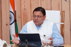 देहरादून, 20 अगस्त 2025 – (समय बोल रहा ) – हरियाणा के अंबाला में उत्तराखंड के युवक साहिल बिष्ट की हत्या के मामले में उत्तराखंड सरकार ने त्वरित कार्रवाई की है। इस जघन्य अपराध पर संज्ञान लेते हुए, मुख्यमंत्री पुष्कर सिंह धामी ने बुधवार को सीधे हरियाणा के मुख्यमंत्री नायब सिंह सैनी से फोन पर बात की। मुख्यमंत्री धामी ने दोषियों की तत्काल गिरफ्तारी और उन्हें कठोरतम दंड सुनिश्चित करने का अनुरोध किया, ताकि पीड़ित परिवार को न्याय मिल सके। हरियाणा सरकार ने दिया कार्रवाई का आश्वासन मुख्यमंत्री धामी के अनुरोध पर हरियाणा के मुख्यमंत्री नायब सिंह सैनी ने उन्हें आश्वस्त किया कि अपराधियों को किसी भी कीमत पर बख्शा नहीं जाएगा। उन्होंने बताया कि इस मामले में शीघ्र और सख्त कार्रवाई करने के लिए हरियाणा पुलिस को स्पष्ट निर्देश दिए गए हैं। सैनी ने यह भी कहा कि हरियाणा सरकार इस पूरे मामले में हर संभव कदम उठाएगी, जिससे पीड़ित परिवार को न्याय मिल सके। पीड़ित परिवार के साथ उत्तराखंड सरकार मुख्यमंत्री धामी ने इस दुखद घटना पर पीड़ित परिवार के प्रति गहरी संवेदना व्यक्त की। उन्होंने कहा कि उत्तराखंड सरकार न्याय की इस लड़ाई में उनके साथ मजबूती से खड़ी है और पीड़ित परिवार को हर संभव सहायता उपलब्ध कराई जाएगी। यह कदम सरकार की अपने नागरिकों के प्रति जवाबदेही और संवेदनशीलता को दर्शाता है, खासकर तब जब वे राज्य के बाहर किसी मुश्किल में होते हैं। वीरेंद्र दत्त सेमवाल ने भी की मुलाकात दूसरी तरफ, उत्तराखंड हथकरघा एवं हस्तशिल्प विकास परिषद के उपाध्यक्ष वीरेंद्र दत्त सेमवाल ने भी चंडीगढ़ में हरियाणा के मुख्यमंत्री नायब सिंह सैनी से मुलाकात की। सेमवाल ने मुख्यमंत्री सैनी को साहिल बिष्ट की हत्या के बारे में विस्तृत जानकारी दी। उन्होंने हत्यारों की तत्काल गिरफ्तारी, उनके खिलाफ कठोर कार्रवाई और पीड़ित परिवार को उचित आर्थिक मुआवजा देने का अनुरोध किया। यह पहल दर्शाता है कि उत्तराखंड सरकार और उसके प्रतिनिधि इस मामले में हर स्तर पर सक्रिय हैं। घटना का विवरण मालूम हो कि यह दुखद घटना अंबाला के शहजादपुर क्षेत्र में हुई थी। साहिल बिष्ट पर देर रात बाइक सवार अज्ञात बदमाशों ने हमला कर दिया था। इस हमले में वह गंभीर रूप से घायल हो गए। उन्हें तुरंत अस्पताल ले जाया गया, जहां उपचार के दौरान उनकी मौत हो गई। इस घटना ने उत्तराखंड के लोगों में रोष और दुख का माहौल बना दिया है। फिलहाल पुलिस मामले की जांच कर रही है और आरोपियों की तलाश जारी है।