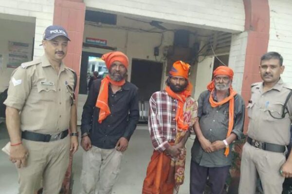 देहरादून, 12 जुलाई, 2025 – (समय बोल रहा ) – उत्तराखंड, जिसे 'देवभूमि' के नाम से जाना जाता है, अपनी आध्यात्मिक पवित्रता और धार्मिक स्थलों के लिए प्रसिद्ध है। लेकिन, पिछले कुछ समय से इस पवित्र छवि को कुछ ढोंगी और फर्जी बाबाओं द्वारा धूमिल करने का प्रयास किया जा रहा था। इसी को देखते हुए, उत्तराखंड पुलिस ने एक बड़ा और निर्णायक कदम उठाया है। सनातन धर्म की आड़ में लोगों को ठगने वाले ऐसे ढोंगी बाबाओं के खिलाफ राज्य में 'ऑपरेशन कालनेमि' की शुरुआत की गई है, और इसके पहले ही दिन पुलिस ने एक बड़ी सफलता हासिल की है। इस ऑपरेशन के तहत प्रदेश भर से 38 ढोंगी बाबाओं को गिरफ्तार किया गया है, जिसमें एक बांग्लादेशी नागरिक भी शामिल है जो भेष बदलकर रह रहा था। 'कालनेमि': धोखेबाज का प्रतीक, ऑपरेशन का नाम पौराणिक कथाओं में 'कालनेमि' एक ऐसा असुर था, जिसने साधु का वेश धारण कर भगवान हनुमान को धोखा देने का प्रयास किया था। ठीक इसी तरह, 'ऑपरेशन कालनेमि' का नाम ऐसे धोखेबाजों के खिलाफ शुरू किए गए इस अभियान के लिए बिल्कुल सटीक है, जो सनातन धर्म की पवित्रता को ढोंग और धोखाधड़ी से खराब करते हैं। यह ऑपरेशन, पुलिस की तरफ से एक साफ संदेश है कि देवभूमि में ऐसे लोगों के लिए कोई जगह नहीं है, जो धर्म की आड़ में आम जनता को ठगने और उनकी भावनाओं को आहत करने का काम करते हैं। पहले ही दिन 38 गिरफ्तारियां, देहरादून और हरिद्वार मुख्य केंद्र पुलिस ने 'ऑपरेशन कालनेमि' के तहत पहले दिन ही राज्य के विभिन्न हिस्सों में ताबड़तोड़ कार्रवाई की। इस अभियान के तहत सबसे ज्यादा गिरफ्तारियां दो प्रमुख जिलों से हुईं, जो धार्मिक और आध्यात्मिक गतिविधियों के केंद्र हैं: देहरादून और हरिद्वार। देहरादून में 25 गिरफ्तारियां: राजधानी देहरादून में पुलिस ने सबसे ज्यादा सक्रियता दिखाई और यहां से कुल 25 ढोंगी बाबाओं को हिरासत में लिया। ये लोग बिना किसी ज्ञान के और गलत इरादों के साथ साधु-संतों का वेश धारण किए हुए थे और लोगों को ठग रहे थे। हरिद्वार में 13 गिरफ्तारियां: वहीं, धार्मिक नगरी हरिद्वार, जहां लाखों की संख्या में श्रद्धालु और साधु-संत आते हैं, वहां भी पुलिस ने कड़ी कार्रवाई करते हुए 13 ढोंगी बाबाओं को पकड़ा। पुलिस ने बताया कि पकड़े गए इन 38 लोगों में से अधिकतर के पास अपनी पहचान या निवास को साबित करने के लिए कोई वैध दस्तावेज नहीं थे। अंतरराज्यीय और अंतरराष्ट्रीय कनेक्शन: बांग्लादेशी भी पकड़ा गया इस ऑपरेशन के दौरान एक और चौंकाने वाला खुलासा हुआ। पकड़े गए लोगों में से एक बांग्लादेशी नागरिक भी है, जो साधु का भेष बदलकर उत्तराखंड में रह रहा था। ऐसे व्यक्तियों का धार्मिक वेश में रहना न केवल सुरक्षा के लिए खतरा है, बल्कि यह भी दिखाता है कि धर्म की आड़ में अन्य गैरकानूनी गतिविधियां भी चल सकती हैं। इसके अलावा, पुलिस ने यह भी बताया कि पकड़े गए 38 लोगों में से 20 से ज्यादा ऐसे हैं जो उत्तराखंड के निवासी नहीं हैं। वे उत्तर प्रदेश, हिमाचल प्रदेश, हरियाणा, राजस्थान, मध्य प्रदेश, असम और अन्य राज्यों से आए हुए हैं। ये लोग अलग-अलग धार्मिक स्थलों और भीड़-भाड़ वाली जगहों पर खुद को साधु बताकर रह रहे थे। जब पुलिस ने उनसे दस्तावेज मांगे, तो वे कोई भी वैध कागजात नहीं दिखा पाए, जिससे उनके इरादों पर शक और गहरा हो गया। एसएसपी अजय सिंह का सख्त संदेश: 'सनातन धर्म की आड़ में धोखा बर्दाश्त नहीं' देहरादून के वरिष्ठ पुलिस अधीक्षक (एसएसपी) अजय सिंह ने इस ऑपरेशन की पुष्टि करते हुए कहा कि, "सनातन धर्म की आड़ में ठगी करने वालों के खिलाफ यह अभियान शुरू किया गया है। पुलिस ऐसे लोगों पर कड़ी कार्रवाई कर रही है जो बिना किसी ज्ञान के साधु-संतों का भेष धारण करके लोगों को ठग रहे हैं। ये लोग न केवल भोले-भाले लोगों को चूना लगाते हैं, बल्कि देवभूमि के स्वरूप को भी खराब करने का काम करते हैं। इससे हिंदुओं की भावना को भी ठेस पहुंचती है।" एसएसपी ने साफ किया कि इस अभियान का मुख्य उद्देश्य उन लोगों को पकड़ना है जो आस्था का दुरुपयोग कर रहे हैं। उन्होंने कहा कि पुलिस इन सभी गिरफ्तार लोगों से गहन पूछताछ कर रही है और उनके आपराधिक रिकॉर्ड को भी खंगाल रही है, ताकि यह पता लगाया जा सके कि क्या ये किसी बड़े आपराधिक गिरोह से जुड़े हैं। समाज पर प्रभाव और भविष्य की चुनौतियां 'ऑपरेशन कालनेमि' की यह शुरुआत एक स्वागत योग्य कदम है, जो धर्म के नाम पर हो रही धोखाधड़ी पर लगाम लगाएगा। यह अभियान समाज में यह संदेश भी देगा कि धार्मिक वेशभूषा पहनकर कोई भी व्यक्ति आस्था का दुरुपयोग नहीं कर सकता। यह कार्रवाई उन लोगों के लिए भी एक चेतावनी है जो वैध दस्तावेजों के बिना, संदिग्ध गतिविधियों में शामिल होने के इरादे से उत्तराखंड में प्रवेश करते हैं और यहां की शांति और सुरक्षा के लिए खतरा पैदा करते हैं। पुलिस की यह मुहिम एक लंबी प्रक्रिया है और यह देखना बाकी है कि यह अभियान कितने समय तक चलता है और इससे कितने और ढोंगी बाबाओं को पकड़ा जाता है। लेकिन पहले ही दि