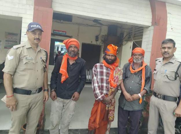 उत्तराखंड में 'ऑपरेशन कालनेमि' का हल्लाबोल! देवभूमि में 38 ढोंगी बाबा दबोचे, एक बांग्लादेशी भी गिरफ्तार; सनातन धर्म की आड़ में धोखाधड़ी पर नकेल! 1 देहरादून, 12 जुलाई, 2025 – (समय बोल रहा ) – उत्तराखंड, जिसे 'देवभूमि' के नाम से जाना जाता है, अपनी आध्यात्मिक पवित्रता और धार्मिक स्थलों के लिए प्रसिद्ध है। लेकिन, पिछले कुछ समय से इस पवित्र छवि को कुछ ढोंगी और फर्जी बाबाओं द्वारा धूमिल करने का प्रयास किया जा रहा था। इसी को देखते हुए, उत्तराखंड पुलिस ने एक बड़ा और निर्णायक कदम उठाया है। सनातन धर्म की आड़ में लोगों को ठगने वाले ऐसे ढोंगी बाबाओं के खिलाफ राज्य में 'ऑपरेशन कालनेमि' की शुरुआत की गई है, और इसके पहले ही दिन पुलिस ने एक बड़ी सफलता हासिल की है। इस ऑपरेशन के तहत प्रदेश भर से 38 ढोंगी बाबाओं को गिरफ्तार किया गया है, जिसमें एक बांग्लादेशी नागरिक भी शामिल है जो भेष बदलकर रह रहा था। 'कालनेमि': धोखेबाज का प्रतीक, ऑपरेशन का नाम पौराणिक कथाओं में 'कालनेमि' एक ऐसा असुर था, जिसने साधु का वेश धारण कर भगवान हनुमान को धोखा देने का प्रयास किया था। ठीक इसी तरह, 'ऑपरेशन कालनेमि' का नाम ऐसे धोखेबाजों के खिलाफ शुरू किए गए इस अभियान के लिए बिल्कुल सटीक है, जो सनातन धर्म की पवित्रता को ढोंग और धोखाधड़ी से खराब करते हैं। यह ऑपरेशन, पुलिस की तरफ से एक साफ संदेश है कि देवभूमि में ऐसे लोगों के लिए कोई जगह नहीं है, जो धर्म की आड़ में आम जनता को ठगने और उनकी भावनाओं को आहत करने का काम करते हैं। पहले ही दिन 38 गिरफ्तारियां, देहरादून और हरिद्वार मुख्य केंद्र पुलिस ने 'ऑपरेशन कालनेमि' के तहत पहले दिन ही राज्य के विभिन्न हिस्सों में ताबड़तोड़ कार्रवाई की। इस अभियान के तहत सबसे ज्यादा गिरफ्तारियां दो प्रमुख जिलों से हुईं, जो धार्मिक और आध्यात्मिक गतिविधियों के केंद्र हैं: देहरादून और हरिद्वार। देहरादून में 25 गिरफ्तारियां: राजधानी देहरादून में पुलिस ने सबसे ज्यादा सक्रियता दिखाई और यहां से कुल 25 ढोंगी बाबाओं को हिरासत में लिया। ये लोग बिना किसी ज्ञान के और गलत इरादों के साथ साधु-संतों का वेश धारण किए हुए थे और लोगों को ठग रहे थे। हरिद्वार में 13 गिरफ्तारियां: वहीं, धार्मिक नगरी हरिद्वार, जहां लाखों की संख्या में श्रद्धालु और साधु-संत आते हैं, वहां भी पुलिस ने कड़ी कार्रवाई करते हुए 13 ढोंगी बाबाओं को पकड़ा। पुलिस ने बताया कि पकड़े गए इन 38 लोगों में से अधिकतर के पास अपनी पहचान या निवास को साबित करने के लिए कोई वैध दस्तावेज नहीं थे। अंतरराज्यीय और अंतरराष्ट्रीय कनेक्शन: बांग्लादेशी भी पकड़ा गया इस ऑपरेशन के दौरान एक और चौंकाने वाला खुलासा हुआ। पकड़े गए लोगों में से एक बांग्लादेशी नागरिक भी है, जो साधु का भेष बदलकर उत्तराखंड में रह रहा था। ऐसे व्यक्तियों का धार्मिक वेश में रहना न केवल सुरक्षा के लिए खतरा है, बल्कि यह भी दिखाता है कि धर्म की आड़ में अन्य गैरकानूनी गतिविधियां भी चल सकती हैं। इसके अलावा, पुलिस ने यह भी बताया कि पकड़े गए 38 लोगों में से 20 से ज्यादा ऐसे हैं जो उत्तराखंड के निवासी नहीं हैं। वे उत्तर प्रदेश, हिमाचल प्रदेश, हरियाणा, राजस्थान, मध्य प्रदेश, असम और अन्य राज्यों से आए हुए हैं। ये लोग अलग-अलग धार्मिक स्थलों और भीड़-भाड़ वाली जगहों पर खुद को साधु बताकर रह रहे थे। जब पुलिस ने उनसे दस्तावेज मांगे, तो वे कोई भी वैध कागजात नहीं दिखा पाए, जिससे उनके इरादों पर शक और गहरा हो गया। एसएसपी अजय सिंह का सख्त संदेश: 'सनातन धर्म की आड़ में धोखा बर्दाश्त नहीं' देहरादून के वरिष्ठ पुलिस अधीक्षक (एसएसपी) अजय सिंह ने इस ऑपरेशन की पुष्टि करते हुए कहा कि, "सनातन धर्म की आड़ में ठगी करने वालों के खिलाफ यह अभियान शुरू किया गया है। पुलिस ऐसे लोगों पर कड़ी कार्रवाई कर रही है जो बिना किसी ज्ञान के साधु-संतों का भेष धारण करके लोगों को ठग रहे हैं। ये लोग न केवल भोले-भाले लोगों को चूना लगाते हैं, बल्कि देवभूमि के स्वरूप को भी खराब करने का काम करते हैं। इससे हिंदुओं की भावना को भी ठेस पहुंचती है।" एसएसपी ने साफ किया कि इस अभियान का मुख्य उद्देश्य उन लोगों को पकड़ना है जो आस्था का दुरुपयोग कर रहे हैं। उन्होंने कहा कि पुलिस इन सभी गिरफ्तार लोगों से गहन पूछताछ कर रही है और उनके आपराधिक रिकॉर्ड को भी खंगाल रही है, ताकि यह पता लगाया जा सके कि क्या ये किसी बड़े आपराधिक गिरोह से जुड़े हैं। समाज पर प्रभाव और भविष्य की चुनौतियां 'ऑपरेशन कालनेमि' की यह शुरुआत एक स्वागत योग्य कदम है, जो धर्म के नाम पर हो रही धोखाधड़ी पर लगाम लगाएगा। यह अभियान समाज में यह संदेश भी देगा कि धार्मिक वेशभूषा पहनकर कोई भी व्यक्ति आस्था का दुरुपयोग नहीं कर सकता। यह कार्रवाई उन लोगों के लिए भी एक चेतावनी है जो वैध दस्तावेजों के बिना, संदिग्ध गतिविधियों में शामिल होने के इरादे से उत्तराखंड में प्रवेश करते हैं और यहां की शांति और सुरक्षा के लिए खतरा पैदा करते हैं। पुलिस की यह मुहिम एक लंबी प्रक्रिया है और यह देखना बाकी है कि यह अभियान कितने समय तक चलता है और इससे कितने और ढोंगी बाबाओं को पकड़ा जाता है। लेकिन पहले ही दि