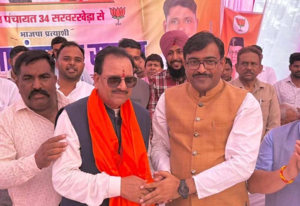 काशीपुर, 17 जुलाई 2025 – (समय बोल रहा ) – आगामी पंचायत चुनावों को लेकर राजनीतिक सरगर्मियां तेज हो गई हैं। इसी कड़ी में, सरवरखेड़ा से भारतीय जनता पार्टी (भाजपा) समर्थित जिला पंचायत सदस्य पद के प्रत्याशी ब्रजेश पाल के चुनाव कार्यालय का आज बड़े ही उत्साह और उमंग के साथ भव्य उद्घाटन किया गया। इस अवसर पर नैनीताल लोकसभा के लोकप्रिय सांसद अजय भट्ट सहित भाजपा के कई शीर्ष पदाधिकारियों और जनप्रतिनिधियों ने अपनी उपस्थिति दर्ज कराकर प्रत्याशी ब्रजेश पाल को पूर्ण समर्थन का भरोसा दिलाया और उनकी जीत के लिए कार्यकर्ताओं का आह्वान किया। दिग्गज नेताओं का जमावड़ा, दिया जीत का मंत्र उद्घाटन समारोह में भाजपा के केंद्रीय और प्रादेशिक नेतृत्व से लेकर स्थानीय इकाई तक के कई दिग्गज नेता शामिल हुए। कार्यक्रम में नैनीताल लोकसभा के लोकप्रिय सांसद अजय भट्ट की उपस्थिति ने कार्यक्रम को और भी गरिमा प्रदान की। उनके साथ भाजपा प्रदेश महामंत्री खिलेंद्र चौधरी और जिला अध्यक्ष भाजपा मनोज पाल भी मौजूद थे, जिन्होंने संगठन की एकजुटता का संदेश दिया। इसके अतिरिक्त, पूर्व विधायक हरभजन सिंह चीमा, काशीपुर विधायक त्रिलोक सिंह चीमा, काशीपुर के मेयर दीपक बाली और राज्यमंत्री मनजीत सिंह राजू जी जैसे वरिष्ठ जनप्रतिनिधियों ने भी समारोह में शिरकत की। पूर्व विधायक डॉ. शैलेन्द्र मोहन सिंघल, पीसीयू चेयरमैन राम मल्होत्रा, शीतल जोशी, बलराम तोमर, विजेन्दर गहलौत, रवि साहनी, मंडल अध्यक्ष राजकुमार गुंबर, ओम प्रकाश कुशवाहा, सत्यपाल सिंह रविपाल, हरप्रीत हैप्पी, सुरेश लोहिया ,गुरताज भुल्लर सहित अन्य गणमान्य नागरिकों और बड़ी संख्या में भाजपा कार्यकर्ताओं ने प्रतिभाग किया। यह विशाल उपस्थिति प्रत्याशी ब्रजेश पाल के प्रति पार्टी के मजबूत समर्थन और क्षेत्र में उनकी पैठ को दर्शाती है। विकास के एजेंडे पर जोर, भारी मतों से जीत का आह्वान कार्यक्रम के दौरान मंच से वक्ताओं ने भाजपा प्रत्याशी ब्रजेश पाल के पक्ष में जोरदार अपील की। सभी नेताओं ने एक स्वर में ब्रजेश पाल को भारी मतों से विजयी बनाने का आह्वान किया। उन्होंने कहा कि भारतीय जनता पार्टी की नीतियां हमेशा से जनहित और विकास पर केंद्रित रही हैं। नेताओं ने जोर देकर कहा कि ब्रजेश पाल की जीत से क्षेत्र में विकास कार्यों को तेजी मिलेगी और भाजपा सरकार की नीतियों से प्रेरित होकर सरवरखेड़ा और आसपास के क्षेत्रों में अभूतपूर्व विकास होगा। सांसद अजय भट्ट और विधायक त्रिलोक सिंह चीमा ने विशेष रूप से स्थानीय समस्याओं के समाधान और केंद्र व राज्य सरकार की योजनाओं को जन-जन तक पहुंचाने में ब्रजेश पाल की भूमिका पर प्रकाश डाला। उन्होंने कार्यकर्ताओं से घर-घर जाकर पार्टी की नीतियों और ब्रजेश पाल के विजन को जनता तक पहुंचाने का आग्रह किया। जनसमूह ने लिया जीत का संकल्प उद्घाटन समारोह में उपस्थित भारी जनसमूह ने भाजपा के पक्ष में अपनी एकजुटता का प्रदर्शन किया। उपस्थित कार्यकर्ताओं और समर्थकों ने जोश और उत्साह के साथ ब्रजेश पाल को चुनाव में जीत दिलाने का संकल्प लिया। नारों और तालियों की गड़गड़ाहट के बीच यह स्पष्ट था कि स्थानीय जनता और कार्यकर्ता दोनों ही ब्रजेश पाल की उम्मीदवारी को लेकर उत्साहित हैं और उन्हें विजयी बनाने के लिए पूरी तरह से तैयार हैं। यह जनसमूह भाजपा के लिए सरवरखेड़ा में मजबूत आधार का संकेत देता है। चुनाव कार्यालय का उद्घाटन न केवल प्रत्याशी के लिए एक औपचारिक शुरुआत है, बल्कि यह पार्टी के लिए अपनी ताकत का प्रदर्शन करने और चुनाव अभियान को गति देने का एक महत्वपूर्ण अवसर भी होता है। ब्रजेश पाल के कार्यालय उद्घाटन ने यह संदेश साफ कर दिया है कि भाजपा इस सीट को जीतने के लिए कोई कसर नहीं छोड़ना चाहती। अब देखना यह है कि चुनाव परिणाम में यह उत्साह कितना वोटों में तब्दील हो पाता है।