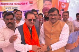 काशीपुर, 17 जुलाई 2025 – (समय बोल रहा ) – आगामी पंचायत चुनावों को लेकर राजनीतिक सरगर्मियां तेज हो गई हैं। इसी कड़ी में, सरवरखेड़ा से भारतीय जनता पार्टी (भाजपा) समर्थित जिला पंचायत सदस्य पद के प्रत्याशी ब्रजेश पाल के चुनाव कार्यालय का आज बड़े ही उत्साह और उमंग के साथ भव्य उद्घाटन किया गया। इस अवसर पर नैनीताल लोकसभा के लोकप्रिय सांसद अजय भट्ट सहित भाजपा के कई शीर्ष पदाधिकारियों और जनप्रतिनिधियों ने अपनी उपस्थिति दर्ज कराकर प्रत्याशी ब्रजेश पाल को पूर्ण समर्थन का भरोसा दिलाया और उनकी जीत के लिए कार्यकर्ताओं का आह्वान किया। दिग्गज नेताओं का जमावड़ा, दिया जीत का मंत्र उद्घाटन समारोह में भाजपा के केंद्रीय और प्रादेशिक नेतृत्व से लेकर स्थानीय इकाई तक के कई दिग्गज नेता शामिल हुए। कार्यक्रम में नैनीताल लोकसभा के लोकप्रिय सांसद अजय भट्ट की उपस्थिति ने कार्यक्रम को और भी गरिमा प्रदान की। उनके साथ भाजपा प्रदेश महामंत्री खिलेंद्र चौधरी और जिला अध्यक्ष भाजपा मनोज पाल भी मौजूद थे, जिन्होंने संगठन की एकजुटता का संदेश दिया। इसके अतिरिक्त, पूर्व विधायक हरभजन सिंह चीमा, काशीपुर विधायक त्रिलोक सिंह चीमा, काशीपुर के मेयर दीपक बाली और राज्यमंत्री मनजीत सिंह राजू जी जैसे वरिष्ठ जनप्रतिनिधियों ने भी समारोह में शिरकत की। पूर्व विधायक डॉ. शैलेन्द्र मोहन सिंघल, पीसीयू चेयरमैन राम मल्होत्रा, शीतल जोशी, बलराम तोमर, विजेन्दर गहलौत, रवि साहनी, मंडल अध्यक्ष राजकुमार गुंबर, ओम प्रकाश कुशवाहा, सत्यपाल सिंह रविपाल, हरप्रीत हैप्पी, सुरेश लोहिया ,गुरताज भुल्लर सहित अन्य गणमान्य नागरिकों और बड़ी संख्या में भाजपा कार्यकर्ताओं ने प्रतिभाग किया। यह विशाल उपस्थिति प्रत्याशी ब्रजेश पाल के प्रति पार्टी के मजबूत समर्थन और क्षेत्र में उनकी पैठ को दर्शाती है। विकास के एजेंडे पर जोर, भारी मतों से जीत का आह्वान कार्यक्रम के दौरान मंच से वक्ताओं ने भाजपा प्रत्याशी ब्रजेश पाल के पक्ष में जोरदार अपील की। सभी नेताओं ने एक स्वर में ब्रजेश पाल को भारी मतों से विजयी बनाने का आह्वान किया। उन्होंने कहा कि भारतीय जनता पार्टी की नीतियां हमेशा से जनहित और विकास पर केंद्रित रही हैं। नेताओं ने जोर देकर कहा कि ब्रजेश पाल की जीत से क्षेत्र में विकास कार्यों को तेजी मिलेगी और भाजपा सरकार की नीतियों से प्रेरित होकर सरवरखेड़ा और आसपास के क्षेत्रों में अभूतपूर्व विकास होगा। सांसद अजय भट्ट और विधायक त्रिलोक सिंह चीमा ने विशेष रूप से स्थानीय समस्याओं के समाधान और केंद्र व राज्य सरकार की योजनाओं को जन-जन तक पहुंचाने में ब्रजेश पाल की भूमिका पर प्रकाश डाला। उन्होंने कार्यकर्ताओं से घर-घर जाकर पार्टी की नीतियों और ब्रजेश पाल के विजन को जनता तक पहुंचाने का आग्रह किया। जनसमूह ने लिया जीत का संकल्प उद्घाटन समारोह में उपस्थित भारी जनसमूह ने भाजपा के पक्ष में अपनी एकजुटता का प्रदर्शन किया। उपस्थित कार्यकर्ताओं और समर्थकों ने जोश और उत्साह के साथ ब्रजेश पाल को चुनाव में जीत दिलाने का संकल्प लिया। नारों और तालियों की गड़गड़ाहट के बीच यह स्पष्ट था कि स्थानीय जनता और कार्यकर्ता दोनों ही ब्रजेश पाल की उम्मीदवारी को लेकर उत्साहित हैं और उन्हें विजयी बनाने के लिए पूरी तरह से तैयार हैं। यह जनसमूह भाजपा के लिए सरवरखेड़ा में मजबूत आधार का संकेत देता है। चुनाव कार्यालय का उद्घाटन न केवल प्रत्याशी के लिए एक औपचारिक शुरुआत है, बल्कि यह पार्टी के लिए अपनी ताकत का प्रदर्शन करने और चुनाव अभियान को गति देने का एक महत्वपूर्ण अवसर भी होता है। ब्रजेश पाल के कार्यालय उद्घाटन ने यह संदेश साफ कर दिया है कि भाजपा इस सीट को जीतने के लिए कोई कसर नहीं छोड़ना चाहती। अब देखना यह है कि चुनाव परिणाम में यह उत्साह कितना वोटों में तब्दील हो पाता है।
