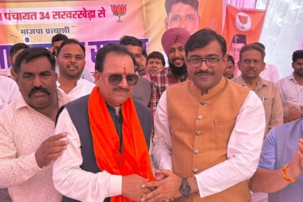 काशीपुर ,34 सरवरखेड़ा: भाजपा समर्थित प्रत्याशी ब्रजेश पाल के चुनाव कार्यालय का उद्घाटन, सांसद अजय भट्ट सहित कई दिग्गज नेता हुए शामिल काशीपुर, 17 जुलाई 2025 – (समय बोल रहा ) – आगामी पंचायत चुनावों को लेकर राजनीतिक सरगर्मियां तेज हो गई हैं। इसी कड़ी में, सरवरखेड़ा से भारतीय जनता पार्टी (भाजपा) समर्थित जिला पंचायत सदस्य पद के प्रत्याशी ब्रजेश पाल के चुनाव कार्यालय का आज बड़े ही उत्साह और उमंग के साथ भव्य उद्घाटन किया गया। इस अवसर पर नैनीताल लोकसभा के लोकप्रिय सांसद अजय भट्ट सहित भाजपा के कई शीर्ष पदाधिकारियों और जनप्रतिनिधियों ने अपनी उपस्थिति दर्ज कराकर प्रत्याशी ब्रजेश पाल को पूर्ण समर्थन का भरोसा दिलाया और उनकी जीत के लिए कार्यकर्ताओं का आह्वान किया। दिग्गज नेताओं का जमावड़ा, दिया जीत का मंत्र उद्घाटन समारोह में भाजपा के केंद्रीय और प्रादेशिक नेतृत्व से लेकर स्थानीय इकाई तक के कई दिग्गज नेता शामिल हुए। कार्यक्रम में नैनीताल लोकसभा के लोकप्रिय सांसद अजय भट्ट की उपस्थिति ने कार्यक्रम को और भी गरिमा प्रदान की। उनके साथ भाजपा प्रदेश महामंत्री खिलेंद्र चौधरी और जिला अध्यक्ष भाजपा मनोज पाल भी मौजूद थे, जिन्होंने संगठन की एकजुटता का संदेश दिया। इसके अतिरिक्त, पूर्व विधायक हरभजन सिंह चीमा, काशीपुर विधायक त्रिलोक सिंह चीमा, काशीपुर के मेयर दीपक बाली और राज्यमंत्री मनजीत सिंह राजू जी जैसे वरिष्ठ जनप्रतिनिधियों ने भी समारोह में शिरकत की। पूर्व विधायक डॉ. शैलेन्द्र मोहन सिंघल, पीसीयू चेयरमैन राम मल्होत्रा, शीतल जोशी, बलराम तोमर, विजेन्दर गहलौत, रवि साहनी, मंडल अध्यक्ष राजकुमार गुंबर, ओम प्रकाश कुशवाहा, सत्यपाल सिंह रविपाल, हरप्रीत हैप्पी, सुरेश लोहिया ,गुरताज भुल्लर सहित अन्य गणमान्य नागरिकों और बड़ी संख्या में भाजपा कार्यकर्ताओं ने प्रतिभाग किया। यह विशाल उपस्थिति प्रत्याशी ब्रजेश पाल के प्रति पार्टी के मजबूत समर्थन और क्षेत्र में उनकी पैठ को दर्शाती है। विकास के एजेंडे पर जोर, भारी मतों से जीत का आह्वान कार्यक्रम के दौरान मंच से वक्ताओं ने भाजपा प्रत्याशी ब्रजेश पाल के पक्ष में जोरदार अपील की। सभी नेताओं ने एक स्वर में ब्रजेश पाल को भारी मतों से विजयी बनाने का आह्वान किया। उन्होंने कहा कि भारतीय जनता पार्टी की नीतियां हमेशा से जनहित और विकास पर केंद्रित रही हैं। नेताओं ने जोर देकर कहा कि ब्रजेश पाल की जीत से क्षेत्र में विकास कार्यों को तेजी मिलेगी और भाजपा सरकार की नीतियों से प्रेरित होकर सरवरखेड़ा और आसपास के क्षेत्रों में अभूतपूर्व विकास होगा। सांसद अजय भट्ट और विधायक त्रिलोक सिंह चीमा ने विशेष रूप से स्थानीय समस्याओं के समाधान और केंद्र व राज्य सरकार की योजनाओं को जन-जन तक पहुंचाने में ब्रजेश पाल की भूमिका पर प्रकाश डाला। उन्होंने कार्यकर्ताओं से घर-घर जाकर पार्टी की नीतियों और ब्रजेश पाल के विजन को जनता तक पहुंचाने का आग्रह किया। जनसमूह ने लिया जीत का संकल्प उद्घाटन समारोह में उपस्थित भारी जनसमूह ने भाजपा के पक्ष में अपनी एकजुटता का प्रदर्शन किया। उपस्थित कार्यकर्ताओं और समर्थकों ने जोश और उत्साह के साथ ब्रजेश पाल को चुनाव में जीत दिलाने का संकल्प लिया। नारों और तालियों की गड़गड़ाहट के बीच यह स्पष्ट था कि स्थानीय जनता और कार्यकर्ता दोनों ही ब्रजेश पाल की उम्मीदवारी को लेकर उत्साहित हैं और उन्हें विजयी बनाने के लिए पूरी तरह से तैयार हैं। यह जनसमूह भाजपा के लिए सरवरखेड़ा में मजबूत आधार का संकेत देता है। चुनाव कार्यालय का उद्घाटन न केवल प्रत्याशी के लिए एक औपचारिक शुरुआत है, बल्कि यह पार्टी के लिए अपनी ताकत का प्रदर्शन करने और चुनाव अभियान को गति देने का एक महत्वपूर्ण अवसर भी होता है। ब्रजेश पाल के कार्यालय उद्घाटन ने यह संदेश साफ कर दिया है कि भाजपा इस सीट को जीतने के लिए कोई कसर नहीं छोड़ना चाहती। अब देखना यह है कि चुनाव परिणाम में यह उत्साह कितना वोटों में तब्दील हो पाता है।
