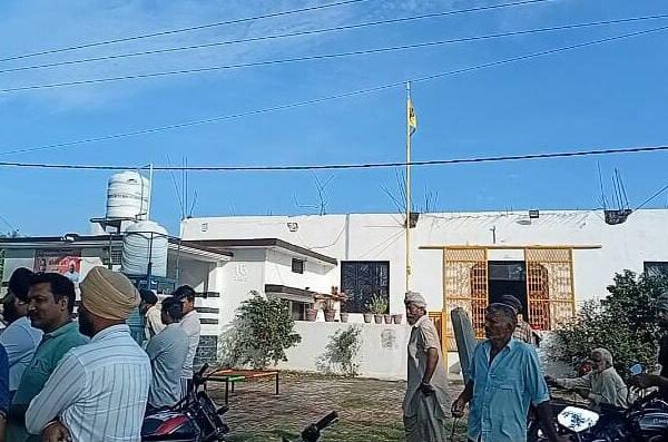 जसपुर: के करनपुर गुरुद्वारे में चोरी से हड़कंप, दानपेटी को बनाया निशाना; पुलिस और फॉरेन्सिक इन्वेस्टिगेशन टीम जांच में जुटी जसपुर, 18 जुलाई 2025 – (समय बोल रहा ) – आस्था के केंद्र और शांति के प्रतीक गुरुद्वारे में चोरी की घटना ने पूरे क्षेत्र में हड़कंप मचा दिया है। जसपुर के करनपुर स्थित गुरुद्वारे में बीती रात चोरों ने सेंध लगाकर दानपेटी को निशाना बनाया। सुबह जब भक्तजन रोजाना की तरह गुरु का आशीर्वाद लेने पहुंचे, तो गुरुद्वारे का मुख्य द्वार खुला देख उन्हें चोरी की घटना का पता चला, जिससे पूरे इलाके में सनसनी फैल गई। सुबह पता चला, मौके पर उमड़ा जनसैलाब जानकारी के अनुसार, विगत रात्रि चोरों ने करनपुर के गुरुद्वारे में धावा बोला। सुबह जब दिन हुआ और भक्तजन गुरुद्वारे में माथा टेकने और गुरु का आशीर्वाद लेने पहुंचे, तो उन्होंने पाया कि गुरुद्वारे का मुख्य द्वार खुला पड़ा था। अंदर जाकर देखने पर पता चला कि अंदर रखी दानपेटी (गोलक) को भी छेड़ा गया था और उसमें तोड़फोड़ की गई थी। चोरों ने इस दौरान वहां लगी एलईडी (LED) स्क्रीन भी चुरा ली थी। इतना ही नहीं, अपनी पहचान छिपाने के लिए चोरों ने सीसीटीवी की डीवीआर/डीवीडी (DVR/DVD) भी गायब कर दी थी, जिससे उनकी मंशा साफ जाहिर होती है। इस अप्रत्याशित घटना को देखते ही देखते स्थानीय जनता और सिख समुदाय के व्यक्ति बड़ी संख्या में मौके पर एकत्र हो गए। चोरी की इस घटना से सभी में गहरा रोष और चिंता व्याप्त हो गई। गुरुद्वारे जैसे पवित्र स्थान पर चोरी की खबर तेजी से फैली, जिससे मौके पर भारी भीड़ जमा हो गई। इस मौके पर क्षेत्र पंचायत सदस्य के प्रत्याशी गुरताज भुल्लर और प्रधान पद के प्रत्याशी हरिओम सुधा ,रिशपाल , आदि लोग एकत्र हो गए | पुलिस प्रशासन मौके पर,फॉरेन्सिक इन्वेस्टिगेशन टीम भी बुलाई गई घटना की सूचना तत्काल स्थानीय पुलिस को दी गई। सूचना मिलते ही पुलिस प्रशासन तुरंत हरकत में आया और मौके पर पहुंचा। कुंडा के थाना प्रभारी (SO) हरिंदर चौधरी और उपनिरीक्षक (SI) दीपक चौहान ,नवीन जोशी , (SI) गढ़ीनेगी ,सहित कई पुलिसकर्मी घटनास्थल पर मौजूद थे। पुलिस टीम ने सबसे पहले स्थिति का जायजा लिया और गुरुद्वारे के अंदर प्रारंभिक जांच शुरू की। उन्होंने आसपास के क्षेत्र का भी मुआयना किया और साक्ष्य जुटाने का प्रयास किया। मामले की गंभीरता को देखते हुए और घटना के संवेदनशील पहलू को ध्यान में रखते हुए, पुलिस ने जांच के लिए फॉरेन्सिक इन्वेस्टिगेशन टीम को भी मौके पर बुला लिया है। एसटीएफ की टीम भी अब इस चोरी के प्रकरण की गहन जांच में जुट गई है, जो इस बात का संकेत है कि पुलिस इस मामले को पूरी गंभीरता से ले रही है। गुरुद्वारा प्रबंधक और सदस्य भी रहे मौजूद, सख्त कार्रवाई का आश्वासन चोरी की इस घटना के समय गुरुद्वारा प्रबंधक लखविंदर सिंह और गुरुद्वारा समिति के अन्य सदस्य तथा ग्रंथी (ज्ञानी) भी मौके पर मौजूद रहे। उन्होंने पुलिस को घटना से संबंधित जानकारी दी और जल्द से जल्द चोरों को पकड़ने की मांग की। सिख समुदाय और स्थानीय लोगों ने इस वारदात को अपनी आस्था पर हमला बताया और पुलिस से त्वरित और सख्त कार्रवाई की अपेक्षा की। पुलिस ने मौके पर मौजूद सभी लोगों को आश्वासन दिया है कि जांच जारी है और चोरों की तलाश में कोई कसर नहीं छोड़ी जाएगी। पुलिस अधिकारियों ने सख्त से सख्त कार्रवाई के आदेश दिए हैं और कहा है कि चोरों के मिलते ही उन पर कड़ी से कड़ी कानूनी कार्रवाई की जाएगी। पुलिस का कहना है कि यह केवल एक चोरी का मामला नहीं, बल्कि एक धार्मिक स्थल पर हुए अपराध का मामला है, जिसकी जांच विशेष प्राथमिकता से की जा रही है। फिलहाल, एसटीएफ और स्थानीय पुलिस की टीमें संयुक्त रूप से इस मामले की जांच में जुटी हुई हैं। इस घटना ने क्षेत्र में सुरक्षा व्यवस्था को लेकर भी चिंताएं बढ़ा दी हैं, और प्रशासन से ऐसे धार्मिक स्थलों की सुरक्षा सुनिश्चित करने की मांग उठने लगी है।