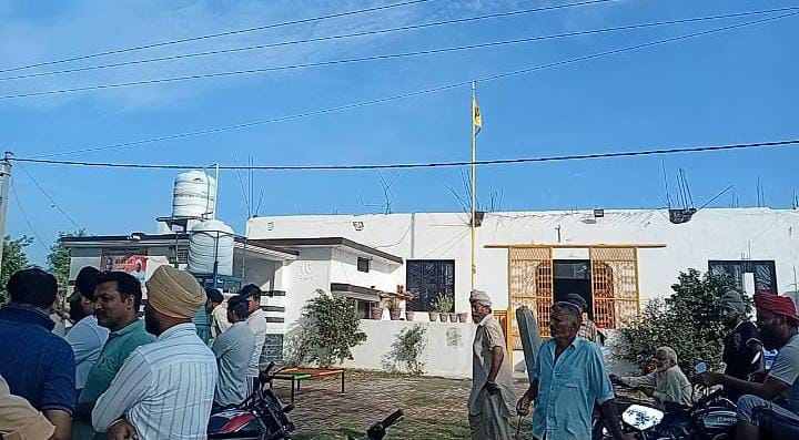 जसपुर: के करनपुर गुरुद्वारे में चोरी से हड़कंप, दानपेटी को बनाया निशाना; पुलिस और फॉरेन्सिक इन्वेस्टिगेशन टीम जांच में जुटी जसपुर, 18 जुलाई 2025 – (समय बोल रहा ) – आस्था के केंद्र और शांति के प्रतीक गुरुद्वारे में चोरी की घटना ने पूरे क्षेत्र में हड़कंप मचा दिया है। जसपुर के करनपुर स्थित गुरुद्वारे में बीती रात चोरों ने सेंध लगाकर दानपेटी को निशाना बनाया। सुबह जब भक्तजन रोजाना की तरह गुरु का आशीर्वाद लेने पहुंचे, तो गुरुद्वारे का मुख्य द्वार खुला देख उन्हें चोरी की घटना का पता चला, जिससे पूरे इलाके में सनसनी फैल गई। सुबह पता चला, मौके पर उमड़ा जनसैलाब जानकारी के अनुसार, विगत रात्रि चोरों ने करनपुर के गुरुद्वारे में धावा बोला। सुबह जब दिन हुआ और भक्तजन गुरुद्वारे में माथा टेकने और गुरु का आशीर्वाद लेने पहुंचे, तो उन्होंने पाया कि गुरुद्वारे का मुख्य द्वार खुला पड़ा था। अंदर जाकर देखने पर पता चला कि अंदर रखी दानपेटी (गोलक) को भी छेड़ा गया था और उसमें तोड़फोड़ की गई थी। चोरों ने इस दौरान वहां लगी एलईडी (LED) स्क्रीन भी चुरा ली थी। इतना ही नहीं, अपनी पहचान छिपाने के लिए चोरों ने सीसीटीवी की डीवीआर/डीवीडी (DVR/DVD) भी गायब कर दी थी, जिससे उनकी मंशा साफ जाहिर होती है। इस अप्रत्याशित घटना को देखते ही देखते स्थानीय जनता और सिख समुदाय के व्यक्ति बड़ी संख्या में मौके पर एकत्र हो गए। चोरी की इस घटना से सभी में गहरा रोष और चिंता व्याप्त हो गई। गुरुद्वारे जैसे पवित्र स्थान पर चोरी की खबर तेजी से फैली, जिससे मौके पर भारी भीड़ जमा हो गई। इस मौके पर क्षेत्र पंचायत सदस्य के प्रत्याशी गुरताज भुल्लर और प्रधान पद के प्रत्याशी हरिओम सुधा ,रिशपाल , आदि लोग एकत्र हो गए | पुलिस प्रशासन मौके पर,फॉरेन्सिक इन्वेस्टिगेशन टीम भी बुलाई गई घटना की सूचना तत्काल स्थानीय पुलिस को दी गई। सूचना मिलते ही पुलिस प्रशासन तुरंत हरकत में आया और मौके पर पहुंचा। कुंडा के थाना प्रभारी (SO) हरिंदर चौधरी और उपनिरीक्षक (SI) दीपक चौहान ,नवीन जोशी , (SI) गढ़ीनेगी ,सहित कई पुलिसकर्मी घटनास्थल पर मौजूद थे। पुलिस टीम ने सबसे पहले स्थिति का जायजा लिया और गुरुद्वारे के अंदर प्रारंभिक जांच शुरू की। उन्होंने आसपास के क्षेत्र का भी मुआयना किया और साक्ष्य जुटाने का प्रयास किया। मामले की गंभीरता को देखते हुए और घटना के संवेदनशील पहलू को ध्यान में रखते हुए, पुलिस ने जांच के लिए फॉरेन्सिक इन्वेस्टिगेशन टीम को भी मौके पर बुला लिया है। एसटीएफ की टीम भी अब इस चोरी के प्रकरण की गहन जांच में जुट गई है, जो इस बात का संकेत है कि पुलिस इस मामले को पूरी गंभीरता से ले रही है। गुरुद्वारा प्रबंधक और सदस्य भी रहे मौजूद, सख्त कार्रवाई का आश्वासन चोरी की इस घटना के समय गुरुद्वारा प्रबंधक लखविंदर सिंह और गुरुद्वारा समिति के अन्य सदस्य तथा ग्रंथी (ज्ञानी) भी मौके पर मौजूद रहे। उन्होंने पुलिस को घटना से संबंधित जानकारी दी और जल्द से जल्द चोरों को पकड़ने की मांग की। सिख समुदाय और स्थानीय लोगों ने इस वारदात को अपनी आस्था पर हमला बताया और पुलिस से त्वरित और सख्त कार्रवाई की अपेक्षा की। पुलिस ने मौके पर मौजूद सभी लोगों को आश्वासन दिया है कि जांच जारी है और चोरों की तलाश में कोई कसर नहीं छोड़ी जाएगी। पुलिस अधिकारियों ने सख्त से सख्त कार्रवाई के आदेश दिए हैं और कहा है कि चोरों के मिलते ही उन पर कड़ी से कड़ी कानूनी कार्रवाई की जाएगी। पुलिस का कहना है कि यह केवल एक चोरी का मामला नहीं, बल्कि एक धार्मिक स्थल पर हुए अपराध का मामला है, जिसकी जांच विशेष प्राथमिकता से की जा रही है। फिलहाल, एसटीएफ और स्थानीय पुलिस की टीमें संयुक्त रूप से इस मामले की जांच में जुटी हुई हैं। इस घटना ने क्षेत्र में सुरक्षा व्यवस्था को लेकर भी चिंताएं बढ़ा दी हैं, और प्रशासन से ऐसे धार्मिक स्थलों की सुरक्षा सुनिश्चित करने की मांग उठने लगी है।