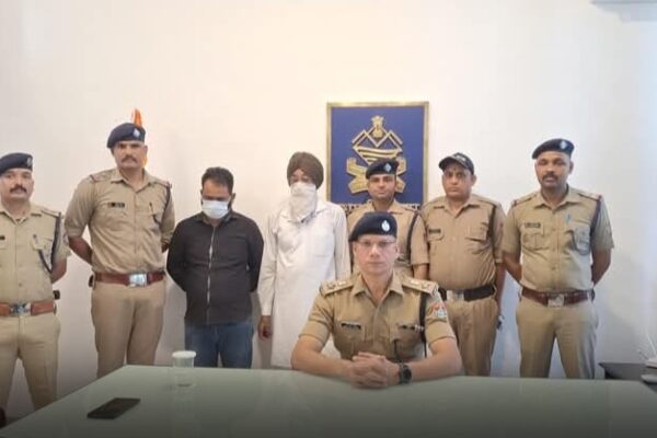 जसपुर 22 जुलाई 2025 (समय बोल रहा) : एसएसपी मणिकांत मिश्रा के निर्देशन में कुंडा पुलिस ने घटना का खुलासा करते हुए इसे संगठित अपराध बताया है। पुलिस ने बताया कि इस हत्या की साजिश चुनावी लाभ दिलाने के लिए रची गई थी। इस मामले में दो आरोपियों को गिरफ्तार किया गया है, जबकि एक आरोपी फरार है हत्या के पीछे चुनावी साजिश पुलिस जांच में खुलासा हुआ कि इस हत्या का मकसद त्रिस्तरीय पंचायत चुनाव में एक विशेष प्रत्याशी को लाभ पहुंचाना था। आरोपियों ने सोची-समझी साजिश के तहत इस वारदात को अंजाम दिया, ताकि क्षेत्र में डर का माहौल पैदा हो और मतदाताओं के रुझान पर असर डाला जा सके। अभियुक्तों का आपराधिक इतिहास पुलिस ने बताया कि गिरफ्तार अभियुक्त सुखविंदर सिंह और फरार अभियुक्त सतनाम के खिलाफ उत्तराखंड और उत्तर प्रदेश के कई थानों में गंभीर अपराधों के कुल 25 मुकदमे दर्ज हैं। इन मुकदमों में हत्या, लूट, डकैती, गैंगस्टर एक्ट और आर्म्स एक्ट जैसे मामले शामिल हैं। ये दोनों आरोपी लंबे समय से आपराधिक गिरोह के सदस्य के रूप में सक्रिय रहे हैं और चुनावी समय पर अपने नेटवर्क का उपयोग कर अवैध दबाव बनाने की कोशिश करते रहे हैं। पुलिस की सघन जांच घटना के बाद से ही पुलिस की कई टीमें मामले की जांच में लगी थीं। तकनीकी जांच, सीसीटीवी फुटेज, कॉल डिटेल रिकॉर्ड और गुप्त सूत्रों की मदद से पुलिस ने घटनाक्रम की कड़ियां जोड़ीं। पुलिस ने बताया कि 72 घंटे की लगातार मेहनत और खुफिया इनपुट्स के बाद यह मामला सुलझाया गया। एसएसपी मणिकांत मिश्रा ने स्पष्ट किया कि पुलिस चुनावी माहौल में किसी भी आपराधिक गतिविधि को बर्दाश्त नहीं करेगी। एसएसपी मणिकांत मिश्रा का बयान “पुलिस ने हत्या के पीछे की चुनावी साजिश का खुलासा कर दिया है। इस मामले में दो अपराधियों को गिरफ्तार किया गया है, जबकि एक फरार आरोपी की तलाश में दबिश जारी है। अपराधियों के खिलाफ सख्त कानूनी कार्रवाई की जाएगी। साथ ही इनके आपराधिक नेटवर्क को भी ध्वस्त किया जाएगा।” स्थानीय लोगों की प्रतिक्रिया घटना के बाद स्थानीय जनता में आक्रोश और भय दोनों ही देखने को मिले। लोगों का कहना है कि चुनावी समय में संगठित अपराधियों की गतिविधियां बढ़ जाती हैं और प्रशासन को ऐसी घटनाओं पर कड़ी नजर रखनी चाहिए। कुंडा पुलिस ने आश्वासन दिया है कि इलाके में सुरक्षा व्यवस्था को मजबूत किया गया है और संवेदनशील इलाकों में गश्त बढ़ा दी गई है। भविष्य की कार्रवाई पुलिस ने फरार आरोपी सतनाम को जल्द गिरफ्तार करने का भरोसा जताया है। साथ ही, आरोपियों की संपत्ति जब्त करने और उनके नेटवर्क को खत्म करने की कार्यवाही भी शुरू की जा रही है। पुलिस गैंगस्टर एक्ट के तहत सख्त कदम उठाने जा रही है ताकि भविष्य में ऐसी घटनाओं की पुनरावृत्ति न हो।