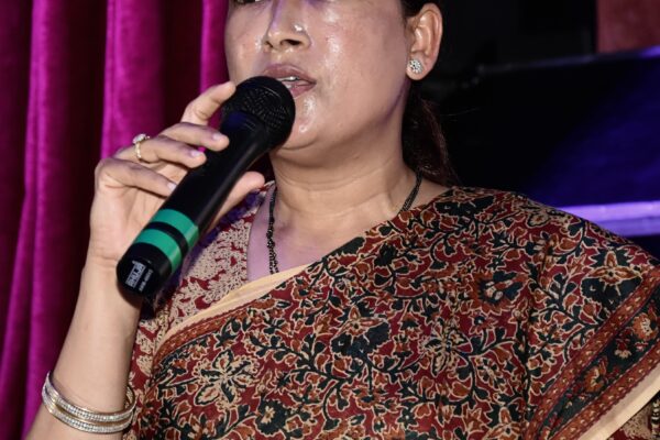 जसपुर, 24 जुलाई – (समय बोल रहा) – उत्तराखंड में खेलों के प्रति बदल रही सामाजिक सोच और युवाओं में खेल प्रतिभा को बढ़ावा देने की दिशा में एक महत्वपूर्ण पहल आज जसपुर में देखने को मिली। उधम सिंह नगर के जसपुर स्थित प्रतिष्ठित ब्राइट स्टार्ट इंटरनेशनल एकेडमी में सीबीएसई नॉर्थ जोन क्रिकेट कंपटीशन का भव्य शुभारंभ हुआ, जिसका उद्घाटन स्वयं प्रदेश की खेल मंत्री रेखा आर्या ने किया। इस विशाल प्रतियोगिता में देश के उत्तरी क्षेत्र से 2000 से अधिक युवा खिलाड़ी अपनी प्रतिभा का प्रदर्शन करने के लिए एकत्रित हुए हैं। खेल मंत्री ने इस अवसर पर न केवल प्रतियोगिता का आगाज किया, बल्कि खेल और खिलाड़ियों के प्रति समाज की बदलती धारणा पर विस्तार से प्रकाश डालते हुए राज्य सरकार की प्रतिबद्धता को भी दोहराया। महानगरों जैसी चमक जसपुर के खेल मैदान पर ब्राइट स्टार्ट इंटरनेशनल एकेडमी का परिसर आज सुबह से ही खिलाड़ियों, आयोजकों, शिक्षकों और स्थानीय गणमान्य व्यक्तियों की भीड़ से गुलजार था। रंग-बिरंगे झंडों और उत्साहपूर्ण नारों के बीच एक उत्सव का माहौल था। खेल मंत्री रेखा आर्या के आगमन पर खिलाड़ियों ने तालियों की गड़गड़ाहट से उनका स्वागत किया। कार्यक्रम की शुरुआत दीप प्रज्वलन और राष्ट्रगान के साथ हुई, जिसके बाद क्रिकेट के इस महाकुंभ का विधिवत शुभारंभ हुआ। खेल मंत्री ने प्रतीकात्मक रूप से क्रिकेट पिच पर बल्ला घुमाकर या गेंद को हवा में उछालकर प्रतियोगिता के आगाज की घोषणा की, जिससे युवा खिलाड़ियों में जोश भर गया। यह प्रतियोगिता केवल एक खेल आयोजन नहीं, बल्कि ग्रामीण और शहरी क्षेत्रों के खिलाड़ियों को एक मंच पर लाने का एक बड़ा प्रयास है, जो खेल प्रतिभाओं को निखारने का अवसर प्रदान करेगा। खेल मंत्री रेखा आर्या का प्रेरणादायी संबोधन: 'खेल अब केवल मनोरंजन नहीं, करियर भी है' अपने संबोधन में खेल मंत्री रेखा आर्या ने खेल और खिलाड़ियों के प्रति समाज में आए क्रांतिकारी बदलाव को रेखांकित किया। उन्होंने कहा कि "बीते एक दशक में, देश और प्रदेश में खेलों और खिलाड़ियों को देखने का नजरिया पूरी तरह से बदल गया है। एक समय था जब खेल को केवल मनोरंजन या शारीरिक गतिविधि का एक साधन मात्र समझा जाता था। माता-पिता भी अपने बच्चों को पढ़ाई पर अधिक ध्यान केंद्रित करने के लिए प्रेरित करते थे और खेल को करियर के रूप में शायद ही कभी सोचा जाता था।" उन्होंने आगे कहा, "लेकिन आज स्थिति पूरी तरह भिन्न है। अब युवा खेल में अपनी असाधारण प्रतिभा दिखाकर न केवल अपने भविष्य को संवार रहे हैं, बल्कि देश और प्रदेश का नाम भी रोशन कर रहे हैं।" मंत्री ने इस बदलाव का श्रेय खिलाड़ियों की कड़ी मेहनत, सरकार की नीतियों और खेल के प्रति बढ़ती जागरूकता को दिया। उन्होंने गर्व से कहा कि "हमारी प्रदेश सरकार खिलाड़ियों को हर संभव बढ़ावा देने में हमेशा अग्रणी रही है। हमने राज्य के लिए पदक जीतने वाले खिलाड़ियों को सीधे सरकारी नौकरी देने का प्रावधान किया है, ताकि उन्हें भविष्य की चिंता न रहे और वे पूरी तरह से अपने खेल पर ध्यान केंद्रित कर सकें।" यह नीति युवा खिलाड़ियों के लिए एक बड़ा प्रोत्साहन है, जिसने हजारों युवाओं को खेलों की ओर आकर्षित किया है। 'स्टेडियम की मांग समाज की बदलती सोच का प्रतीक' खेल मंत्री रेखा आर्या ने समाज की सोच में आए इस परिवर्तन का एक और महत्वपूर्ण पहलू उजागर किया। उन्होंने कहा कि "पहले, जब वह जनता के बीच जाती थीं, तो लोगों की मुख्य मांगें सड़क, बिजली, पानी, अस्पताल और स्कूल जैसी मूलभूत सुविधाएं होती थीं। ये आवश्यक भी थीं और आज भी हैं।" लेकिन, उन्होंने जोड़ा, "यह समाज की सोच में आया एक बड़ा बदलाव ही है कि अब हर जगह से स्टेडियम और खेल मैदान बनाए जाने की मांग उठने लगी है। लोग अपने बच्चों के लिए बेहतर खेल सुविधाएं चाहते हैं, ताकि वे अपनी प्रतिभा को निखार सकें।" यह बात दर्शाती है कि समाज अब शिक्षा और स्वास्थ्य के साथ-साथ खेलों को भी बच्चों के सर्वांगीण विकास का एक अनिवार्य हिस्सा मान रहा है। यह एक सकारात्मक संकेत है जो राज्य में एक मजबूत खेल संस्कृति के विकास का मार्ग प्रशस्त करेगा। मंत्री ने आश्वासन दिया कि सरकार इन मांगों को गंभीरता से ले रही है और खेल के बुनियादी ढांचे को मजबूत करने के लिए निरंतर काम कर रही है। 2000 से अधिक खिलाड़ी, भविष्य की उम्मीदें सीबीएसई नॉर्थ जोन क्रिकेट कंपटीशन में 2000 से अधिक खिलाड़ियों की भागीदारी इस बात का प्रमाण है कि युवा पीढ़ी खेलों को लेकर कितनी गंभीर है। यह प्रतियोगिता इन युवा प्रतिभाओं को न केवल अपनी कौशल दिखाने का अवसर प्रदान करेगी, बल्कि उन्हें राज्य और राष्ट्रीय स्तर पर पहचान बनाने में भी मदद करेगी। ऐसे आयोजन खिलाड़ियों को प्रतिस्पर्धी माहौल प्रदान करते हैं, जिससे उनका खेल निखरता है और वे बड़े टूर्नामेंटों के लिए तैयार होते हैं। यह मंच उन्हें खेल भावना, टीम वर्क और नेतृत्व क्षमता जैसे महत्वपूर्ण गुणों को विकसित करने में भी सहायता करता है। स्थानीय नेताओं की उपस्थिति और समर्थन इस महत्वपूर्ण अवसर पर कई स्थानीय और क्षेत्रीय भाजपा नेता भी उपस्थित रहे, जिन्होंने कार्यक्रम की शोभा बढ़ाई और खिलाड़ियों का उत्साहवर्धन किया। इनमें काशीपुर भाजपा जिला अध्यक्ष मनोज पाल, पूर्व विधायक डॉ शैलेंद्र मोहन सिंघल, काशीपुर विधायक त्रिलोक सिंह चीमा, सुनील कंबोज, सुमित कंबोज, मधु शर्मा, पुष्कर काला, राजकुमार चौहान आदि प्रमुख थे। इन नेताओं की उपस्थिति ने यह संदेश दिया कि स्थानीय प्रशासन और राजनीतिक नेतृत्व खेलों और युवा विकास के प्रति पूरी तरह प्रतिबद्ध है। उन्होंने खिलाड़ियों को शुभकामनाएं दीं और उन्हें खेल के मैदान पर उत्कृष्ट प्रदर्शन के लिए प्रेरित किया। कुल मिलाकर, जसपुर में सीबीएसई नॉर्थ जोन क्रिकेट कंपटीशन का यह शुभारंभ उत्तराखंड में खेलों के एक नए युग का प्रतीक है। खेल मंत्री रेखा आर्या के शब्दों ने स्पष्ट कर दिया कि सरकार और समाज दोनों ही अब खेलों को केवल मनोरंजन से कहीं बढ़कर, एक गंभीर करियर विकल्प और सामाजिक विकास के महत्वपूर्ण आयाम के रूप में देख रहे हैं। यह निश्चित रूप से राज्य में खेल प्रतिभाओं के लिए उज्ज्वल भविष्य की ओर एक बड़ा कदम है।
