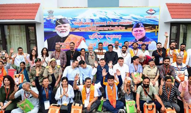 इतिहास रचते हुए कैलाश मानसरोवर यात्रा का पहला दल निकला! CM धामी ने टनकपुर से दी हरी झंडी, पीएम मोदी के 'विजन' से अब घंटों में शिव के दर्शन 4 aadi kelash yatra 3