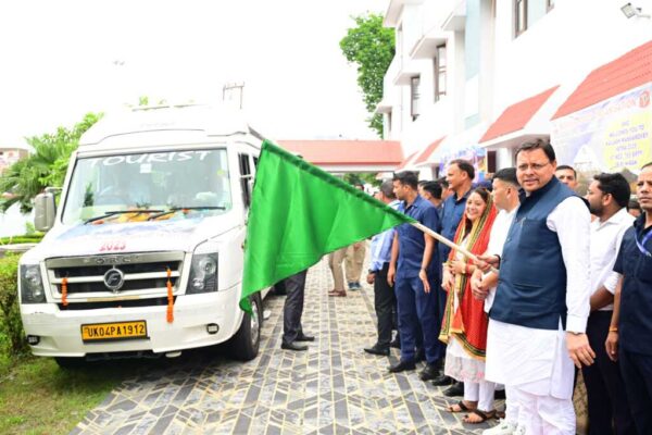 टनकपुर, 5 जुलाई, 2025 – (समय बोल रहा ) – उत्तराखंड के टनकपुर से आज एक ऐतिहासिक और आध्यात्मिक यात्रा का आगाज़ हुआ। मुख्यमंत्री पुष्कर सिंह धामी ने शनिवार को कैलाश मानसरोवर यात्रा के पहले दल को टनकपुर पर्यटक आवास गृह से हरी झंडी दिखाकर रवाना किया। यह यात्रा न केवल श्रद्धालुओं के लिए एक पवित्र मार्ग है, बल्कि प्रधानमंत्री नरेंद्र मोदी के दूरदर्शी नेतृत्व में यह अब भौगोलिक सीमाओं को लांघते हुए शिव से साक्षात्कार का एक सशक्त माध्यम बन गई है, जहां पहले सप्ताह भर का समय लगता था, वह अब कुछ ही घंटों में संभव हो रहा है। मुख्यमंत्री ने इस अवसर पर स्वयं उपस्थित होकर यात्रियों का न केवल पारंपरिक रूप से स्वागत किया, बल्कि उत्तराखंड की समृद्ध सांस्कृतिक धरोहर से जुड़े स्मृति चिह्न और मालाएं भेंट कर उन्हें भावभीनी विदाई भी दी। विविधता में एकता: 11 राज्यों से आए 45 श्रद्धालुओं का पहला दल इस ऐतिहासिक कैलाश मानसरोवर यात्रा के पहले दल में देश के विभिन्न कोनों से आए कुल 45 श्रद्धालु शामिल हैं। यह दल भारत की आध्यात्मिक विविधता में एकता का शानदार उदाहरण प्रस्तुत करता है। इन यात्रियों में 32 पुरुष और 13 महिलाएं हैं, जो छत्तीसगढ़, दिल्ली, जम्मू कश्मीर, मध्य प्रदेश, महाराष्ट्र, राजस्थान, उत्तराखंड, उत्तर प्रदेश, पश्चिम बंगाल और तमिलनाडु जैसे 11 विभिन्न राज्यों से अपनी आस्था और भक्ति के साथ इस पवित्र यात्रा के लिए टनकपुर पहुंचे थे। यह तथ्य स्वयं में दर्शाता है कि कैलाश मानसरोवर की आध्यात्मिक ऊर्जा देश के कोने-कोने से श्रद्धालुओं को अपनी ओर खींचती है। मुख्यमंत्री पुष्कर सिंह धामी ने व्यक्तिगत रूप से प्रत्येक यात्री से संवाद किया। उन्होंने यात्रियों का देवभूमि उत्तराखंड में हार्दिक स्वागत किया और उनसे उनकी यात्रा संबंधी तैयारियों और अपेक्षाओं के बारे में जानकारी ली। सीएम ने बताया कि उनकी सरकार यात्रा को सुगम, सुरक्षित और सुविधाजनक बनाने के लिए पूरी तरह से प्रतिबद्ध है। सीएम धामी का संबोधन: केवल यात्रा नहीं, आत्मिक जागरण का मार्ग मुख्यमंत्री पुष्कर सिंह धामी ने इस अवसर पर उपस्थित श्रद्धालुओं और जनता को संबोधित करते हुए कैलाश मानसरोवर यात्रा के आध्यात्मिक महत्व पर प्रकाश डाला। उन्होंने कहा, "कैलाश मानसरोवर की यात्रा करने का सौभाग्य हर किसी को नहीं मिलता। यह केवल एक धार्मिक अनुष्ठान नहीं है, बल्कि यह आत्मिक और आध्यात्मिक जागरण का मार्ग है।" सीएम ने जोर देकर कहा कि जो श्रद्धालु इस अद्वितीय यात्रा के सहभागी बन रहे हैं, वे केवल एक भौगोलिक यात्रा नहीं कर रहे, बल्कि वे समर्पण और आत्म-साक्षात्कार की एक गहरी अनुभूति लेकर जा रहे हैं। मुख्यमंत्री ने उत्तराखंड की भूमि के धार्मिक महत्व को भी रेखांकित किया। उन्होंने कहा कि "उत्तराखंड की पवित्र धरती के कण-कण में भगवान शिव का वास है। यह देवभूमि अनादि काल से ही आध्यात्मिकता का केंद्र रही है और कैलाश मानसरोवर की यात्रा इसी की एक महत्वपूर्ण कड़ी है।" पीएम मोदी का दूरदर्शी नेतृत्व: सीमाओं को लांघती 'शिव से साक्षात्कार' की यात्रा अपने संबोधन में मुख्यमंत्री धामी ने प्रधानमंत्री नरेंद्र मोदी के दूरदर्शी नेतृत्व और दृढ़ संकल्प की विशेष सराहना की। उन्होंने कहा कि पहले जिस कैलाश मानसरोवर यात्रा में दुर्गम रास्तों और कठिन परिस्थितियों के कारण सात दिन या उससे भी अधिक का समय लगता था, अब वह प्रधानमंत्री मोदी के प्रयासों से कुछ ही घंटों में संभव हो सकी है। यह एक अभूतपूर्व उपलब्धि है जिसने श्रद्धालुओं के लिए इस पवित्र धाम तक पहुंच को बहुत आसान बना दिया है। मुख्यमंत्री ने स्पष्ट किया कि "प्रधानमंत्री नरेंद्र मोदी के दूरदर्शी नेतृत्व और दृढ़ संकल्प से यह यात्रा अब केवल एक भौगोलिक मार्ग नहीं रही, बल्कि यह सीमाओं को लांघते हुए शिव से साक्षात्कार का एक सशक्त माध्यम बन गई है।" इसका सीधा अर्थ यह है कि आधारभूत संरचना के विकास और बेहतर कनेक्टिविटी के कारण श्रद्धालु अब कम समय और अधिक सुविधा के साथ इस पवित्र स्थान तक पहुंच पा रहे हैं, जिससे उनकी आध्यात्मिक यात्रा और भी सुगम बन गई है। राज्य सरकार की प्रतिबद्धता: सुगम, सुरक्षित और सुविधाजनक यात्रा मुख्यमंत्री धामी ने यह भी दोहराया कि उत्तराखंड सरकार कैलाश मानसरोवर यात्रा को प्रत्येक यात्री के लिए सुगम, सुरक्षित और सुविधाजनक बनाने के लिए पूरी तरह समर्पित है। उन्होंने बताया कि यात्रा मार्ग के प्रत्येक पड़ाव पर श्रद्धालुओं की सुविधा के लिए पुख्ता इंतजाम किए गए हैं। इनमें बेहतर स्वास्थ्य सुविधाएं, आरामदायक आवास व्यवस्था, पौष्टिक भोजन, पुख्ता सुरक्षा और अन्य सभी आवश्यक सुविधाएं शामिल हैं। सरकार यह सुनिश्चित कर रही है कि श्रद्धालुओं को अपनी आध्यात्मिक यात्रा के दौरान किसी भी प्रकार की असुविधा का सामना न करना पड़े। यह प्रतिबद्धता श्रद्धालुओं को बिना किसी चिंता के अपनी यात्रा पर ध्यान केंद्रित करने में मदद करेगी। मुख्यमंत्री ने अंत में भगवान भोलेनाथ से सभी यात्रियों की सफल, मंगलमय और सुरक्षित यात्रा की कामना की। उन्होंने विश्वास व्यक्त किया कि यह यात्रा न केवल श्रद्धालुओं के लिए एक अविस्मरणीय अनुभव होगी, बल्कि उत्तराखंड की देवभूमि छवि को भी और मजबूत करेगी। आध्यात्मिक पर्यटन को मिलेगा बढ़ावा कैलाश मानसरोवर यात्रा को सुगम बनाने और उसके पहले दल को मुख्यमंत्री द्वारा रवाना किया जाना उत्तराखंड में आध्यात्मिक पर्यटन को एक नई गति देगा। यह न केवल राज्य की आय में वृद्धि करेगा बल्कि स्थानीय अर्थव्यवस्था को भी मजबूती प्रदान करेगा। कैलाश मानसरोवर जैसे पवित्र स्थलों तक आसान पहुंच से देश-विदेश के अधिक से अधिक श्रद्धालु उत्तराखंड की ओर आकर्षित होंगे, जिससे राज्य की पहचान एक प्रमुख धार्मिक और आध्यात्मिक केंद्र के रूप में और भी प्रगाढ़ होगी। यह यात्रा भारत की समृद्ध सांस्कृतिक और आध्यात्मिक विरासत को वैश्विक स्तर पर भी प्रदर्शित करेगी।