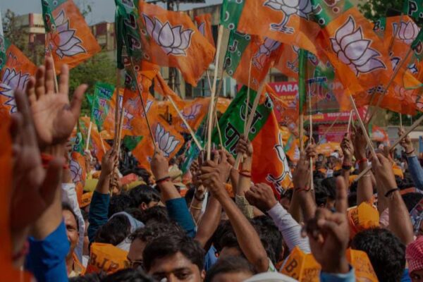 पटना, 13 जुलाई, 2025 – (समय बोल रहा ) – बिहार की राजधानी पटना के पुनपुन प्रखंड में शुक्रवार को उस समय सनसनी फैल गई, जब भारतीय जनता पार्टी (भाजपा) के एक प्रभावशाली नेता की दिनदहाड़े गोली मारकर हत्या कर दी गई। इस घटना ने न केवल राजनीतिक गलियारों में खलबली मचा दी है, बल्कि पूरे इलाके में भय और तनाव का माहौल भी पैदा कर दिया है। मृतक की पहचान भाजपा किसान मोर्चा के पूर्व अध्यक्ष सुरेंद्र केवट के रूप में हुई है, जिन्हें बाइक सवार दो अज्ञात हमलावरों ने ताबड़तोड़ गोलियां मारकर मौत के घाट उतार दिया। दिनदहाड़े वारदात: खेत पर गए थे, घात लगाकर किया हमला यह वारदात उस समय हुई जब सुरेंद्र केवट अपने पुनपुन स्थित खेत पर लगे मोटर को बंद करने के लिए गए थे। यह उनका रोजमर्रा का काम था, जिसकी उन्हें शायद ही कोई आशंका रही होगी। इसी दौरान, एक मोटरसाइकिल पर सवार दो अज्ञात बदमाश घात लगाकर वहाँ पहुँचे। उन्होंने बिना किसी चेतावनी के सुरेंद्र केवट पर ताबड़तोड़ चार गोलियां चला दीं। गोलियों की आवाज सुनकर आसपास के लोग मौके की ओर दौड़े, लेकिन तब तक हमलावर बड़ी फुर्ती से वारदात को अंजाम देकर फरार हो चुके थे। गंभीर रूप से घायल सुरेंद्र केवट खून से लथपथ जमीन पर पड़े थे। उन्हें तुरंत स्थानीय लोगों और परिजनों की मदद से इलाज के लिए पटना एम्स ले जाया गया। हालांकि, डॉक्टरों ने उन्हें बचाने की हरसंभव कोशिश की, लेकिन शरीर में अधिक खून बह जाने और गंभीर चोटों के कारण इलाज के दौरान उन्होंने दम तोड़ दिया। इस खबर के मिलते ही, उनके समर्थकों और परिजनों में कोहराम मच गया और अस्पताल परिसर में भारी भीड़ जमा हो गई। पुलिस की जांच शुरू: सीसीटीवी फुटेज खंगाले जा रहे घटना की सूचना मिलते ही स्थानीय पुलिस में हड़कंप मच गया। पुलिस के वरिष्ठ अधिकारी तुरंत घटनास्थल पर पहुँचे और मामले की गहन छानबीन शुरू कर दी। पुलिस ने सुरेंद्र केवट की हत्या के संबंध में अज्ञात हमलावरों के खिलाफ हत्या का मुकदमा दर्ज कर लिया है। सुरक्षात्मक दृष्टिकोण से इलाके में अतिरिक्त पुलिस बल तैनात कर दिया गया है ताकि किसी भी तरह के तनाव या अप्रिय घटना को रोका जा सके। पुलिस अधिकारियों ने बताया कि हमलावरों की पहचान के लिए घटनास्थल और उसके आस-पास लगे सभी सीसीटीवी कैमरों की फुटेज खंगाली जा रही है। इसके अलावा, पुलिस आसपास के लोगों से भी पूछताछ कर रही है, जो घटना के समय मौजूद थे। पुलिस का मानना है कि सीसीटीवी फुटेज और मुखबिरों से मिली जानकारी के आधार पर जल्द ही हमलावरों तक पहुंचा जा सकेगा और उनकी गिरफ्तारी की जाएगी। आपसी रंजिश या राजनीतिक दुश्मनी: हत्या के पीछे की वजह? सुरेंद्र केवट की हत्या को लेकर कई तरह की अटकलें लगाई जा रही हैं। पुलिस की शुरुआती जांच में आपसी रंजिश या राजनीतिक दुश्मनी को हत्या की मुख्य वजह माना जा रहा है। सुरेंद्र केवट का अपने इलाके में सामाजिक और राजनीतिक प्रभाव काफी मजबूत था। वे भाजपा के एक सक्रिय और लोकप्रिय नेता थे, जिनकी पहुँच जमीनी स्तर तक थी। उनकी यह सक्रियता कुछ लोगों के लिए परेशानी का सबब हो सकती थी। राजनीतिक पंडितों का मानना है कि पंचायत या अन्य स्थानीय चुनावों में किसी तरह की प्रतिद्वंदिता इस जघन्य अपराध की वजह हो सकती है। वहीं, कुछ लोग यह भी कयास लगा रहे हैं कि यह मामला किसी पुराने विवाद या आपसी दुश्मनी का परिणाम हो सकता है। पुलिस दोनों ही पहलुओं पर गहराई से जांच कर रही है और किसी भी निष्कर्ष पर पहुंचने से पहले सभी सबूतों को जुटा रही है। भाजपा में आक्रोश: प्रशासन से कड़ी कार्रवाई की मांग सुरेंद्र केवट की हत्या की खबर मिलते ही भाजपा के स्थानीय और प्रदेश स्तर के नेताओं में गहरा आक्रोश देखा जा रहा है। भाजपा कार्यकर्ताओं ने इस वारदात को लेकर प्रशासन से कड़ी कार्रवाई की मांग की है और दोषियों की जल्द गिरफ्तारी सुनिश्चित करने का आग्रह किया है। पार्टी के कई बड़े नेताओं ने इस हत्या की निंदा की है और इसे बिहार की बिगड़ती कानून-व्यवस्था का एक और उदाहरण बताया है। भाजपा नेताओं ने कहा कि एक ऐसे नेता की हत्या जो अपने खेत पर काम करने गया था, यह दर्शाता है कि अपराधियों में कानून का कोई खौफ नहीं रह गया है। उन्होंने पीड़ित परिवार को न्याय दिलाने और अपराधियों को जल्द से जल्द पकड़ने के लिए पुलिस पर दबाव बनाया है। इलाके में भय का माहौल, सुरक्षा पर गहराया संकट सुरेंद्र केवट जैसे एक प्रभावशाली और जाने-माने व्यक्ति की हत्या से पूरे पुनपुन प्रखंड में भय का माहौल बना हुआ है। लोग सुरक्षित महसूस नहीं कर रहे हैं और उनमें सुरक्षा को लेकर गहरी चिंता है। यह घटना आम लोगों के मन में यह सवाल खड़ा करती है कि जब एक राजनीतिक नेता दिनदहाड़े सुरक्षित नहीं है, तो आम नागरिक की क्या स्थिति होगी? फिलहाल, पुलिस की टीमें इस मामले की जांच में जुटी हुई हैं और उम्मीद है कि जल्द ही हमलावरों को गिरफ्तार कर लिया जाएगा। जब तक अपराधी पकड़े नहीं जाते, तब तक सुरेंद्र केवट के परिवार, भाजपा कार्यकर्ताओं और आम जनता के मन में यह आशंका बनी रहेगी कि इस हत्या के पीछे का सच क्या है और क्या यह एक सोची-समझी साजिश थी। यह घटना बिहार की कानून-व्यवस्था के लिए एक बड़ी चुनौती साबित हो रही है, जिसका समाधान प्रशासन को जल्द से जल्द करना होगा।