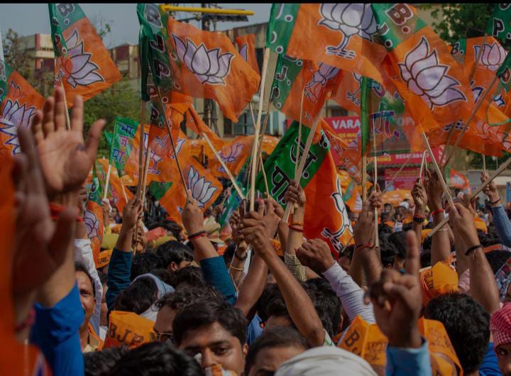 पटना, 13 जुलाई, 2025 – (समय बोल रहा ) – बिहार की राजधानी पटना के पुनपुन प्रखंड में शुक्रवार को उस समय सनसनी फैल गई, जब भारतीय जनता पार्टी (भाजपा) के एक प्रभावशाली नेता की दिनदहाड़े गोली मारकर हत्या कर दी गई। इस घटना ने न केवल राजनीतिक गलियारों में खलबली मचा दी है, बल्कि पूरे इलाके में भय और तनाव का माहौल भी पैदा कर दिया है। मृतक की पहचान भाजपा किसान मोर्चा के पूर्व अध्यक्ष सुरेंद्र केवट के रूप में हुई है, जिन्हें बाइक सवार दो अज्ञात हमलावरों ने ताबड़तोड़ गोलियां मारकर मौत के घाट उतार दिया। दिनदहाड़े वारदात: खेत पर गए थे, घात लगाकर किया हमला यह वारदात उस समय हुई जब सुरेंद्र केवट अपने पुनपुन स्थित खेत पर लगे मोटर को बंद करने के लिए गए थे। यह उनका रोजमर्रा का काम था, जिसकी उन्हें शायद ही कोई आशंका रही होगी। इसी दौरान, एक मोटरसाइकिल पर सवार दो अज्ञात बदमाश घात लगाकर वहाँ पहुँचे। उन्होंने बिना किसी चेतावनी के सुरेंद्र केवट पर ताबड़तोड़ चार गोलियां चला दीं। गोलियों की आवाज सुनकर आसपास के लोग मौके की ओर दौड़े, लेकिन तब तक हमलावर बड़ी फुर्ती से वारदात को अंजाम देकर फरार हो चुके थे। गंभीर रूप से घायल सुरेंद्र केवट खून से लथपथ जमीन पर पड़े थे। उन्हें तुरंत स्थानीय लोगों और परिजनों की मदद से इलाज के लिए पटना एम्स ले जाया गया। हालांकि, डॉक्टरों ने उन्हें बचाने की हरसंभव कोशिश की, लेकिन शरीर में अधिक खून बह जाने और गंभीर चोटों के कारण इलाज के दौरान उन्होंने दम तोड़ दिया। इस खबर के मिलते ही, उनके समर्थकों और परिजनों में कोहराम मच गया और अस्पताल परिसर में भारी भीड़ जमा हो गई। पुलिस की जांच शुरू: सीसीटीवी फुटेज खंगाले जा रहे घटना की सूचना मिलते ही स्थानीय पुलिस में हड़कंप मच गया। पुलिस के वरिष्ठ अधिकारी तुरंत घटनास्थल पर पहुँचे और मामले की गहन छानबीन शुरू कर दी। पुलिस ने सुरेंद्र केवट की हत्या के संबंध में अज्ञात हमलावरों के खिलाफ हत्या का मुकदमा दर्ज कर लिया है। सुरक्षात्मक दृष्टिकोण से इलाके में अतिरिक्त पुलिस बल तैनात कर दिया गया है ताकि किसी भी तरह के तनाव या अप्रिय घटना को रोका जा सके। पुलिस अधिकारियों ने बताया कि हमलावरों की पहचान के लिए घटनास्थल और उसके आस-पास लगे सभी सीसीटीवी कैमरों की फुटेज खंगाली जा रही है। इसके अलावा, पुलिस आसपास के लोगों से भी पूछताछ कर रही है, जो घटना के समय मौजूद थे। पुलिस का मानना है कि सीसीटीवी फुटेज और मुखबिरों से मिली जानकारी के आधार पर जल्द ही हमलावरों तक पहुंचा जा सकेगा और उनकी गिरफ्तारी की जाएगी। आपसी रंजिश या राजनीतिक दुश्मनी: हत्या के पीछे की वजह? सुरेंद्र केवट की हत्या को लेकर कई तरह की अटकलें लगाई जा रही हैं। पुलिस की शुरुआती जांच में आपसी रंजिश या राजनीतिक दुश्मनी को हत्या की मुख्य वजह माना जा रहा है। सुरेंद्र केवट का अपने इलाके में सामाजिक और राजनीतिक प्रभाव काफी मजबूत था। वे भाजपा के एक सक्रिय और लोकप्रिय नेता थे, जिनकी पहुँच जमीनी स्तर तक थी। उनकी यह सक्रियता कुछ लोगों के लिए परेशानी का सबब हो सकती थी। राजनीतिक पंडितों का मानना है कि पंचायत या अन्य स्थानीय चुनावों में किसी तरह की प्रतिद्वंदिता इस जघन्य अपराध की वजह हो सकती है। वहीं, कुछ लोग यह भी कयास लगा रहे हैं कि यह मामला किसी पुराने विवाद या आपसी दुश्मनी का परिणाम हो सकता है। पुलिस दोनों ही पहलुओं पर गहराई से जांच कर रही है और किसी भी निष्कर्ष पर पहुंचने से पहले सभी सबूतों को जुटा रही है। भाजपा में आक्रोश: प्रशासन से कड़ी कार्रवाई की मांग सुरेंद्र केवट की हत्या की खबर मिलते ही भाजपा के स्थानीय और प्रदेश स्तर के नेताओं में गहरा आक्रोश देखा जा रहा है। भाजपा कार्यकर्ताओं ने इस वारदात को लेकर प्रशासन से कड़ी कार्रवाई की मांग की है और दोषियों की जल्द गिरफ्तारी सुनिश्चित करने का आग्रह किया है। पार्टी के कई बड़े नेताओं ने इस हत्या की निंदा की है और इसे बिहार की बिगड़ती कानून-व्यवस्था का एक और उदाहरण बताया है। भाजपा नेताओं ने कहा कि एक ऐसे नेता की हत्या जो अपने खेत पर काम करने गया था, यह दर्शाता है कि अपराधियों में कानून का कोई खौफ नहीं रह गया है। उन्होंने पीड़ित परिवार को न्याय दिलाने और अपराधियों को जल्द से जल्द पकड़ने के लिए पुलिस पर दबाव बनाया है। इलाके में भय का माहौल, सुरक्षा पर गहराया संकट सुरेंद्र केवट जैसे एक प्रभावशाली और जाने-माने व्यक्ति की हत्या से पूरे पुनपुन प्रखंड में भय का माहौल बना हुआ है। लोग सुरक्षित महसूस नहीं कर रहे हैं और उनमें सुरक्षा को लेकर गहरी चिंता है। यह घटना आम लोगों के मन में यह सवाल खड़ा करती है कि जब एक राजनीतिक नेता दिनदहाड़े सुरक्षित नहीं है, तो आम नागरिक की क्या स्थिति होगी? फिलहाल, पुलिस की टीमें इस मामले की जांच में जुटी हुई हैं और उम्मीद है कि जल्द ही हमलावरों को गिरफ्तार कर लिया जाएगा। जब तक अपराधी पकड़े नहीं जाते, तब तक सुरेंद्र केवट के परिवार, भाजपा कार्यकर्ताओं और आम जनता के मन में यह आशंका बनी रहेगी कि इस हत्या के पीछे का सच क्या है और क्या यह एक सोची-समझी साजिश थी। यह घटना बिहार की कानून-व्यवस्था के लिए एक बड़ी चुनौती साबित हो रही है, जिसका समाधान प्रशासन को जल्द से जल्द करना होगा।
