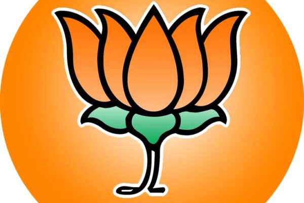उत्तराखंड: जसपुर के नवलपुर में भाजपा की अंदरूनी कलह उजागर, पार्टी पदाधिकारी के खिलाफ वरिष्ठ नेता के प्रचार से कार्यकर्ताओं में आक्रोश जसपुर, 17 जुलाई 2025 – (समय बोल रहा ) – उत्तराखंड में पंचायत चुनावों की गहमागहमी के बीच भारतीय जनता पार्टी (भाजपा) के भीतर अंदरूनी कलह खुलकर सामने आ गई है। जसपुर के नवलपुर क्षेत्र पंचायत में बीडीसी (क्षेत्र पंचायत सदस्य) पद के लिए भाजपा के दो कार्यकर्ताओं के आमने-सामने होने के बाद, पार्टी के ही एक वरिष्ठ नेता द्वारा एक प्रत्याशी के खिलाफ और दूसरे के समर्थन में प्रचार करने से स्थानीय कार्यकर्ताओं में भारी आक्रोश है। यह मामला अब पार्टी के भीतर अनुशासनहीनता और गुटबाजी को लेकर गंभीर सवाल खड़े कर रहा है। नवलपुर की अनारक्षित सीट पर दो भाजपाई आमने-सामने मामला क्षेत्र पंचायत नवलपुर में बीडीसी पद की अनारक्षित सीट से जुड़ा है। इस महत्वपूर्ण सीट से भाजपा के दो समर्पित कार्यकर्ता चुनावी मैदान में एक-दूसरे के खिलाफ ताल ठोक रहे हैं। इनमें एक हैं गुरताज सिंह भुल्लर, जो भाजपा किसान मोर्चा के प्रदेश कार्यकारिणी सदस्य होने के साथ-साथ निवर्तमान प्रशासक ज्येष्ठ ब्लॉक प्रमुख भी हैं। उनके सामने हैं परगट सिंह पन्नू, जो स्वयं भी भाजपा के एक सक्रिय कार्यकर्ता माने जाते हैं और बीडीसी प्रत्याशी के रूप में मैदान में हैं। यह स्थिति तब और जटिल हो गई जब सूत्रों के हवाले से यह जानकारी सामने आई कि पार्टी के एक वरिष्ठ और प्रभावशाली नेता, गुरताज सिंह भुल्लर जैसे पार्टी पदाधिकारी को नजरअंदाज करते हुए, खुले तौर पर उनके विरोधी परगट सिंह पन्नू के पक्ष में वोट मांग रहे हैं। इस वरिष्ठ नेता की एक जनसभा का वीडियो भी कार्यकर्ताओं के बीच तेजी से वायरल हो रहा है, जिसे सोशल मीडिया प्लेटफॉर्म पर भी साझा किया जा रहा है। यह वीडियो इस बात का पुख्ता प्रमाण माना जा रहा है कि एक वरिष्ठ नेता पार्टी के भीतर ही अनुशासन का उल्लंघन कर रहा है। पार्टी कार्यकर्ताओं में आक्रोश: 'पार्टी विरोधी गतिविधि' का आरोप वरिष्ठ नेता के इस रवैये से स्थानीय भाजपा कार्यकर्ताओं में गहरा आक्रोश है। उनका मानना है कि ऐसे कदम से पार्टी की छवि को नुकसान पहुंच रहा है और जमीनी स्तर पर कार्यकर्ताओं का मनोबल गिर रहा है। कई कार्यकर्ताओं ने नाम न छापने की शर्त पर अपनी नाराजगी व्यक्त की है। मंडल के एक पदाधिकारी ने, गोपनीयता बनाए रखने की शर्त पर, स्पष्ट रूप से कहा कि "वरिष्ठ भाजपा नेता पार्टी विरोधी गतिविधि में लिप्त होकर पार्टी को नुकसान पहुंचा रहे हैं। यह स्वीकार्य नहीं है।" कार्यकर्ताओं ने इस पूरे प्रकरण की शिकायत पार्टी पदाधिकारियों से भी की है। उनकी मांग है कि पार्टी के उच्चाधिकारियों को इस पर गंभीरता से संज्ञान लेना चाहिए और ऐसे लोगों के खिलाफ कठोर कार्रवाई करनी चाहिए, ताकि भविष्य के लिए एक नजीर बन सके। कार्यकर्ताओं का तर्क है कि यदि पार्टी के ही बड़े नेता इस तरह से एक दूसरे के खिलाफ प्रचार करेंगे, तो जनता के बीच पार्टी की एकजुटता का संदेश गलत जाएगा और इसका सीधा नुकसान चुनाव में पार्टी को उठाना पड़ेगा। जिला अध्यक्ष मनोज पाल का सख्त रुख: अनुशासनहीनता की चेतावनी इस पूरे मामले पर भाजपा के जिला अध्यक्ष मनोज पाल ने अपनी प्रतिक्रिया व्यक्त करते हुए सख्त रुख अपनाया है। उन्होंने स्वीकार किया कि नवलपुर में पार्टी के दो कार्यकर्ता बीडीसी का चुनाव लड़ रहे हैं। लेकिन, उन्होंने यह भी स्पष्ट किया कि "पार्टी ने अभी तक इन दोनों में से किसी भी कार्यकर्ता को चुनाव के लिए अधिकृत नहीं किया है।" जिला अध्यक्ष ने आगे कहा कि "पार्टी के किसी भी बड़े नेता को किसी एक प्रत्याशी के समर्थन में नहीं जाना चाहिए, क्योंकि इससे दोनों उम्मीदवारों और उनके समर्थकों के बीच मतभेद पैदा होगा, जो अंततः पार्टी की एकता के लिए हानिकारक है।" उन्होंने साफ शब्दों में चेतावनी दी, "यदि पार्टी का कोई बड़ा नेता किसी एक प्रत्याशी को चुनाव लड़ाता है या उसका खुले तौर पर समर्थन करता है, तो वह पार्टी के प्रति अनुशासनहीनता की जद में आता है।" मनोज पाल ने यह भी आश्वासन दिया कि यदि ऐसा कोई मामला उनके संज्ञान में आता है, तो वह पूरे प्रकरण से प्रदेश नेतृत्व को तत्काल अवगत कराएंगे और उनके निर्देशानुसार कठोर कार्रवाई की जाएगी। जिला अध्यक्ष का यह बयान दर्शाता है कि पार्टी नेतृत्व इस मामले को गंभीरता से ले रहा है और अनुशासनहीनता को बर्दाश्त नहीं किया जाएगा। भाजपा की 'फजीहत' और खेमों में बंटने का खतरा इस प्रकरण से न केवल भाजपा की 'फजीहत' हो रही है, बल्कि पार्टी 'दो खेमों में बंटती नजर आ रही है'। स्थानीय चुनावों में इस तरह की अंदरूनी कलह पार्टी के लिए घातक साबित हो सकती है, खासकर तब जब पार्टी एकजुटता का संदेश लेकर जनता के बीच जाती है। यह स्थिति मतदाताओं के बीच भ्रम पैदा करती है और उन्हें पार्टी की नीतियों के प्रति संदेह की स्थिति में डाल सकती है। यह घटना यह भी बताती है कि जमीनी स्तर के चुनावों में, व्यक्तिगत महत्वाकांक्षाएं और स्थानीय प्रतिद्वंद्विताएं अक्सर पार्टी अनुशासन पर भारी पड़ जाती हैं। भाजपा नेतृत्व के लिए यह एक बड़ी चुनौती है कि वह इन अंदरूनी कलहों को कैसे नियंत्रित करता है और यह सुनिश्चित करता है कि पार्टी की एकता और छवि बनी रहे। आने वाले दिनों में यह देखना दिलचस्प होगा कि प्रदेश नेतृत्व इस मामले पर क्या कार्रवाई करता है और क्या यह कठोर कदम उठाकर भविष्य के लिए एक मजबूत संदेश देता है। पार्टी के निर्णय पर ही नवलपुर और आसपास के क्षेत्रों में भाजपा का भविष्य निर्भर करेगा।