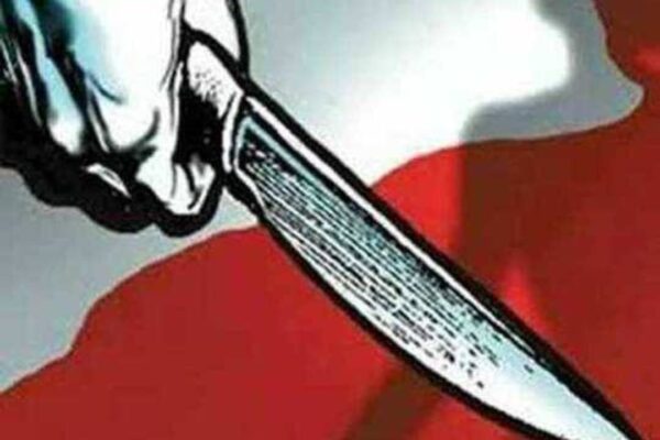 काशीपुर, 11 जुलाई, 2025 – (समय बोल रहा ) – उत्तराखंड में अपराध पर लगाम कसने के लिए चलाए जा रहे अभियानों के तहत, काशीपुर पुलिस को एक बड़ी सफलता हाथ लगी है। मुखबिर की सटीक सूचना पर कार्रवाई करते हुए, टांडा चौकी पुलिस ने एक युवक को अवैध चाकू के साथ गिरफ्तार किया है। पुलिस ने आरोपी के खिलाफ आर्म्स एक्ट की धारा के तहत मुकदमा दर्ज कर लिया है और अब उसे न्यायालय में पेश करने की तैयारी की जा रही है। यह घटना गुरुवार की देर रात की है। टांडा चौकी प्रभारी सुनील सूतेडी अपनी टीम के साथ क्षेत्र में गश्त पर थे ताकि कानून व्यवस्था बनी रहे। इसी दौरान, उन्हें एक विश्वसनीय मुखबिर से सूचना मिली कि राईपुर रोड स्थित फ्लाईओवर के ठीक नीचे एक युवक अवैध हथियार लेकर खड़ा है। सूचना की गंभीरता को समझते हुए, चौकी प्रभारी ने बिना समय गंवाए अपनी टीम के साथ तत्काल मौके पर पहुंचने का फैसला किया। पुलिस टीम ने त्वरित कार्रवाई करते हुए फ्लाईओवर के नीचे घेराबंदी की और वहां खड़े एक संदिग्ध युवक को धर दबोचा। पुलिस की अचानक मौजूदगी से युवक घबरा गया और भागने की कोशिश करने लगा, लेकिन पुलिस टीम ने उसे सफलतापूर्वक पकड़ लिया। पूछताछ करने पर आरोपी ने अपनी पहचान भोला उर्फ शिवम पुत्र त्रिलोकी, निवासी टांडा उज्जैन के रूप में बताई। पुलिस को उस पर संदेह हुआ और जब उसकी तलाशी ली गई तो उसके कब्जे से एक अवैध चाकू बरामद हुआ। आरोपी इस हथियार को लेकर किस मकसद से वहां खड़ा था, इस बारे में पुलिस आगे की पूछताछ कर रही है। अवैध हथियार मिलने के बाद पुलिस टीम ने आरोपी को तुरंत गिरफ्तार कर लिया। इसके बाद, कोतवाली पुलिस ने टीम के प्रभारी सुनील सूतेडी की तहरीर के आधार पर आरोपी भोला उर्फ शिवम के खिलाफ आर्म्स एक्ट के तहत गंभीर धाराओं में मुकदमा दर्ज कर लिया है। पुलिस अधिकारियों के मुताबिक, आरोपी को जल्द ही न्यायालय में पेश किया जाएगा। इस गिरफ्तारी ने न केवल एक आपराधिक वारदात को रोका है, बल्कि पुलिस की सतर्कता और प्रभावी खुफिया तंत्र (मुखबिरों का जाल) को भी दर्शाया है। इस तरह की कार्रवाई से शहर में अवैध हथियारों की तस्करी और उनके इस्तेमाल पर अंकुश लगाने में मदद मिलती है, जिससे आम जनता में सुरक्षा का भाव मजबूत होता है।