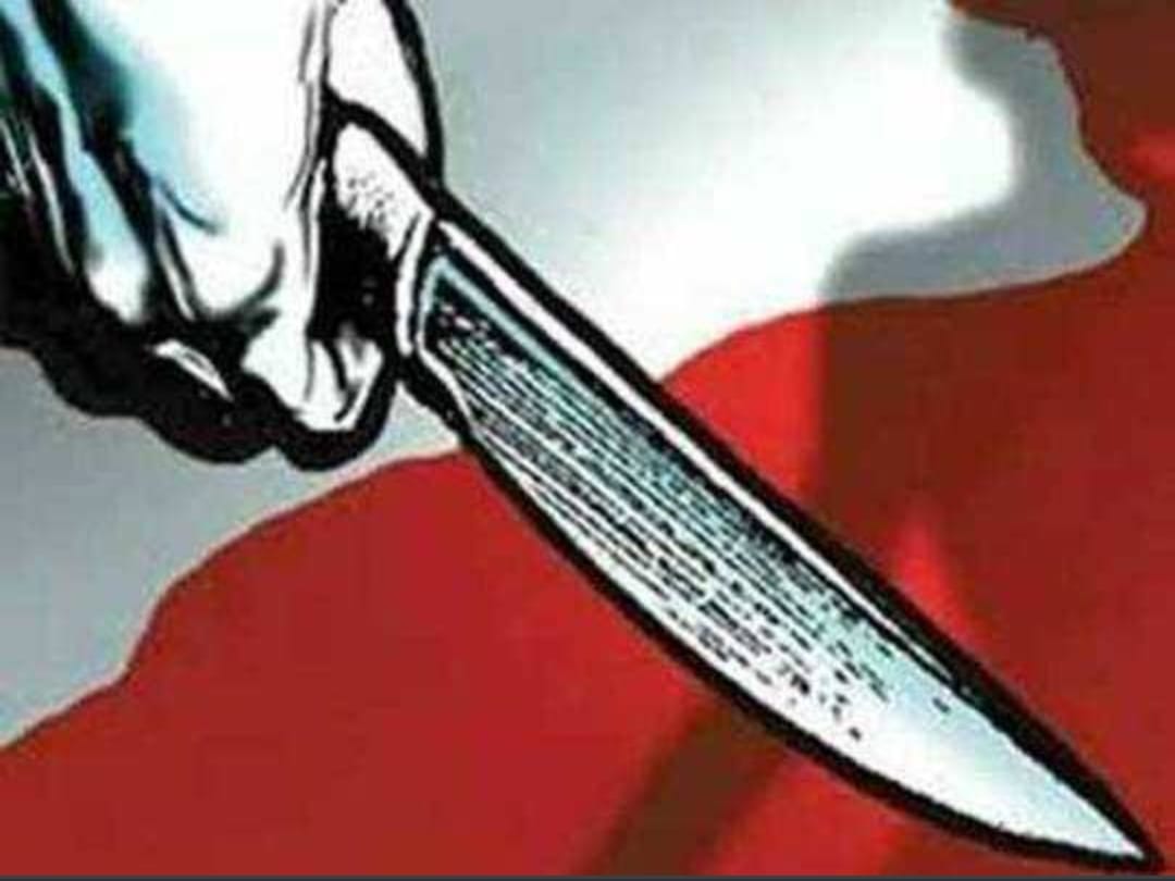 काशीपुर, 11 जुलाई, 2025 – (समय बोल रहा ) – उत्तराखंड में अपराध पर लगाम कसने के लिए चलाए जा रहे अभियानों के तहत, काशीपुर पुलिस को एक बड़ी सफलता हाथ लगी है। मुखबिर की सटीक सूचना पर कार्रवाई करते हुए, टांडा चौकी पुलिस ने एक युवक को अवैध चाकू के साथ गिरफ्तार किया है। पुलिस ने आरोपी के खिलाफ आर्म्स एक्ट की धारा के तहत मुकदमा दर्ज कर लिया है और अब उसे न्यायालय में पेश करने की तैयारी की जा रही है। यह घटना गुरुवार की देर रात की है। टांडा चौकी प्रभारी सुनील सूतेडी अपनी टीम के साथ क्षेत्र में गश्त पर थे ताकि कानून व्यवस्था बनी रहे। इसी दौरान, उन्हें एक विश्वसनीय मुखबिर से सूचना मिली कि राईपुर रोड स्थित फ्लाईओवर के ठीक नीचे एक युवक अवैध हथियार लेकर खड़ा है। सूचना की गंभीरता को समझते हुए, चौकी प्रभारी ने बिना समय गंवाए अपनी टीम के साथ तत्काल मौके पर पहुंचने का फैसला किया। पुलिस टीम ने त्वरित कार्रवाई करते हुए फ्लाईओवर के नीचे घेराबंदी की और वहां खड़े एक संदिग्ध युवक को धर दबोचा। पुलिस की अचानक मौजूदगी से युवक घबरा गया और भागने की कोशिश करने लगा, लेकिन पुलिस टीम ने उसे सफलतापूर्वक पकड़ लिया। पूछताछ करने पर आरोपी ने अपनी पहचान भोला उर्फ शिवम पुत्र त्रिलोकी, निवासी टांडा उज्जैन के रूप में बताई। पुलिस को उस पर संदेह हुआ और जब उसकी तलाशी ली गई तो उसके कब्जे से एक अवैध चाकू बरामद हुआ। आरोपी इस हथियार को लेकर किस मकसद से वहां खड़ा था, इस बारे में पुलिस आगे की पूछताछ कर रही है। अवैध हथियार मिलने के बाद पुलिस टीम ने आरोपी को तुरंत गिरफ्तार कर लिया। इसके बाद, कोतवाली पुलिस ने टीम के प्रभारी सुनील सूतेडी की तहरीर के आधार पर आरोपी भोला उर्फ शिवम के खिलाफ आर्म्स एक्ट के तहत गंभीर धाराओं में मुकदमा दर्ज कर लिया है। पुलिस अधिकारियों के मुताबिक, आरोपी को जल्द ही न्यायालय में पेश किया जाएगा। इस गिरफ्तारी ने न केवल एक आपराधिक वारदात को रोका है, बल्कि पुलिस की सतर्कता और प्रभावी खुफिया तंत्र (मुखबिरों का जाल) को भी दर्शाया है। इस तरह की कार्रवाई से शहर में अवैध हथियारों की तस्करी और उनके इस्तेमाल पर अंकुश लगाने में मदद मिलती है, जिससे आम जनता में सुरक्षा का भाव मजबूत होता है।