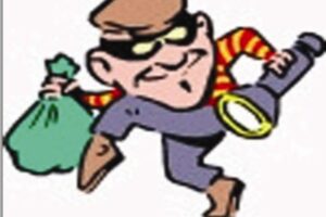 काशीपुर, 29 जुलाई 2025 (समय बोल रहा ) – काशीपुर के जसपुर खुर्द स्थित एक पॉश कॉलोनी में रविवार रात चोरी के इरादे से एक घर में घुसे युवक को स्थानीय लोगों ने साहस और सूझबूझ दिखाते हुए दबोच लिया। आरोपी को तत्काल पुलिस के हवाले कर दिया गया, जिससे पुलिस उससे गहन पूछताछ कर रही है। इस घटना ने कॉलोनी की सुरक्षा व्यवस्था पर गंभीर सवाल खड़े कर दिए हैं, क्योंकि यह पहली बार नहीं है जब कॉलोनी में किसी संदिग्ध व्यक्ति की घुसपैठ हुई हो। मुख्य गेट से घुसा, मां का गला दबाने का प्रयास घटना रविवार की देर रात की है। कुंडेश्वरी रोड स्थित जसपुर खुर्द की एक कॉलोनी में विसत मित्तल का परिवार रहता है। बताया गया है कि रात के समय जब परिवार के सदस्य – विपिन मित्तल (पिता), उनकी पत्नी, पुत्र वधू और दो छोटे बच्चे – घर पर मौजूद थे, तभी एक अज्ञात युवक चोरी के इरादे से उनके घर में घुस गया। चौंकाने वाली बात यह है कि आरोपी कॉलोनी के मुख्य गेट से अंदर घुसा और सीधे मित्तल के घर तक पहुंच गया। अचानक घर में किसी अंजान व्यक्ति को देखकर विसत मित्तल की मां घबरा गईं। जैसे ही उन्होंने आरोपी को देखा, उसने उन्हें दबोच लिया और उनका गला दबाने का प्रयास करने लगा। मां की चीख-पुकार सुनकर घर के अन्य सदस्य और पड़ोस में रहने वाले लोग भी तुरंत अलर्ट हो गए। शोर-शराबा होने पर आरोपी घबरा गया और मौके से भागने का प्रयास करने लगा। पड़ोसी ने दिखाई बहादुरी, पुलिस को दी सूचना जैसे ही आरोपी भागने की कोशिश कर रहा था, पड़ोसी ऋषभ अग्रवाल ने बहादुरी दिखाते हुए उसे कॉलोनी के मुख्य गेट पर ही धर दबोचा। उनकी सूझबूझ और तत्परता ने एक बड़ी वारदात को टाल दिया। घटना की गंभीरता को देखते हुए, तत्काल 112 नंबर पर पुलिस को सूचना दी गई। सूचना मिलते ही आईटीआई थाना पुलिस हरकत में आई और तुरंत मौके पर पहुंच गई। पुलिस ने पकड़े गए युवक को हिरासत में ले लिया और उससे पूछताछ शुरू कर दी है कि वह किस इरादे से घर में घुसा था और उसके साथ कोई और भी था या नहीं। कॉलोनी की सुरक्षा पर उठे सवाल इस घटना के बाद कॉलोनी के लोगों में दहशत और गुस्सा दोनों है। कॉलोनी के कई निवासियों ने कॉलोनी के स्वामी से मुलाकात की और पूरी घटना की जानकारी दी। उन्होंने गंभीर चिंता व्यक्त करते हुए सवाल उठाया कि जब कॉलोनी के मुख्य गेट पर गार्ड तैनात रहते हैं, तो कोई अंजान व्यक्ति इतनी आसानी से अंदर कैसे घुस गया? निवासियों का स्पष्ट मानना है कि कहीं न कहीं कॉलोनी की सुरक्षा व्यवस्था में बड़ी चूक है और उसे तुरंत मजबूत किए जाने की आवश्यकता है। आईटीआई थाना प्रभारी कुंदन रौतेला ने इस मामले में जानकारी देते हुए बताया कि "पकड़े गए युवक से पूछताछ की जा रही है। पुलिस सभी पहलुओं पर जांच कर रही है और जल्द ही मामले का खुलासा किया जाएगा।" कुछ दिन पहले भी पकड़ा गया था संदिग्ध यह अकेली घटना नहीं है, जिसने कॉलोनी की सुरक्षा को लेकर चिंता बढ़ाई है। कुछ दिन पहले भी जसपुर खुर्द स्थित इसी कॉलोनी में चार-पांच दिन से घूम रहे एक संदिग्ध युवक को कॉलोनी के लोगों ने पकड़ लिया था। लोगों ने बताया था कि वह युवक कई दिनों से कॉलोनी में घूम रहा था और रात में स्ट्रीट लाइटें भी बंद कर दे रहा था, जिससे लोगों में संदेह पैदा हो गया था। आक्रोशित लोगों ने उसे पकड़कर हल्की-फुल्की पिटाई भी की थी। पूछताछ के दौरान युवक ने बताया था कि वह कॉलोनी के ही एक मकान में किराए पर रहता है। इसके बाद मकान मालिक को मौके पर बुलाया गया और युवक को चेतावनी देकर छोड़ दिया गया था। इन लगातार हो रही घटनाओं ने कॉलोनी के निवासियों को भयभीत कर दिया है। वे पुलिस और कॉलोनी प्रबंधन से अपनी सुरक्षा सुनिश्चित करने के लिए और अधिक प्रभावी कदम उठाने की मांग कर रहे हैं, ताकि वे अपने घरों में सुरक्षित महसूस कर सकें।