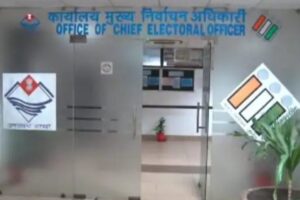 देहरादून, 08 जुलाई, 2025 – (समय बोल रहा ) – उत्तराखंड की राजनीति में एक बड़ा घटनाक्रम सामने आया है, जिसने कई छोटे राजनीतिक दलों के अस्तित्व पर सवालिया निशान खड़ा कर दिया है। भारत निर्वाचन आयोग (ECI) और चुनाव आयोग ने राज्य में पंजीकृत 6 अमान्यता प्राप्त राजनीतिक दलों (RUPPs) को नोटिस जारी किया है। इन दलों पर आरोप है कि वे पंजीकृत अमान्यता प्राप्त राजनैतिक दल बने रहने की आवश्यक शर्तों को पूरा नहीं कर पा रहे हैं। आयोग के इस कदम ने इन दलों के लिए 21 जुलाई की शाम 5 बजे तक का अल्टीमेटम दिया है, जिसके बाद उनके अंतिम डीलिस्टिंग (पंजीकरण रद्द करने) का निर्णय लिया जाएगा। यह कार्रवाई उत्तराखंड के राजनीतिक परिदृश्य में पारदर्शिता और जवाबदेही लाने की दिशा में एक महत्वपूर्ण कदम मानी जा रही है। क्यों चला आयोग का 'डंडा'? शर्तों पर खरे नहीं उतर रहे कई दल भारत निर्वाचन आयोग, देश में निष्पक्ष और पारदर्शी चुनाव सुनिश्चित करने के लिए राजनीतिक दलों के पंजीकरण और उनके कामकाज पर कड़ी नजर रखता है। आयोग के निर्देशानुसार, उत्तराखंड में कुल 42 पंजीकृत अमान्यता प्राप्त राजनीतिक दल (RUPPs) हैं। ये वो दल होते हैं, जिन्हें राज्य या राष्ट्रीय स्तर पर मान्यता प्राप्त करने के लिए पर्याप्त वोट प्रतिशत या सीटें नहीं मिली होतीं, लेकिन वे चुनाव आयोग के पास पंजीकृत होते हैं। हालांकि, चुनाव आयोग की जांच में सामने आया है कि इन 42 दलों में से कई ऐसे हैं जो 'पंजीकृत अमान्यता प्राप्त राजनैतिक दल' बने रहने की आवश्यक शर्तों को पूरा नहीं कर पा रहे हैं। इन शर्तों में मुख्य रूप से शामिल हैं: नियमित आंतरिक चुनाव: दलों को अपने भीतर नियमित रूप से संगठनात्मक चुनाव कराने होते हैं, ताकि आंतरिक लोकतंत्र बना रहे। वार्षिक ऑडिट रिपोर्ट जमा करना: वित्तीय पारदर्शिता बनाए रखने के लिए दलों को हर साल अपनी आय-व्यय की ऑडिट रिपोर्ट चुनाव आयोग को सौंपनी होती है। योगदान रिपोर्ट दाखिल करना: दलों को अपने प्राप्त चंदे (कंट्रीब्यूशन) की जानकारी आयोग को देनी होती है। चुनावी गतिविधियों में भागीदारी: दलों से यह अपेक्षा की जाती है कि वे लगातार चुनाव (विधानसभा या लोकसभा) में भाग लें, भले ही वे सीटें न जीतें। सक्रिय कार्यालय का पता: आयोग ने विशेष रूप से यह भी पाया है कि इन दलों के कार्यालय का कोई सही या सक्रिय पता नहीं है। यानी ये दल केवल कागजों पर मौजूद हैं, जमीनी स्तर पर इनकी कोई सक्रियता नहीं दिख रही है। आयोग ने इन्हीं मानदंडों के आधार पर उत्तराखंड के 6 ऐसे विशिष्ट दलों की पहचान की है, जिन्हें अब नोटिस जारी कर स्पष्टीकरण मांगा गया है। अस्तित्व पर खतरा: 21 जुलाई शाम 5 बजे की डेडलाइन नोटिस प्राप्त करने वाले इन 6 दलों को 21 जुलाई, शाम 5 बजे तक अपना जवाब चुनाव आयोग को भेजना होगा। इस जवाब में उन्हें यह साबित करना होगा कि वे आयोग द्वारा निर्धारित सभी शर्तों का पालन कर रहे हैं या क्यों उन्हें डीलिस्ट नहीं किया जाना चाहिए। यदि ये दल निर्धारित समय-सीमा के भीतर संतोषजनक जवाब प्रस्तुत करने में विफल रहते हैं या अपने दावों का समर्थन करने के लिए पर्याप्त प्रमाण नहीं दे पाते हैं, तो भारत निर्वाचन आयोग इनकी अंतिम डीलिस्टिंग का निर्णय लेगा। डीलिस्टिंग का अर्थ है कि इन दलों का पंजीकरण रद्द कर दिया जाएगा, और वे अब चुनाव आयोग द्वारा पंजीकृत राजनीतिक दल नहीं रह जाएंगे। क्यों महत्वपूर्ण है यह कार्रवाई? पारदर्शिता और जवाबदेही की पहल चुनाव आयोग द्वारा यह कार्रवाई केवल उत्तराखंड तक सीमित नहीं है, बल्कि देश भर में ऐसे निष्क्रिय और गैर-अनुपालनकारी राजनीतिक दलों के खिलाफ अभियान का हिस्सा है। आयोग का मुख्य उद्देश्य है कि: राजनीतिक प्रणाली को साफ-सुथरा बनाना: ऐसे दल जो केवल कागजों पर मौजूद हैं और जिनका कोई वास्तविक राजनीतिक उद्देश्य नहीं है, उन्हें प्रणाली से हटाना। फंडिंग में पारदर्शिता: कई बार ऐसे निष्क्रिय दलों का उपयोग धन के लेन-देन या कर चोरी के लिए भी किया जाता है। आयोग ऐसी गतिविधियों पर लगाम लगाना चाहता है। संसाधनों का कुशल उपयोग: चुनाव आयोग के सीमित संसाधनों का उपयोग केवल सक्रिय और वास्तविक राजनीतिक दलों के लिए हो। लोकतांत्रिक प्रक्रिया को मजबूत करना: केवल वास्तविक और सक्रिय दल ही लोकतांत्रिक प्रक्रिया में भाग लें, जिससे राजनीतिक प्रणाली की विश्वसनीयता बढ़े। यह कदम उत्तराखंड के राजनीतिक परिदृश्य में भी एक नई बहस छेड़ सकता है, खासकर उन छोटे दलों के बीच जो अपनी पहचान बनाए रखने के लिए संघर्ष कर रहे हैं। प्रभाव और चुनौतियाँ: क्या खोएंगे ये दल? यदि इन 6 दलों का पंजीकरण रद्द होता है, तो उन्हें कई लाभों से वंचित होना पड़ेगा, जिनमें शामिल हैं: निर्वाचक नामावली (Electoral Rolls) की निःशुल्क प्रतियां प्राप्त करने का अधिकार। सार्वजनिक प्रसारकों (जैसे दूरदर्शन और आकाशवाणी) पर मुफ्त हवाई समय। चुनाव के दौरान अपने उम्मीदवारों के लिए साझा चुनाव चिह्न की सुविधा (यदि आयोग द्वारा आवंटित की जाती है)। डीलिस्ट होने के बाद, यदि ये दल भविष्य में चुनाव लड़ना चाहते हैं, तो उन्हें नए सिरे से पंजीकरण प्रक्रिया से गुजरना होगा, जो एक लंबी और जटिल प्रक्रिया है। यह चुनौती इन दलों के लिए उनके अस्तित्व को बचाने की आखिरी लड़ाई साबित हो सकती है। चुनाव आयोग का यह कदम स्पष्ट संदेश है कि राजनीतिक दलों को अपनी जिम्मेदारियों को गंभीरता से लेना होगा और केवल कागजों पर पंजीकृत होकर ही राजनीतिक दल बने नहीं रहा जा सकता। उत्तराखंड में जिन दलों को नोटिस मिला है, उन्हें अब 21 जुलाई तक अपने अस्तित्व को बचाने के लिए मजबूत दलीलें और प्रमाण पेश करने होंगे। इस फैसले से राज्य की छोटी राजनीतिक पार्टियों के कामकाज में निश्चित रूप से अधिक पारदर्शिता और जवाबदेही देखने को मिलेगी।