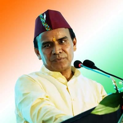 उत्तराखंड में शिक्षा विभाग में 1556 पदों पर आउटसोर्सिंग से होगी भर्ती, हजारों युवाओं को मिलेगा रोजगार देहरादून, 15 जुलाई 2025 (समय बोल रहा): उत्तराखंड के विद्यालयी शिक्षा विभाग में जल्द ही सैकड़ों युवाओं को रोजगार के नए अवसर मिलने जा रहे हैं। विभाग समग्र शिक्षा अभियान के तहत स्वीकृत 1556 संविदा पदों को आउटसोर्सिंग के माध्यम से भरने की तैयारी में है। इस महत्वपूर्ण पहल को लेकर विभागीय मंत्री ने अधिकारियों को एक माह के भीतर भर्ती प्रक्रिया पूरी करने के सख्त निर्देश दिए हैं, जिससे प्रदेश में शिक्षा की गुणवत्ता में सुधार के साथ-साथ बेरोजगारी कम करने की दिशा में भी बड़ा कदम उठाया जा सके। विद्यालयी शिक्षा मंत्री डॉ. धन सिंह रावत ने आज अपने शासकीय आवास पर समग्र शिक्षा के तहत स्वीकृत संविदा पदों पर भर्ती को लेकर एक उच्च स्तरीय समीक्षा बैठक की। बैठक के बाद मीडिया को जारी एक बयान में उन्होंने बताया कि प्रदेश में शैक्षणिक गतिविधियों में सुधार और शिक्षा की गुणवत्ता को बढ़ाने के उद्देश्य से समग्र शिक्षा के तहत रिक्त पदों को शीघ्रता से भरा जाएगा। उन्होंने यह भी जानकारी दी कि इन पदों पर भर्ती के लिए प्रयाग पोर्टल के माध्यम से आउटसोर्स एजेंसी का चयन पहले ही कर लिया गया है, जिससे भर्ती प्रक्रिया को तेजी से आगे बढ़ाया जा सके। विभिन्न संवर्गों में 1556 पद स्वीकृत राज्य समग्र शिक्षा परियोजना के अंतर्गत भारत सरकार द्वारा वित्त पोषित विभिन्न संवर्गों में कुल 1556 पद स्वीकृत किए गए हैं। इन पदों में विशेष आवश्यकता वाले बच्चों के लिए 161 विशेष शिक्षक शामिल हैं, जो समावेशी शिक्षा को बढ़ावा देने में महत्वपूर्ण भूमिका निभाएंगे। इसके अलावा, प्रशासनिक और वित्तीय कार्यों को सुचारु रूप से चलाने के लिए 324 लेखाकार-सह-सपोर्टिंग स्टाफ के पद भी भरे जाएंगे। युवाओं को सही करियर मार्गदर्शन देने के लिए 95 करियर काउंसलर की नियुक्ति की जाएगी, जो छात्रों को उनके भविष्य के लिए उचित दिशा-निर्देश प्रदान करेंगे। डिजिटल शिक्षा और डेटा प्रबंधन को मजबूत करने के लिए विद्या समीक्षा केंद्र के 18 पदों पर भी भर्ती होगी। इसके अतिरिक्त, मनोविज्ञानी, मैनेजर (आईसीटी) और मैनेजर (ट्रेनिंग) के एक-एक महत्वपूर्ण पद भी आउटसोर्सिंग के जरिए भरे जाएंगे। मंत्री डॉ. रावत ने स्पष्ट किया कि इन सभी पदों पर युवाओं को मेरिट के आधार पर भर्ती किया जाएगा, जिससे पारदर्शिता और योग्यता को प्राथमिकता दी जा सके। उन्होंने विभागीय अधिकारियों को एक माह के भीतर इस पूरी भर्ती प्रक्रिया को पूर्ण करने के निर्देश दिए हैं, ताकि शैक्षणिक सत्र में बिना किसी देरी के नए कर्मी अपना योगदान दे सकें। बीआरपी-सीआरपी के 955 पदों पर अंतिम चरण में भर्ती डॉ. धन सिंह रावत ने यह भी बताया कि समग्र शिक्षा के अंतर्गत बीआरपी (ब्लॉक रिसोर्स पर्सन) और सीआरपी (क्लस्टर रिसोर्स पर्सन) के 955 पदों पर भर्ती प्रक्रिया पहले से ही अंतिम चरण में है। इन पदों पर चयनित युवाओं की तैनाती त्रिस्तरीय पंचायत चुनाव-2025 के दृष्टिगत राज्य में लागू आदर्श आचार संहिता समाप्त होते ही कर दी जाएगी। उन्होंने आउटसोर्स एजेंसी को निर्देश दिए हैं कि काउन्सिलिंग प्रक्रिया को पूरी तरह से पारदर्शी तरीके से संपादित किया जाए। साथ ही, चयनित अभ्यर्थियों को उनके मण्डल और गृह विकासखंड के अनुरूप तैनाती में वरीयता दी जाए, ताकि उन्हें अपने गृह क्षेत्र के करीब काम करने का अवसर मिल सके। इससे न केवल कर्मचारियों को सुविधा होगी, बल्कि स्थानीय स्तर पर शिक्षा व्यवस्था को समझने और उसमें योगदान देने में भी मदद मिलेगी। शैक्षणिक गुणवत्ता सुधार पर जोर शिक्षा विभाग का यह कदम प्रदेश में शैक्षणिक गतिविधियों में सुधार और गुणवत्तापूर्ण शिक्षा सुनिश्चित करने की सरकार की प्रतिबद्धता को दर्शाता है। इन भर्तियों से विद्यालयों में स्टाफ की कमी दूर होगी, जिससे छात्रों को बेहतर शिक्षण-अधिगम वातावरण मिल पाएगा। विशेष शिक्षकों की नियुक्ति से दिव्यांग बच्चों की शिक्षा में आ रही बाधाएं कम होंगी, वहीं करियर काउंसलर छात्रों को सही दिशा देने में सहायक होंगे। लेखाकार और अन्य सहायक स्टाफ की नियुक्ति से प्रशासनिक कार्य अधिक सुचारु और कुशल बनेंगे। बैठक में सुश्री दीप्ति सिंह, राज्य परियोजना निदेशक, समग्र शिक्षा उत्तराखण्ड, कुलदीप गैरोला, अपर राज्य परियोजना निदेशक, समग्र शिक्षा उत्तराखण्ड, अजीत भण्डारी, उप राज्य परियोजना निदेशक, समग्र शिक्षा उत्तराखण्ड, भगवती प्रसाद मैन्दोली, स्टॉफ ऑफिसर, समग्र शिक्षा उत्तराखण्ड के साथ-साथ चयनित आउटसोर्स एजेंसी के प्रतिनिधि मोर सिंह व हरिओम भी उपस्थित रहे। सभी अधिकारियों ने मंत्री द्वारा दिए गए निर्देशों का पालन करने और भर्ती प्रक्रिया को समयबद्ध तरीके से पूरा करने का आश्वासन दिया। यह एक महत्वपूर्ण पहल है जो न केवल युवाओं को रोजगार प्रदान करेगी, बल्कि उत्तराखंड के शिक्षा परिदृश्य को मजबूत करने में भी सहायक सिद्ध होगी। इन नियुक्तियों के बाद, उम्मीद है कि प्रदेश के सरकारी स्कूलों में गुणवत्तापूर्ण शिक्षा का स्तर और भी बेहतर होगा, जिसका सीधा लाभ हजारों छात्रों को मिलेगा।