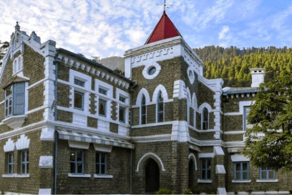ब्रेकिंग न्यूज़: उत्तराखंड में पंचायत चुनाव को हाईकोर्ट की मंजूरी, अब नहीं रुकेगा चुनाव चिन्ह आवंटन देहरादून, 14 जुलाई 2025 ( समय बोल रहा )– उत्तराखंड में पंचायत उपचुनावों को लेकर चल रही कानूनी लड़ाई में आज एक बड़ा फैसला आया, जिससे चुनावी प्रक्रिया में आई अनिश्चितता समाप्त हो गई है। उत्तराखंड उच्च न्यायालय के स्पष्ट निर्देशों के बाद, राज्य निर्वाचन आयोग ने निर्वाचन प्रतीक (चुनाव चिन्ह) आवंटन की प्रक्रिया को तत्काल प्रभाव से बहाल कर दिया है। न्यायालय ने न केवल आयोग को कार्यवाही जारी रखने की अनुमति दी, बल्कि इस तरह के चुनाव को 'सुचारू रूप से जारी रखने' की मंजूरी भी दी, जिससे यह स्पष्ट हो गया है कि चुनाव प्रक्रिया अब नहीं रुकेगी। बीते दिन की अनिश्चितता और आज का फैसला दरअसल, रिट याचिका संख्या 503 (एम०बी०) 2025 – शक्ति सिंह बर्थवाल बनाम राज्य निर्वाचन आयोग एवं अन्य में 11 जुलाई 2025 को उच्च न्यायालय द्वारा पारित आदेश के बाद, आयोग के सामने कुछ कानूनी स्पष्टता की आवश्यकता थी। इसी कारण, आयोग ने 13 जुलाई 2025 को आदेश संख्या 1759 के माध्यम से, 14 जुलाई 2025 को होने वाली प्रतीक आवंटन की कार्यवाही को दोपहर 2:00 बजे तक के लिए स्थगित कर दिया था। राज्य भर के उम्मीदवारों, राजनीतिक दलों और आम जनता की नजरें हाई कोर्ट पर टिकी थीं, क्योंकि इस फैसले पर ही चुनाव का भविष्य टिका था। आज, 14 जुलाई 2025 को हुई सुनवाई में, माननीय उच्च न्यायालय ने राज्य निर्वाचन आयोग को स्पष्ट निर्देश दिए। न्यायालय ने आयोग को आश्वस्त किया कि वह निर्धारित चुनावी प्रक्रिया को जारी रख सकता है। न्यायालय के इस रुख के बाद, निर्वाचन आयोग ने बिना किसी देरी के, चुनाव चिन्ह आवंटन के लिए संशोधित कार्यक्रम जारी कर दिया। संशोधित कार्यक्रम जारी: आज ही शुरू हुआ काम, कल भी जारी रहेगा उच्च न्यायालय से निर्देश प्राप्त होते ही, राज्य निर्वाचन आयोग, उत्तराखंड ने एक संशोधित आदेश जारी किया। इस आदेश में स्पष्ट किया गया है कि: आज 14 जुलाई 2025 को दोपहर 2:00 बजे से शाम 6:00 बजे तक निर्वाचन प्रतीक आवंटन की कार्यवाही संचालित की जाएगी। शेष निर्वाचन प्रतीक आवंटन की प्रक्रिया 15 जुलाई 2025 को प्रातः 8:00 बजे से कार्य समाप्ति तक पूरी कराई जाएगी। इस फैसले ने उन हजारों उम्मीदवारों के लिए बड़ी राहत लाई है, जो पिछले 24 घंटों से अनिश्चितता के दौर में थे। प्रतीक आवंटन के बिना, वे अपनी चुनाव प्रचार सामग्री जैसे पोस्टर, बैनर और पैम्फलेट नहीं बनवा पा रहे थे, जिससे उनकी तैयारियों में बाधा आ रही थी। अब प्रक्रिया फिर से शुरू होने से उनके अभियान में नई ऊर्जा का संचार हुआ है। आयोग ने अधिकारियों को दिए तत्काल निर्देश राज्य निर्वाचन आयोग ने अपनी अधिसूचना (संशोधित) संख्या 1303, दिनांक 28 जून 2025 को इस सीमा तक संशोधित माना है, जिसका सीधा अर्थ है कि केवल प्रतीक आवंटन का कार्यक्रम बदला है, बाकी सभी चुनावी प्रक्रियाएं पूर्व निर्धारित कार्यक्रम के अनुसार ही संपन्न कराई जाएंगी। आयोग ने यह भी स्पष्ट किया कि चुनाव की पूरी प्रक्रिया अब बिना किसी रुकावट के चलेगी। यह आदेश समस्त जिलाधिकारियों, उप जिला निर्वाचन अधिकारियों, सचिव पंचायतीराज एवं संबंधित अधिकारियों को तत्काल प्रभाव से भेज दिया गया है ताकि जमीनी स्तर पर भी किसी तरह का कोई भ्रम न रहे और पंचायत चुनावों की प्रक्रिया पारदर्शी, निष्पक्ष और समयबद्ध तरीके से पूरी की जा सके। यह कदम यह भी दर्शाता है कि प्रशासन और न्यायपालिका के बीच बेहतरीन समन्वय है, जिससे लोकतांत्रिक प्रक्रिया को मजबूत किया जा रहा है। कानूनी प्रक्रिया और लोकतंत्र की जीत यह पूरा घटनाक्रम यह साबित करता है कि भारतीय लोकतंत्र में न्यायपालिका की भूमिका कितनी महत्वपूर्ण है। भले ही एक याचिका के कारण कुछ समय के लिए चुनावी प्रक्रिया रुकी, लेकिन यह सुनिश्चित किया गया कि पूरी प्रक्रिया कानूनी रूप से सही और न्यायसंगत हो। उच्च न्यायालय ने भी मामले की गंभीरता को समझते हुए जल्द सुनवाई की और स्पष्ट दिशा-निर्देश दिए, जिससे चुनाव में देरी नहीं हुई। राजनीतिक विश्लेषकों का मानना है कि यह फैसला सभी उम्मीदवारों और राजनीतिक दलों के हित में है। अब वे अपने अभियान को बिना किसी कानूनी डर के आगे बढ़ा सकते हैं। यह उम्मीद की जा रही है कि आने वाले दिनों में चुनाव प्रचार में तेजी आएगी और मतदाता भी पूरे उत्साह के साथ मतदान प्रक्रिया में हिस्सा लेंगे। इस कानूनी उलझन का समाधान होने के बाद, उत्तराखंड के ग्रामीण क्षेत्रों में चुनावी माहौल फिर से गरमा गया है। अब सभी की निगाहें 15 जुलाई की सुबह पर टिकी हैं, जब शेष उम्मीदवारों को उनके चुनाव चिन्ह आवंटित होंगे और वे पूरी ताकत के साथ चुनावी मैदान में उतरेंगे।