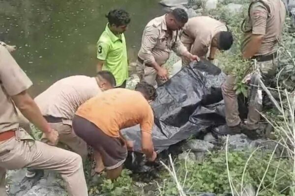 भीमताल, नैनीताल, 2 जुलाई, 2025 – (समय बोल रहा) – उत्तराखंड के नैनीताल जिले के खूबसूरत भीमताल क्षेत्र में मंगलवार का दिन एक गहरे सदमे में बदल गया। यहां मूसाताल में नहाने के दौरान भारतीय वायुसेना के दो युवा जवानों की डूबने से दर्दनाक मौत हो गई। यह हृदयविदारक घटना तब घटी जब वे अपने दोस्तों के साथ छुट्टियां मनाने के लिए भीमताल और नैनीताल घूमने आए थे। इस हादसे ने न सिर्फ उनके परिवारों पर दुखों का पहाड़ तोड़ दिया है, बल्कि पर्यटक स्थलों पर सुरक्षा व्यवस्था और जागरूकता के मुद्दों पर भी गंभीर सवाल खड़े कर दिए हैं। खुशियों की तलाश में आए थे, मौत ने गले लगाया पुलिस से मिली जानकारी के अनुसार, मृतकों की पहचान प्रिंस यादव और साहिल के रूप में हुई है। दोनों ही भारतीय वायुसेना में कार्यरत थे और पंजाब के पठानकोट से अपने छह अन्य दोस्तों के साथ उत्तराखंड की नैसर्गिक सुंदरता का आनंद लेने आए थे। उनके ग्रुप में कुल आठ लोग थे, जिनमें चार युवक और चार युवतियां शामिल थे। मंगलवार को यह समूह भीमताल के आसपास घूम रहा था, और दोपहर के समय वे मूसाताल पहुंचे। पुलिस के मुताबिक, तालाब के शांत किनारे पर घूमने के दौरान प्रिंस और साहिल ने गर्मी से राहत पाने के लिए पानी में उतरने का फैसला किया। शायद उन्हें तालाब की गहराई का अंदाजा नहीं था या फिर वे मौज-मस्ती के मूड में थे। कुछ ही देर में, दोनों गहरे पानी में फंस गए और डूबने लगे। उनके दोस्तों ने जब उन्हें डूबता देखा तो तुरंत शोर मचाया और मदद के लिए चिल्लाए, लेकिन अफसोस कि उस समय आसपास कोई ऐसा व्यक्ति मौजूद नहीं था जो उन्हें बचा सके। पल भर में खुशियों भरा माहौल चीख-पुकार और निराशा में बदल गया। स्थानीय लोगों और पुलिस की मदद से निकाले गए शव घटना की सूचना मिलते ही भावली के क्षेत्राधिकारी (सीओ) प्रमोद साह और उनकी पुलिस टीम तत्काल मौके पर पहुंची। पुलिस ने स्थानीय लोगों की मदद से बचाव अभियान शुरू किया। काफी मशक्कत के बाद दोनों जवानों के शवों को तालाब से बाहर निकाला गया। पुलिस ने मृतकों के शवों का पंचनामा भरकर पोस्टमार्टम की कार्रवाई शुरू कर दी है, ताकि मौत के सही कारणों का पता चल सके और आवश्यक कानूनी प्रक्रिया पूरी की जा सके। इस दुखद घटना के बाद मृतकों के साथ आए उनके बाकी दोस्त गहरे सदमे में हैं। उनकी छुट्टियां पल भर में मातम में बदल गईं। घटना की जानकारी तुरंत मृतकों के परिजनों को दे दी गई, जिसके बाद उनके घरों में कोहराम मच गया। प्रियजनों को खोने का असहनीय दर्द उनके परिवारों और दोस्तों को हमेशा सालता रहेगा। सुरक्षा निर्देशों की अनदेखी: लापरवाही बनी जानलेवा पुलिस ने इस घटना के बाद एक महत्वपूर्ण जानकारी साझा की है कि मूसाताल जैसे संवेदनशील इलाकों में सुरक्षा को लेकर स्पष्ट चेतावनी बोर्ड लगाए गए हैं और तालाब में नहाने की सख्त मनाही है। इसके बावजूद पर्यटक अक्सर लापरवाही बरतते हैं और बिना सोचे-समझे खतरनाक स्थानों पर उतर जाते हैं, जिसके परिणामस्वरूप ऐसे दुर्भाग्यपूर्ण हादसे होते हैं। सीओ प्रमोद साह ने इस घटना पर दुख व्यक्त करते हुए कहा, “हम लगातार लोगों को ऐसे खतरनाक स्थानों पर न जाने और सुरक्षा निर्देशों का पालन करने के लिए आगाह कर रहे हैं। जगह-जगह चेतावनी बोर्ड भी लगाए गए हैं, लेकिन जब लोग नियमों को तोड़ते हैं और लापरवाही करते हैं तो ऐसे दुर्भाग्यपूर्ण हादसे होते ही हैं।” उन्होंने यह भी कहा कि पुलिस आगे से ऐसे क्षेत्रों में निगरानी और बढ़ाएगी और नियमों का उल्लंघन करने वालों के खिलाफ सख्त कार्रवाई की जाएगी। सुरक्षा व्यवस्था और जागरूकता पर उठे गंभीर सवाल यह दर्दनाक घटना एक बार फिर उत्तराखंड में पर्यटक स्थलों की सुरक्षा व्यवस्था और पर्यटकों के बीच जागरूकता की कमी पर कई गंभीर सवाल खड़े करती है। क्या केवल चेतावनी बोर्ड लगा देना ही पर्याप्त है? क्या इन खतरनाक क्षेत्रों में स्थानीय प्रशासन को और अधिक सतर्कता और निगरानी नहीं बढ़ानी चाहिए? क्या पर्यटकों को सुरक्षा नियमों और संभावित खतरों के बारे में अधिक प्रभावी ढंग से जागरूक करने की आवश्यकता नहीं है? स्थानीय लोगों का भी मानना है कि पर्यटक स्थलों पर सुरक्षा व्यवस्था को और मजबूत करने की जरूरत है। खासकर ऐसे ताल और झरने जो गहरे और खतरनाक हो सकते हैं, वहां पर बैरिकेडिंग की जानी चाहिए और पर्यटकों की निगरानी के लिए प्रशिक्षित कर्मचारियों की तैनाती होनी चाहिए। इसके अलावा, जागरूकता अभियानों के माध्यम से पर्यटकों को जिम्मेदारी से व्यवहार करने और नियमों का पालन करने के लिए प्रेरित करना भी आवश्यक है। यह हादसा हमें यह सोचने पर मजबूर करता है कि क्या हम सिर्फ पर्यटकों को आकर्षित करने पर ध्यान दे रहे हैं या उनकी सुरक्षा भी हमारी प्राथमिकता है। अगर हम चाहते हैं कि उत्तराखंड एक सुरक्षित और खुशनुमा पर्यटन स्थल बना रहे, तो हमें सुरक्षा व्यवस्था को लेकर और अधिक गंभीर और संवेदनशील होना होगा। प्रिंस यादव और साहिल की असामयिक मृत्यु एक चेतावनी है कि लापरवाही और सुरक्षा निर्देशों की अनदेखी कितनी भारी पड़ सकती है। उम्मीद है कि इस घटना से सबक लेते हुए प्रशासन और पर्यटक दोनों ही भविष्य में अधिक सतर्क और जिम्मेदार बनेंगे, ताकि ऐसे हृदयविदारक हादसों को टाला जा सके।