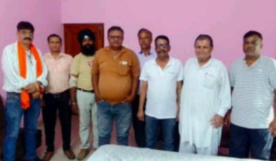 काशीपुर में पत्रकार प्रेस परिषद भारत की नई इकाई का गठन: अजय सक्सेना बने अध्यक्ष, प्रकाश जोशी को मिली जिला सचिव की जिम्मेदारी काशीपुर, 13 जुलाई, 2025 – (समय बोल रहा ) – पत्रकारिता के मूल्यों को स्थापित करने, पत्रकारों के हितों की रक्षा करने और उन्हें एक मंच पर लाने के उद्देश्य से आज काशीपुर में 'पत्रकार प्रेस परिषद भारत' की एक महत्वपूर्ण बैठक का आयोजन किया गया। पीडब्ल्यूडी गेस्ट हाउस में हुई इस बैठक में परिषद की काशीपुर इकाई का विधिवत गठन किया गया, जिसमें सर्वसम्मति से विभिन्न पदों पर पदाधिकारियों की नियुक्ति की गई। बैठक की अध्यक्षता परिषद के प्रदेश अध्यक्ष अशोक गुलाटी ने की, जिनकी उपस्थिति में संगठन के विस्तार को लेकर महत्वपूर्ण फैसले लिए गए। अध्यक्ष पद पर अजय सक्सेना का मनोनयन, जिला स्तर पर भी काशीपुर का दबदबा बैठक के दौरान प्रदेश अध्यक्ष अशोक गुलाटी ने काशीपुर इकाई के अध्यक्ष पद के लिए अजय कुमार सक्सेना के नाम का मनोनयन किया। अजय सक्सेना के नाम की घोषणा होते ही सभागार तालियों की गड़गड़ाहट से गूंज उठा, जिससे पता चलता है कि यह फैसला सर्वसम्मति से लिया गया था। प्रदेश अध्यक्ष ने इस अवसर पर कहा कि काशीपुर पत्रकारिता का एक मह