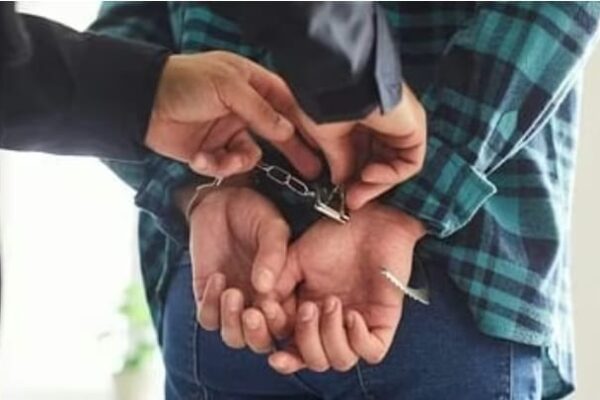 काशीपुर में STF का बड़ा खुलासा: पॉलीटेक्निक छात्र निकला हथियार तस्कर, गैंग का सरगना न्यूज़ीलैंड में! काशीपुर, 16 जुलाई, 2025 (समय बोल रहा) — उत्तराखंड की स्पेशल टास्क फोर्स (एसटीएफ) ने काशीपुर की आईटीआई थाना पुलिस के साथ मिलकर एक बड़ी कार्रवाई की है। उन्होंने आर्य नगर मोहल्ले से एक पॉलीटेक्निक छात्र को गिरफ्तार किया है, जो एक बड़ा हथियार तस्कर निकला। इस छात्र के पास से एक ऑटोमैटिक पिस्टल, दो मैगजीन और कुछ कारतूस मिले हैं। पुलिस ने बताया है कि इस हथियार बेचने वाले गिरोह का मुख्य सरगना न्यूज़ीलैंड में बैठकर ये सारा काम चला रहा था। यह गिरफ्तारी उत्तराखंड में अवैध हथियार बेचने वाले गिरोहों के लिए एक बड़ा झटका है। एसटीएफ के बड़े अफसर नवनीत सिंह भुल्लर ने बताया कि उनकी टीम को काफी समय से उत्तराखंड में अवैध हथियारों की जानकारी मिल रही थी। इस पर काम करते हुए, इंस्पेक्टर एमपी सिंह की टीम ने आईटीआई थाना पुलिस के साथ मिलकर योजना बनाई। आर्य नगर में छापा, हर्ष शर्मा गिरफ्तार एसएसपी भुल्लर ने बताया कि पक्की जानकारी मिलने के बाद सोमवार रात को मोहल्ला आर्य नगर की डॉ. सिंह वाली गली में छापा मारा गया। वहां से हर्ष शर्मा नाम के एक शख्स को पकड़ा गया। जब उसकी तलाशी ली गई तो उसके पास से एक नई ऑटोमैटिक पिस्टल, दो मैगजीन और .32 बोर के कारतूस मिले। पुलिस के मुताबिक, हर्ष शर्मा पर पहले से ही इनाम घोषित था, जिससे पता चलता है कि वह कितना खतरनाक अपराधी था। हथियार बेचने वाला छात्र निकला पुलिस की शुरुआती जांच में पता चला है कि गिरफ्तार आरोपी हर्ष शर्मा एक पॉलीटेक्निक कॉलेज में सिविल ट्रेड का छात्र है। यह बात हैरान करने वाली है कि एक पढ़ा-लिखा छात्र हथियारों के ऐसे अवैध धंधे में शामिल था। पुलिस अब यह पता लगा रही है कि वह इस गिरोह से कैसे जुड़ा और कब से ये काम कर रहा है। एसटीएफ के सूत्रों ने बताया कि हर्ष शर्मा सिर्फ हथियारों को आगे पहुंचाने का काम कर रहा था। इस पूरे धंधे का असली मुखिया न्यूज़ीलैंड में बैठा है। यह एक मुश्किल चुनौती है क्योंकि विदेश में बैठे अपराधी तक पहुंचना आसान नहीं होता। एसटीएफ अब अंतरराष्ट्रीय एजेंसियों से भी मदद लेने के बारे में सोच रही है। आगे की जांच और अपील पुलिस ने बताया कि यह गिरोह सिर्फ उत्तराखंड में ही नहीं, बल्कि आसपास के राज्यों में भी अवैध हथियार बेचता था। पकड़ी गई पिस्टल की जांच की जाएगी ताकि पता चले कि इसका इस्तेमाल किसी अपराध में तो नहीं हुआ है। पुलिस हर्ष शर्मा से पूछताछ कर रही है ताकि इस गिरोह के बाकी साथियों, हथियारों के स्रोत और खरीदारों के बारे में जानकारी मिल सके। उम्मीद है कि उसकी मदद से और भी लोग पकड़े जाएंगे। एसएसपी नवनीत सिंह भुल्लर ने कहा कि एसटीएफ उत्तराखंड को अपराध-मुक्त बनाने के लिए लगातार काम कर रही है। उन्होंने जनता से भी अपील की कि अगर उन्हें किसी भी अवैध काम या संदिग्ध व्यक्ति के बारे में कोई जानकारी मिले, तो तुरंत पुलिस या एसटीएफ को बताएं। जानकारी देने वाले का नाम गुप्त रखा जाएगा। यह गिरफ्तारी उत्तराखंड में अवैध हथियारों के फैलने को रोकने में एक बड़ा कदम है। ऐसे गिरोह युवाओं को गुमराह कर गलत रास्ते पर ले जाते हैं, जिससे समाज में डर का माहौल बनता है। एसटीएफ और पुलिस की यह कार्रवाई दिखाती है कि वे कानून-व्यवस्था बनाए रखने और अपराधियों को पकड़ने के लिए पूरी तरह से तैयार हैं। उम्मीद है कि इस मामले में आगे और भी बड़े खुलासे होंगे।