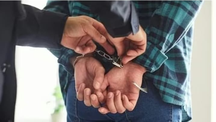 काशीपुर, 16 जुलाई, 2025 (समय बोल रहा) — उत्तराखंड की स्पेशल टास्क फोर्स (एसटीएफ) ने काशीपुर की आईटीआई थाना पुलिस के साथ मिलकर एक बड़ी कार्रवाई की है। उन्होंने आर्य नगर मोहल्ले से एक पॉलीटेक्निक छात्र को गिरफ्तार किया है, जो एक बड़ा हथियार तस्कर निकला। इस छात्र के पास से एक ऑटोमैटिक पिस्टल, दो मैगजीन और कुछ कारतूस मिले हैं। पुलिस ने बताया है कि इस हथियार बेचने वाले गिरोह का मुख्य सरगना न्यूज़ीलैंड में बैठकर ये सारा काम चला रहा था। यह गिरफ्तारी उत्तराखंड में अवैध हथियार बेचने वाले गिरोहों के लिए एक बड़ा झटका है। एसटीएफ के बड़े अफसर नवनीत सिंह भुल्लर ने बताया कि उनकी टीम को काफी समय से उत्तराखंड में अवैध हथियारों की जानकारी मिल रही थी। इस पर काम करते हुए, इंस्पेक्टर एमपी सिंह की टीम ने आईटीआई थाना पुलिस के साथ मिलकर योजना बनाई। आर्य नगर में छापा, हर्ष शर्मा गिरफ्तार एसएसपी भुल्लर ने बताया कि पक्की जानकारी मिलने के बाद सोमवार रात को मोहल्ला आर्य नगर की डॉ. सिंह वाली गली में छापा मारा गया। वहां से हर्ष शर्मा नाम के एक शख्स को पकड़ा गया। जब उसकी तलाशी ली गई तो उसके पास से एक नई ऑटोमैटिक पिस्टल, दो मैगजीन और .32 बोर के कारतूस मिले। पुलिस के मुताबिक, हर्ष शर्मा पर पहले से ही इनाम घोषित था, जिससे पता चलता है कि वह कितना खतरनाक अपराधी था। हथियार बेचने वाला छात्र निकला पुलिस की शुरुआती जांच में पता चला है कि गिरफ्तार आरोपी हर्ष शर्मा एक पॉलीटेक्निक कॉलेज में सिविल ट्रेड का छात्र है। यह बात हैरान करने वाली है कि एक पढ़ा-लिखा छात्र हथियारों के ऐसे अवैध धंधे में शामिल था। पुलिस अब यह पता लगा रही है कि वह इस गिरोह से कैसे जुड़ा और कब से ये काम कर रहा है। एसटीएफ के सूत्रों ने बताया कि हर्ष शर्मा सिर्फ हथियारों को आगे पहुंचाने का काम कर रहा था। इस पूरे धंधे का असली मुखिया न्यूज़ीलैंड में बैठा है। यह एक मुश्किल चुनौती है क्योंकि विदेश में बैठे अपराधी तक पहुंचना आसान नहीं होता। एसटीएफ अब अंतरराष्ट्रीय एजेंसियों से भी मदद लेने के बारे में सोच रही है। आगे की जांच और अपील पुलिस ने बताया कि यह गिरोह सिर्फ उत्तराखंड में ही नहीं, बल्कि आसपास के राज्यों में भी अवैध हथियार बेचता था। पकड़ी गई पिस्टल की जांच की जाएगी ताकि पता चले कि इसका इस्तेमाल किसी अपराध में तो नहीं हुआ है। पुलिस हर्ष शर्मा से पूछताछ कर रही है ताकि इस गिरोह के बाकी साथियों, हथियारों के स्रोत और खरीदारों के बारे में जानकारी मिल सके। उम्मीद है कि उसकी मदद से और भी लोग पकड़े जाएंगे। एसएसपी नवनीत सिंह भुल्लर ने कहा कि एसटीएफ उत्तराखंड को अपराध-मुक्त बनाने के लिए लगातार काम कर रही है। उन्होंने जनता से भी अपील की कि अगर उन्हें किसी भी अवैध काम या संदिग्ध व्यक्ति के बारे में कोई जानकारी मिले, तो तुरंत पुलिस या एसटीएफ को बताएं। जानकारी देने वाले का नाम गुप्त रखा जाएगा। यह गिरफ्तारी उत्तराखंड में अवैध हथियारों के फैलने को रोकने में एक बड़ा कदम है। ऐसे गिरोह युवाओं को गुमराह कर गलत रास्ते पर ले जाते हैं, जिससे समाज में डर का माहौल बनता है। एसटीएफ और पुलिस की यह कार्रवाई दिखाती है कि वे कानून-व्यवस्था बनाए रखने और अपराधियों को पकड़ने के लिए पूरी तरह से तैयार हैं। उम्मीद है कि इस मामले में आगे और भी बड़े खुलासे होंगे।