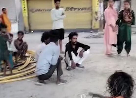 काशीपुर, 5 जुलाई, 2025 – (समय बोल रहा) – उत्तराखंड के काशीपुर शहर में शनिवार की तड़के एक हृदयविदारक सड़क हादसे ने मानवता को झकझोर कर रख दिया। महाराणा प्रताप चौक स्थित आरओबी (रेलवे ओवर ब्रिज) के ठीक नीचे सो रहे एक खानाबदोश परिवार पर काल बनकर एक तेज रफ्तार डंपर गुजरा। इस भीषण दुर्घटना में 40 वर्षीय अर्जुन नामक व्यक्ति की मौके पर ही दर्दनाक मौत हो गई, जबकि उनकी पत्नी राजवती गंभीर रूप से घायल हो गईं। हादसे के बाद डंपर चालक अपनी गाड़ी छोड़कर अंधेरे का फायदा उठाते हुए मौके से फरार हो गया, जिसने लोगों में गहरा आक्रोश भर दिया है। तड़के 5:30 बजे मौत बनकर आया डंपर, खुशियां मातम में बदलीं यह दुखद घटना शनिवार की तड़के लगभग 5:30 बजे घटी। महाराणा प्रताप चौक पर स्थित रेलवे ओवर ब्रिज के नीचे, जहां अक्सर रात में गरीब और खानाबदोश परिवार आसरा लेते हैं, वहीं उत्तर प्रदेश के सुलतानपुर निवासी अर्जुन पुत्र द्वारिका अपनी पत्नी राजवती के साथ सो रहे थे। उनके लिए यह जगह ही उनका 'घर' थी, जहां वे दिनभर की थकान के बाद रात में कुछ पल की शांति तलाशते थे। लेकिन, उन्हें अंदाजा भी नहीं था कि सुबह की पहली किरण से पहले ही उन पर मौत टूट पड़ेगी। एक बेहद तेज रफ्तार डंपर ने लापरवाह तरीके से चलाते हुए सीधे उसी जगह पर चढ़ गया, जहां अर्जुन और राजवती सो रहे थे। डंपर के नीचे आते ही अर्जुन को संभलने का मौका भी नहीं मिला और वह बुरी तरह कुचल गए, जिससे उनकी मौके पर ही मौत हो गई। वहीं, उनकी पत्नी राजवती को भी गंभीर चोटें आईं और वह दर्द से कराह उठीं। इस क्षणभंगुर हादसे ने एक हंसते-खेलते परिवार की खुशियों को पल भर में मातम में बदल दिया। स्थानीय लोगों ने दौड़ाई मदद, अस्पताल में मृत घोषित हादसे की जोरदार आवाज सुनकर और सुबह की गतिविधियों के लिए जग रहे कुछ लोगों की नजर जब इस भयावह मंजर पर पड़ी, तो वे तुरंत घटनास्थल की ओर दौड़े। उन्होंने देखा कि डंपर एक व्यक्ति को कुचल चुका है और उसकी पत्नी घायल अवस्था में पड़ी है। लोगों ने बिना देर किए, घायल राजवती और खून से लथपथ अर्जुन को एलडी भट्ट राजकीय अस्पताल पहुंचाया। हालांकि, अस्पताल पहुंचने पर चिकित्सकों ने अर्जुन को मृत घोषित कर दिया, जिससे वहां मौजूद लोगों और राजवती के लिए यह खबर किसी वज्रपात से कम नहीं थी। राजवती को अस्पताल में भर्ती कर लिया गया है, जहां उनका उपचार जारी है। उनकी हालत स्थिर बताई जा रही है, लेकिन पति को खोने का सदमा उन्हें बुरी तरह से तोड़ चुका है। इस घटना ने एक बार फिर महानगरों और कस्बों में फुटपाथ पर या खुले में सो रहे लोगों की सुरक्षा पर गंभीर सवाल खड़े कर दिए हैं। हादसे के बाद चालक फरार, डंपर जब्त: पुलिस जांच में जुटी इस जघन्य हादसे के बाद, डंपर चालक ने मानवता को शर्मसार करते हुए घटनास्थल पर रुकने या घायलों की मदद करने के बजाय, अपनी गाड़ी वहीं छोड़कर अंधेरे का फायदा उठाते हुए मौके से फरार हो गया। यह उसका असंवेदनशील रवैया ही था, जिसने लोगों में भारी गुस्सा और आक्रोश भर दिया। घटना की सूचना मिलते ही स्थानीय पुलिस तुरंत हरकत में आई। पुलिस बल घटनास्थल पर पहुंचा, जहां उन्होंने स्थिति का जायजा लिया। पुलिस ने मृतक अर्जुन के शव को कब्जे में लेकर पोस्टमार्टम के लिए भेज दिया है और कानूनी औपचारिकताएं पूरी की जा रही हैं। पुलिस ने दुर्घटनाग्रस्त डंपर को जब्त कर लिया है और उसे थाने ले जाया गया है। पुलिस ने अज्ञात डंपर चालक के खिलाफ मामला दर्ज कर लिया है और उसकी तलाश शुरू कर दी है। पुलिस आसपास के सीसीटीवी फुटेज खंगाल रही है, साथ ही डंपर के मालिक और उसके चालक के बारे में जानकारी जुटाने का प्रयास कर रही है। पुलिस अधिकारियों का कहना है कि फरार चालक को जल्द से जल्द गिरफ्तार कर लिया जाएगा और उस पर कड़ी कानूनी कार्रवाई की जाएगी। खानाबदोश परिवारों की सुरक्षा पर गंभीर सवाल यह घटना केवल एक सड़क हादसा नहीं, बल्कि उन हजारों बेघर और खानाबदोश परिवारों की दुखद सच्चाई को भी उजागर करती है, जिन्हें रात में सड़कों के किनारे, पुलों के नीचे या खुले में सोने पर मजबूर होना पड़ता है। उनके पास कोई सुरक्षित ठिकाना नहीं होता, जिससे वे हर पल दुर्घटनाओं और अन्य खतरों के साये में जीते हैं। सर्दी हो या गर्मी, बारिश हो या तूफान, ये लोग हर मौसम में खुले आसमान के नीचे रहने को मजबूर होते हैं। सरकार और स्थानीय प्रशासन द्वारा संचालित रैन बसेरे या शेल्टर होम अक्सर इनकी संख्या के मुकाबले अपर्याप्त होते हैं, या इन तक इनकी पहुंच नहीं हो पाती। इस हादसे ने एक बार फिर इन वंचित तबकों की सुरक्षा और आश्रय की आवश्यकता पर विचार करने के लिए मजबूर किया है। क्या प्रशासन को ऐसे संवेदनशील स्थानों पर रात में गश्त बढ़ानी चाहिए या इन लोगों को सुरक्षित आश्रय स्थलों में पहुंचाने के लिए विशेष अभियान चलाने चाहिए? सड़क सुरक्षा के साथ-साथ सामाजिक जिम्मेदारी का भी प्रश्न यह दुर्घटना काशीपुर में भारी वाहनों, विशेषकर डंपरों और ट्रकों द्वारा तेज रफ्तार और लापरवाही से वाहन चलाने की बढ़ती प्रवृत्ति को भी दर्शाता है। तड़के के समय सड़कें अक्सर खाली होती हैं, और चालक अक्सर गति सीमा का उल्लंघन करते हैं, जिससे ऐसे गंभीर हादसे हो जाते हैं। पुलिस और परिवहन विभाग को भारी वाहनों की गति और चालकों के व्यवहार पर अधिक सख्त निगरानी रखने की आवश्यकता है। इस दुखद घटना ने स्थानीय समुदाय में गहरा शोक व्यक्त किया है। लोगों ने अर्जुन की असामयिक मृत्यु पर दुख व्यक्त किया है और राजवती के शीघ्र स्वस्थ होने की कामना की है। यह हादसा हमें यह भी याद दिलाता है कि सड़क पर सुरक्षा केवल नियमों का पालन करने तक सीमित नहीं है, बल्कि इसमें दूसरों के जीवन के प्रति संवेदनशीलता और सामाजिक जिम्मेदारी भी शामिल है, खासकर उन लोगों के प्रति जो सबसे कमजोर और असुरक्षित हैं। उम्मीद है कि इस घटना से सबक लिया जाएगा और भविष्य में ऐसे निर्मम हादसों को रोकने के लिए ठोस कदम उठाए जाएंगे।