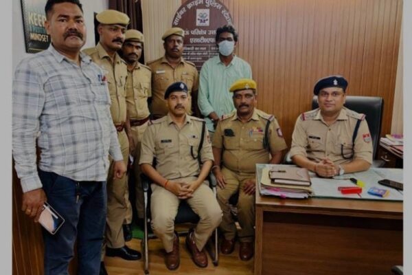 देहरादून, 4 जुलाई, 2025 – (समय बोल रहा) – उत्तराखंड में साइबर अपराध के खिलाफ चलाए जा रहे एसटीएफ के 'ऑपरेशन प्रहार' को बड़ी सफलता मिली है। साइबर थाना कुमाऊं की टीम ने एक ऐसे शातिर साइबर अपराधी को गिरफ्तार किया है, जिसने मात्र एक महीने के भीतर 4.35 करोड़ रुपये की धोखाधड़ी को अंजाम दिया था। इस ठग का सबसे चौंकाने वाला पहलू यह है कि यह कोई सामान्य अपराधी नहीं, बल्कि सिविल इंजीनियरिंग की डिग्रीधारी है, जिसने अपनी तकनीकी समझ का दुरुपयोग कर फर्जी मैट्रीमोनियल साइट्स, व्हाट्सएप कॉलिंग और नकली क्रिप्टो एप्लीकेशन्स के ज़रिए भोले-भाले लोगों को करोड़ों का चूना लगाया। यह गिरफ्तारी साइबर अपराध के लगातार बढ़ते जाल को उजागर करती है और बताती है कि कैसे पढ़े-लिखे लोग भी गलत रास्ते पर चलकर वित्तीय अपराधों के मास्टरमाइंड बन रहे हैं। शादी के नाम पर दोस्ती, फिर क्रिप्टो इन्वेस्टमेंट का 'जाल' इस बड़े साइबर फ्रॉड का खुलासा नैनीताल निवासी एक पीड़ित की शिकायत के बाद हुआ। पीड़ित ने पुलिस को बताया कि उसकी sangam.com नामक एक लोकप्रिय मैट्रीमोनियल वेबसाइट पर 'आरुषि रॉय' (Aroshi Roy) नाम की एक महिला से पहचान हुई थी। ऑनलाइन हुई यह पहचान कुछ समय बाद व्हाट्सएप चैट और कॉलिंग तक पहुंच गई, जहां महिला ने पीड़ित से विश्वास कायम किया। धोखेबाज महिला ने खुद को कंबोडिया में एक बड़े कपड़े के व्यापारी के रूप में पेश किया और पीड़ित को बताया कि वह क्रिप्टो करेंसी में निवेश कर भारी मुनाफा कमा रही है। विश्वास जीतने के लिए, उसने पीड़ित को 'Ban' नामक एक एप्लीकेशन के ज़रिए क्रिप्टो इन्वेस्टमेंट शुरू करने के लिए राजी किया। शुरुआती लेनदेन में, जालसाजों ने छोटी रकम वापस लौटाकर पीड़ित का भरोसा जीता, जिससे पीड़ित को लगा कि यह एक वैध और मुनाफे वाला निवेश है। इस तरह से भरोसा जीतने के बाद, धोखेबाजों ने पीड़ित से लगभग ₹62.50 लाख रुपये अलग-अलग बैंक खातों में जमा करवा लिए। जब पीड़ित को अपने पैसों की वापसी में दिक्कत आने लगी और संपर्क टूट गया, तब उसे एहसास हुआ कि वह ठगी का शिकार हो चुका है। फर्जी 'Banocoin' ऐप से दिखाते थे मुनाफा, लालच में फँसते थे लोग इस साइबर गैंग की स्क्रिप्ट बेहद चालाकी और सोच-समझकर तैयार की गई थी। पीड़ितों को जाल में फंसाने के लिए, जालसाज 'Banocoin' नामक एक फर्जी एप्लीकेशन का इस्तेमाल करते थे। इस ऐप पर, उन्हें निवेशित राशि पर फर्जी मुनाफा दिखाया जाता था। यह दिखावटी मुनाफा निवेशकों को और अधिक पैसा निवेश करने के लिए प्रेरित करता था। इस लालच में आकर, कई लोग लाखों रुपये तक गंवा बैठे। पुलिस जांच में जो सामने आया वह और भी चौंकाने वाला था। आरोपी फर्जी पहचान पत्रों का इस्तेमाल कर मैट्रीमोनियल साइट्स पर महिलाओं का प्रोफाइल बनाकर चैटिंग करता था। शुरुआती पहचान के बाद, वह व्हाट्सएप कॉल के जरिए पीड़ितों से संपर्क साधता था और अपनी मीठी बातों और भरोसेमंद आवाज के जरिए उन्हें अपने जाल में फंसाता था। यह एक बेहद ही परिष्कृत तरीका था जिससे पीड़ितों को पता ही नहीं चल पाता था कि वे एक शातिर ठग के चंगुल में फंस रहे हैं। तमिलनाडु से दबोचा गया इंजीनियर ठग: पहले भी दर्जनभर मुकदमे उत्तराखंड एसटीएफ की साइबर थाना कुमाऊं टीम ने तकनीकी विश्लेषण और खुफिया जानकारी के आधार पर इस ठगी के मास्टरमाइंड तक पहुंच बनाई। आरोपी वेल्मुरुगन (VELMURUGAN S/O KUPPUSAMY) को तमिलनाडु के कोयंबटूर से गिरफ्तार किया गया। उसकी गिरफ्तारी साइबर अपराध के खिलाफ एसटीएफ की लगातार सक्रियता का प्रमाण है। प्रारंभिक पूछताछ में पुलिस को पता चला कि वेल्मुरुगन एक सिविल इंजीनियरिंग डिग्रीधारी है, जो यह साबित करता है कि साइबर अपराधी अब केवल अनपढ़ या कम पढ़े-लिखे लोग नहीं हैं, बल्कि तकनीकी रूप से कुशल पेशेवर भी इस दलदल में फंस रहे हैं। पूछताछ में यह भी सामने आया कि सिर्फ एक महीने में आरोपी के बैंक खातों से 4.35 करोड़ रुपये का लेनदेन हुआ है! यह आंकड़ा इस बात की ओर इशारा करता है कि यह सिर्फ एक अकेला मामला नहीं है, बल्कि वेल्मुरुगन देशभर में फैले एक बड़े और संगठित साइबर गैंग की एक महत्वपूर्ण कड़ी हो सकता है। वेल्मुरुगन का आपराधिक इतिहास भी लंबा है। उसके खिलाफ पहले से ही तमिलनाडु के विभिन्न साइबर थानों में चार मामले दर्ज हैं: FIR No. 102/2023, साइबर क्राइम पुलिस स्टेशन, कोयंबटूर, तमिलनाडु FIR No. 188/2023, साइबर क्राइम पुलिस स्टेशन, कोयंबटूर, तमिलनाडु FIR No. 47/2024, साइबर क्राइम पुलिस स्टेशन, मदुरई, तमिलनाडु FIR No. 28/2023, साइबर क्राइम पुलिस स्टेशन, कांचीपुरम, तमिलनाडु यह दर्शाता है कि यह अपराधी लंबे समय से साइबर धोखाधड़ी के धंधे में लिप्त था। STF का दृढ़ संकल्प: "अब नहीं बख्शे जाएंगे साइबर शातिर" वरिष्ठ पुलिस अधीक्षक STF नवनीत सिंह के निर्देशन में, साइबर थाना कुमाऊं की टीम ने इस पूरे घोटाले को उजागर करने में महत्वपूर्ण भूमिका निभाई। इंस्पेक्टर अरुण कुमार की अगुवाई वाली टीम ने तकनीकी विश्लेषण, विभिन्न बैंक खातों की जांच, व्हाट्सएप डेटा और सर्विस प्रोवाइडर्स से प्राप्त डाटा का गहन अध्ययन किया, जिसके आधार पर आरोपी तक पहुंचा जा सका। गिरफ्तारी के बाद आरोपी को हल्द्वानी जेल भेज दिया गया है, और आगे की पूछताछ और जांच जारी है ताकि इस पूरे नेटवर्क का पर्दाफाश किया जा सके। एसटीएफ ने स्पष्ट संदेश दिया है कि साइबर अपराधियों को अब बख्शा नहीं जाएगा और उनके खिलाफ 'ऑपरेशन प्रहार' लगातार जारी रहेगा। जनता को STF की चेतावनी: “लालच में आए तो लुट गए समझो" साइबर अपराधों की बढ़ती संख्या को देखते हुए, एसटीएफ ने आम जनता के लिए एक सख्त चेतावनी जारी की है, जिसका शीर्षक है: “लालच में आए तो लुट गए समझो।" आयोग ने लोगों को इन बिंदुओं पर विशेष सावधानी बरतने की सलाह दी है: फर्जी मैट्रीमोनियल साइट्स से अत्यधिक सतर्क रहें। ऑनलाइन पहचान पर आंख मूंदकर भरोसा न करें। व्हाट्सएप कॉलिंग या किसी भी सोशल मीडिया पर अजनबियों से दोस्ती करने से पहले उनकी विश्वसनीयता की पूरी जांच करें। कोई भी फर्जी एप्लिकेशन, जैसे Banocoin या इसी तरह के अन्य प्लेटफॉर्म, पर इन्वेस्टमेंट करने से बचें। ये अक्सर बड़े मुनाफे का लालच देकर आपको फंसाते हैं। YouTube लाइक, सब्सक्राइब और टेलीग्राम चैनल पर दिख रहे आकर्षक इन्वेस्टमेंट ऑफर अक्सर एक बड़ा जाल होते हैं। इनकी हकीकत जाने बिना निवेश न करें। सोशल मीडिया पर किसी से भी दोस्ती करने से पहले अत्यधिक सतर्कता बरतें और अपनी निजी जानकारी साझा न करें। किसी भी फर्जी कॉल या वेबसाइट पर अपनी बैंक डिटेल्स, ओटीपी, पिन या अन्य गोपनीय जानकारी कभी भी शेयर न करें। यदि आप साइबर ठगी का शिकार हो जाते हैं, तो बिना देर किए तुरंत हेल्पलाइन नंबर 1930 पर कॉल करें या अपने नजदीकी साइबर थाना से संपर्क करें। यह गिरफ्तारी साइबर अपराधों के खिलाफ उत्तराखंड पुलिस की दृढ़ता को दर्शाती है, लेकिन जनता की जागरूकता और सावधानी ही ऐसे अपराधों से बचने का सबसे बड़ा हथियार है।