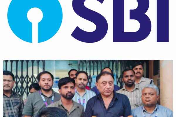 हल्द्वानी, 1 जुलाई, 2025 (समय बोल रहा) – भारतीय स्टेट बैंक स्टाफ एसोसिएशन हल्द्वानी-कुमाऊं के लिए आज एक बेहद खास और गर्व का दिन है। हल्द्वानी मॉड्यूल से उप महासचिव के रूप में अपनी सेवाएं दे रहे कुलदीप सिंह बवेजा को स्टेट बैंक स्टाफ एसोसिएशन दिल्ली सर्किल का अध्यक्ष नियुक्त किया गया है। यह सिर्फ उनके लिए एक बड़ी जिम्मेदारी नहीं है, बल्कि पूरे कुमाऊं क्षेत्र और देवभूमि उत्तराखंड के लिए भी एक ऐतिहासिक सम्मान है। बवेजा की यह उपलब्धि इस बात का जीता-जागता प्रमाण है कि पहाड़ की प्रतिभा और मजबूत नेतृत्व क्षमता दूर दिल्ली तक अपनी सशक्त जगह बना सकती है, और वहां भी अपना डंका बजा सकती है। संघर्ष और समर्पण का सफर: हल्द्वानी से राष्ट्रीय पटल तक कुलदीप सिंह बवेजा का सफर कड़ी मेहनत, निष्ठा और कर्मचारियों के हितों के प्रति अटूट समर्पण का प्रतीक है। हल्द्वानी-कुमाऊं मॉड्यूल में उप महासचिव रहते हुए उन्होंने स्थानीय स्तर पर बैंक कर्मचारियों की समस्याओं को समझने और उनके समाधान के लिए अथक प्रयास किए। उनके इसी समर्पण और प्रभावी कार्यशैली ने उन्हें संगठन के भीतर एक विश्वसनीय और लोकप्रिय नेता के रूप में स्थापित किया। अब उन्हें भारतीय स्टेट बैंक स्टाफ एसोसिएशन दिल्ली सर्किल जैसे महत्वपूर्ण पद की जिम्मेदारी सौंपी गई है। यह सर्किल भारतीय स्टेट बैंक के विशालकाय नेटवर्क का एक अहम हिस्सा है, जो न केवल दिल्ली बल्कि कई अन्य प्रमुख क्षेत्रों के हजारों कर्मचारियों का प्रतिनिधित्व करता है। इस प्रतिष्ठित पद पर उत्तराखंड से आने वाले किसी व्यक्ति का चुना जाना, जिसने अपनी जड़ें पहाड़ में जमाई हों, यह दर्शाता है कि संगठन ने उनके अनुभव, नेतृत्व क्षमता और दूरदर्शिता पर पूरा भरोसा जताया है। बवेजा की यह नियुक्ति केवल उनके व्यक्तिगत करियर में एक बड़ा मुकाम नहीं है, बल्कि यह उन सभी युवा पेशेवरों के लिए एक प्रेरणा स्रोत भी है जो छोटे शहरों और पहाड़ी क्षेत्रों से निकलकर राष्ट्रीय स्तर पर अपनी पहचान बनाने का सपना देखते हैं। कुमाऊं भर में जश्न का माहौल: नेता का हुआ भव्य स्वागत कुलदीप सिंह बवेजा की इस महत्वपूर्ण नियुक्ति की खबर हल्द्वानी, काठगोदाम और कुमाऊं मंडल की भारतीय स्टेट बैंक की सभी शाखाओं के कर्मचारियों तक तेजी से पहुंची। यह खबर सुनते ही पूरे बैंकिंग समुदाय में खुशी और उत्साह की लहर दौड़ गई। कर्मचारियों ने इसे अपने सामूहिक प्रयासों और साझा प्रतिनिधित्व की एक बड़ी जीत के रूप में देखा। आज हल्द्वानी के प्रशासनिक कार्यालय कुसुमखेड़ा में स्टेट बैंक कर्मचारियों ने अपने नव-नियुक्त अध्यक्ष का गर्मजोशी से स्वागत किया। पूरे परिसर का माहौल उत्साह और गर्व से सराबोर था। कर्मचारी नेताओं और सामान्य सदस्यों ने एकजुट होकर कुलदीप सिंह बवेजा को फूल-मालाओं से लाद दिया। 'बवेजा जिंदाबाद', 'कर्मचारी एकता जिंदाबाद' और 'पहाड़ का गौरव जिंदाबाद' जैसे गगनभेदी नारों से पूरा वातावरण गूंज उठा। इस ऐतिहासिक पल का जश्न मनाने के लिए कर्मचारियों ने एक-दूसरे को मिठाइयां खिलाईं और बधाई दी। यह स्वागत समारोह सिर्फ एक औपचारिकता नहीं था, बल्कि यह बवेजा के प्रति कर्मचारियों के गहरे सम्मान, अटूट विश्वास और उनके नेतृत्व में संगठन के उज्ज्वल भविष्य की उम्मीदों का प्रतीक था। इस विशेष अवसर पर स्टेट बैंक स्टाफ एसोसिएशन के कई वरिष्ठ और सक्रिय नेता भी उपस्थित रहे, जिन्होंने कुलदीप सिंह बवेजा को बधाई दी और उनके नेतृत्व में संगठन को नई ऊंचाइयों पर ले जाने की अपनी प्रतिबद्धता जताई। इनमें प्रमुख रूप से सहायक महासचिव चंदन सिंह बिष्ट, क्षेत्रीय सचिव ओम प्रकाश नियोलिया, आंचलिक सचिव रमेश बिष्ट, लोकेश गुरुरानी, हेम आर्या, राजेंद्र सिंह भोजक सहित अन्य कई कर्मचारी नेता और सदस्य शामिल थे, जिनकी उपस्थिति ने इस अवसर को और भी खास बना दिया। SBI कर्मचारियों के हितों के लिए बनेंगे मजबूत आवाज़: आगे की चुनौतियाँ और उम्मीदें स्टेट बैंक स्टाफ एसोसिएशन दिल्ली सर्किल के अध्यक्ष के रूप में, कुलदीप सिंह बवेजा के कंधों पर अब एक बड़ी और महत्वपूर्ण जिम्मेदारी आ गई है। उनका प्राथमिक कर्तव्य भारतीय स्टेट बैंक के हजारों कर्मचारियों के हितों की मजबूती से पैरवी करना होगा। इसमें उनकी चिंताओं को प्रबंधन के समक्ष उठाना, बेहतर सेवा शर्तों, वेतन वृद्धि, भत्तों और अन्य कल्याणकारी योजनाओं के लिए सक्रिय रूप से बातचीत करना शामिल है। आज के तेजी से बदलते बैंकिंग परिदृश्य में, जहां डिजिटलीकरण और नई नीतियों के कारण कर्मचारियों को नई चुनौतियों का सामना करना पड़ रहा है, ऐसे में उनके अधिकारों का संरक्षण और उनकी समस्याओं का समाधान एक जटिल और सतत प्रयास है। इसके लिए दूरदर्शिता, प्रभावी संचार कौशल और मजबूत नेतृत्व की आवश्यकता होती है। बवेजा का जमीनी स्तर से जुड़ाव और कुमाऊं क्षेत्र की समस्याओं की गहरी समझ उन्हें राष्ट्रीय स्तर पर कर्मचारियों के मुद्दों को अधिक प्रभावी ढंग से प्रस्तुत करने में मदद करेगी। उम्मीद की जा रही है कि उनके नेतृत्व में संगठन और भी मजबूत होगा और कर्मचारियों की आवाज को अधिक सशक्त ढंग से सुना जाएगा। उत्तराखंड के लिए गर्व का क्षण: पहाड़ की प्रतिभा का वैश्विक स्तर पर प्रभाव कुलदीप सिंह बवेजा की यह उपलब्धि न केवल हल्द्वानी और कुमाऊं, बल्कि पूरे उत्तराखंड राज्य के लिए असाधारण गौरव का विषय है। यह एक बार फिर साबित करता है कि प्रतिभा, कड़ी मेहनत और दृढ़ संकल्प किसी भी भौगोलिक या सामाजिक सीमा के मोहताज नहीं होते। उत्तराखंड जैसे पहाड़ी राज्य, जहां अक्सर अवसरों की कमी महसूस की जाती है, वहां से निकलकर राष्ट्रीय स्तर के बैंकिंग संगठन के शीर्ष पद पर पहुंचना युवा पीढ़ी के लिए एक बहुत बड़ी प्रेरणा है। यह प्रदेश के युवाओं को यह संदेश देता है कि कड़ी मेहनत और सही दिशा में प्रयास करने से किसी भी क्षेत्र में सफलता के नए आयाम स्थापित किए जा सकते हैं। बवेजा की यह सफलता उत्तराखंड को राष्ट्रीय परिदृश्य पर एक बार फिर प्रतिष्ठित करेगी, और यह दर्शाती है कि हमारे राज्य के लोग विभिन्न क्षेत्रों में उत्कृष्ट प्रदर्शन करने में सक्षम हैं। उम्मीद है कि उनका नेतृत्व न केवल भारतीय स्टेट बैंक के कर्मचारियों के लिए बेहतर भविष्य का मार्ग प्रशस्त करेगा, बल्कि उत्तराखंड के नाम को भी राष्ट्रीय स्तर पर और अधिक चमकाएगा। यह उपलब्धि वाकई में पहाड़ की प्रतिभा का दिल्ली में बजता हुआ डंका है।