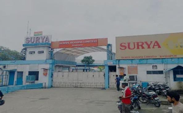 काशीपुर, 10 जुलाई, 2025 – (समय बोल रहा ) – उत्तराखंड के काशीपुर में आज एक हृदय विदारक औद्योगिक हादसा सामने आया, जिसने पूरे शहर को स्तब्ध कर दिया। गुरुवार सुबह करीब 10:30 बजे, काशीपुर स्थित सूर्य फैक्ट्री में अचानक एक हाइड्रोजन गैस सिलेंडर जोरदार धमाके के साथ फट गया। इस भीषण विस्फोट में एक श्रमिक की मौके पर ही दर्दनाक मृत्यु हो गई, जबकि 10 अन्य श्रमिक गंभीर रूप से घायल हो गए। घायलों को तुरंत नगर के आयुष्मान चिकित्सालय लाया गया, जहां उनका उपचार जारी है। घटना की जानकारी मिलते ही प्रशासनिक अमला हरकत में आ गया और मुख्यमंत्री कार्यालय से लेकर जिला प्रशासन के शीर्ष अधिकारी घायलों का हाल जानने अस्पताल पहुंचे। सुबह का शांत माहौल, जोरदार धमाके से दहल उठा काशीपुर गुरुवार की सुबह जब काशीपुर अपने सामान्य कामकाज में व्यस्त था, तभी लगभग 10:30 बजे सूर्य फैक्ट्री से एक भयानक धमाके की आवाज गूंजी, जिसने आसपास के पूरे क्षेत्र को हिलाकर रख दिया। धमाका इतना जबरदस्त था कि फैक्ट्री परिसर में अफरा-तफरी मच गई और धुएं का गुबार आसमान में छा गया। प्रत्यक्षदर्शियों के मुताबिक, हाइड्रोजन गैस सिलेंडर फटने के कारण यह हादसा हुआ, जिसकी तीव्रता ने वहां मौजूद श्रमिकों को संभलने का मौका तक नहीं दिया। विस्फोट की चपेट में आए श्रमिकों में से एक की घटनास्थल पर ही मौत हो गई, जबकि 10 अन्य बुरी तरह घायल हो गए। घायलों में कई को गंभीर चोटें आई हैं, जिनमें जलने और अंदरूनी चोटें शामिल हैं। फैक्ट्री के भीतर और बाहर चीख-पुकार मच गई। स्थानीय लोगों और अन्य श्रमिकों की मदद से तत्काल बचाव कार्य शुरू किया गया और घायलों को समय रहते नगर के आयुष्मान चिकित्सालय पहुंचाया गया। चिकित्सालय पहुंचते ही डॉक्टरों की टीम ने तुरंत घायलों का उपचार शुरू कर दिया, जो अभी भी जारी है। अस्पताल में घायलों के परिजनों की भीड़ जमा हो गई है, जहां वे अपनों की सलामती के लिए दुआ कर रहे हैं। शीर्ष प्रशासनिक अधिकारियों का दौरा: CM ने भी जताया दुःख, दिए निर्देश हादसे की सूचना मिलते ही राज्य और जिला प्रशासन में हड़कंप मच गया। घायलों के कुशलक्षेम जानने के लिए तत्काल मंडलायुक्त/मुख्यमंत्री के सचिव दीपक रावत, जिलाधिकारी नितिन सिंह भदौरिया, एसएसपी मणिकांत मिश्रा, और मुख्य चिकित्सा अधिकारी (CMO) डॉ. के.के. अग्रवाल सहित अन्य वरिष्ठ अधिकारी आयुष्मान चिकित्सालय पहुंचे। अधिकारियों ने अस्पताल पहुंचकर घायल श्रमिकों से मुलाकात की और उनके स्वास्थ्य का हाल जाना। उन्होंने घायलों के परिजनों से भी बातचीत की और उन्हें हर संभव मदद का आश्वासन दिया। मंडलायुक्त और मुख्यमंत्री के सचिव दीपक रावत ने चिकित्साधिकारियों से गहन चर्चा की और उन्हें घायलों का हरसंभव बेहतर उपचार सुनिश्चित करने के निर्देश दिए। रावत ने बताया कि उन्होंने घटना को लेकर मुख्यमंत्री पुष्कर सिंह धामी से भी बात की है। मुख्यमंत्री ने इस दुखद घटना पर गहरा दुःख व्यक्त किया है और स्पष्ट निर्देश दिए हैं कि यदि किसी भी घायल श्रमिक को बेहतर उपचार के लिए उच्च चिकित्सालयों में भेजने की आवश्यकता पड़े, तो बिना किसी देरी के भेजा जाए। यह मुख्यमंत्री की संवेदनशीलता और घायलों के प्रति सरकार की प्रतिबद्धता को दर्शाता है। जांच के आदेश और राहत-बचाव कार्य तेज मंडलायुक्त दीपक रावत ने इस गंभीर घटना की जांच कराने हेतु जिलाधिकारी नितिन सिंह भदौरिया को तत्काल निर्देश दिए हैं। इस जांच में विस्फोट के कारणों, फैक्ट्री में सुरक्षा मानकों के पालन, लापरवाही के संभावित बिंदुओं और भविष्य में ऐसे हादसों को रोकने के उपायों की पड़ताल की जाएगी। जिलाधिकारी नितिन सिंह भदौरिया ने भी घायलों को हर संभव बेहतरीन इलाज उपलब्ध कराने का आश्वासन दिया। उन्होंने मुख्य चिकित्सा अधिकारी डॉ. के.के. अग्रवाल को चिकित्सालय में ही बने रहने और घायलों के स्वास्थ्य पर लगातार नजर रखने के निर्देश दिए। इसके साथ ही, जिलाधिकारी ने सूर्य फैक्ट्री में घटना के मद्देनजर राहत और बचाव कार्यों के लिए तत्काल एनडीआरएफ (राष्ट्रीय आपदा प्रतिक्रिया बल) की टीम को भी रवाना किया। एनडीआरएफ की टीम मौके पर पहुंचकर किसी भी संभावित खतरे को कम करने और आगे के बचाव कार्यों में मदद करेगी। इस दौरान महापौर दीपक बाली, अपर जिलाधिकारी पंकज उपाध्याय, अपर जिलाधिकारी अभय प्रताप सिंह सहित कई अन्य प्रशासनिक अधिकारी और स्थानीय जनप्रतिनिधि भी मौजूद रहे, जिन्होंने पूरी स्थिति पर नजर रखी और राहत कार्यों में सहयोग किया। औद्योगिक सुरक्षा पर गंभीर सवाल: क्यों बार-बार हो रहे ऐसे हादसे? काशीपुर की सूर्य फैक्ट्री में हुए इस हाइड्रोजन सिलेंडर ब्लास्ट ने एक बार फिर औद्योगिक इकाइयों में सुरक्षा मानकों के पालन पर गंभीर सवाल खड़े कर दिए हैं। हाइड्रोजन एक ज्वलनशील गैस है, जिसके भंडारण और उपयोग में अत्यधिक सावधानी और कड़े सुरक्षा प्रोटोकॉल की आवश्यकता होती है। यह हादसा दर्शाता है कि इन प्रोटोकॉल का या तो उल्लंघन किया गया या उनमें कहीं न कहीं कमी रह गई। ऐसे औद्योगिक हादसे न केवल जनहानि और संपत्ति का नुकसान करते हैं, बल्कि श्रमिकों और उनके परिवारों के लिए दीर्घकालिक आघात भी छोड़ जाते हैं। यह घटना एक कड़ा संदेश है कि सरकार और उद्योग जगत को मिलकर औद्योगिक सुरक्षा को सर्वोच्च प्राथमिकता देनी होगी। नियमित निरीक्षण, सुरक्षा उपकरणों का उचित रखरखाव, श्रमिकों के लिए पर्याप्त प्रशिक्षण और सुरक्षा नियमों का सख्ती से पालन सुनिश्चित करना अनिवार्य है, ताकि भविष्य में ऐसी त्रासदियों को रोका जा सके। जांच के बाद ही पता चल पाएगा कि इस हादसे के पीछे वास्तविक कारण क्या थे और इसके लिए कौन जिम्मेदार है।
