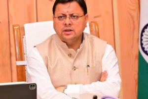 देहरादून, 9 जुलाई, 2025 – (समय बोल रहा ) – उत्तराखंड में मुख्यमंत्री पुष्कर सिंह धामी की अध्यक्षता में आज हुई कैबिनेट बैठक में कई महत्वपूर्ण और दूरगामी प्रस्तावों पर मुहर लगाई गई है। सचिवालय में सुबह 12 बजे शुरू हुई और लगभग 2 घंटे तक चली इस बैठक में राज्य सरकार ने जनता के हित में कई बड़े निर्णय लिए हैं। इनमें राज्य की पहली जियोथर्मल एनर्जी पॉलिसी को मंजूरी मिलना और विधवा व वृद्धावस्था पेंशन को लेकर लिया गया एक बड़ा सामाजिक निर्णय सबसे अहम हैं, जो सीधे तौर पर आम लोगों के जीवन पर सकारात्मक प्रभाव डालेंगे। पंचायत चुनाव के लिए आचार संहिता लागू होने के कारण, इस कैबिनेट बैठक की आधिकारिक ब्रीफिंग नहीं हो पाई। हालांकि, विश्वसनीय सूत्रों से मिली जानकारी के मुताबिक, इन फैसलों को राज्य के विकास और सामाजिक कल्याण की दिशा में महत्वपूर्ण मील का पत्थर माना जा रहा है। उत्तराखंड की ऊर्जा क्रांति: पहली जियोथर्मल पॉलिसी को मंजूरी कैबिनेट बैठक का सबसे महत्वपूर्ण फैसला उत्तराखंड की पहली जियोथर्मल एनर्जी पॉलिसी को मंजूरी देना है। यह एक गेमचेंजर पॉलिसी साबित हो सकती है, खासकर उत्तराखंड जैसे पहाड़ी राज्य के लिए जहां नवीकरणीय ऊर्जा स्रोतों की अपार संभावनाएं हैं। जियोथर्मल ऊर्जा, धरती की आंतरिक गर्मी का उपयोग कर बिजली उत्पादन करने की तकनीक है, जो स्वच्छ, निरंतर और पर्यावरण के अनुकूल होती है। उत्तराखंड में भूगर्भीय ताप (जियोथर्मल) की क्षमता व्यापक है, विशेषकर हिमालयी क्षेत्रों में। इस नीति को मंजूरी मिलने से राज्य में जियोथर्मल ऊर्जा के अन्वेषण, विकास और दोहन का रास्ता खुल गया है। यह न केवल राज्य की ऊर्जा सुरक्षा को मजबूत करेगा, बल्कि कार्बन उत्सर्जन को कम करने में भी सहायक होगा। इससे राज्य में नए निवेश आकर्षित होंगे, जिससे रोजगार के नए अवसर सृजित होंगे और स्थानीय अर्थव्यवस्था को भी बढ़ावा मिलेगा। यह फैसला उत्तराखंड को हरित ऊर्जा के क्षेत्र में अग्रणी राज्यों में से एक बनाने की दिशा में एक बड़ा कदम है। लाखों परिवारों को राहत: अब बेटे के 18 साल पर भी नहीं रुकेगी विधवा/वृद्धा पेंशन समाज कल्याण विभाग से जुड़ा एक और ऐतिहासिक और मानवीय फैसला कैबिनेट ने लिया है, जो सीधे तौर पर समाज के कमजोर और जरूरतमंद तबके को राहत पहुंचाएगा। अब तक के नियमों के तहत, विधवा या वृद्धावस्था पेंशन अक्सर तब रोक दी जाती थी जब पेंशन धारक का पुत्र 18 वर्ष का हो जाता था, यह मानते हुए कि अब वह अपनी माँ या बुजुर्ग माता-पिता की देखभाल कर सकता है। लेकिन, कैबिनेट ने इस नियम में बड़ा बदलाव करते हुए यह निर्णय लिया है कि पुत्र के 18 साल पूरे होने पर भी वृद्धावस्था और विधवा पेंशन मिलती रहेगी। यह उन लाखों माताओं और बुजुर्गों के लिए एक बड़ी राहत है जो अक्सर अपने बच्चों के बालिग होने के बाद भी आर्थिक रूप से कमजोर रहते हैं और पेंशन पर ही निर्भर होते हैं। यह फैसला समाज के एक बड़े वर्ग को वित्तीय सुरक्षा प्रदान करेगा और उन्हें अनिश्चितता के दौर में आर्थिक रूप से सशक्त बनाएगा। यह धामी सरकार की सामाजिक संवेदनशीलता और कल्याणकारी नीतियों का प्रतीक माना जा रहा है। बुनियादी ढांचे और सुशासन पर भी अहम मुहर कैबिनेट बैठक में केवल ऊर्जा और सामाजिक कल्याण ही नहीं, बल्कि राज्य के बुनियादी ढांचे और सुशासन से जुड़े कई अन्य महत्वपूर्ण प्रस्तावों पर भी मुहर लगी है। सूत्रों के मुताबिक, इन प्रस्तावों में शामिल हैं: पुलों की वहन क्षमता का उन्नयन: पीडब्ल्यूडी (लोक निर्माण विभाग) के तहत प्रदेश में 'बी' ग्रेड के पुलों को 'ए' ग्रेड में अपग्रेड किए जाने का फैसला लिया गया है। इसके लिए एक प्रोजेक्ट मैनेजमेंट यूनिट (PMU) की स्थापना को भी मंजूरी दी गई है, जो इन पुलों की वहन क्षमता बढ़ाने के लिए अध्ययन और योजना तैयार करेगी। यह निर्णय पहाड़ी राज्य उत्तराखंड के लिए बेहद महत्वपूर्ण है, जहां मजबूत पुल सड़कें और आवागमन की जीवनरेखा होते हैं। इससे कनेक्टिविटी बेहतर होगी और दुर्घटनाओं का जोखिम भी कम होगा। डिजिटल फॉरेंसिक लेबोरेटरी: राज्य कर विभाग में डिजिटल फॉरेंसिक लेबोरेटरी की स्थापना को मंजूरी दी गई है। यह लैब डिजिटल अपराधों, साइबर धोखाधड़ी और वित्तीय घोटालों की जांच में महत्वपूर्ण भूमिका निभाएगी, जिससे राज्य की जांच एजेंसियों की क्षमताएं बढ़ेंगी और वित्तीय अपराधों पर अंकुश लगाने में मदद मिलेगी। वित्त सेवा संवर्ग का पुनर्गठन: उत्तराखंड के वित्त सेवा संवर्ग के पुनर्गठन को भी मंजूरी मिल गई है। यह कदम राज्य के वित्तीय प्रबंधन को और अधिक कुशल और आधुनिक बनाने की दिशा में उठाया गया है। सतर्कता विभाग का सशक्तिकरण: सतर्कता विभाग के संशोधित ढांचे को मंजूरी दी गई है, जिसके तहत इसमें पदों की संख्या बढ़ाकर 152 कर दी गई है। यह भ्रष्टाचार के खिलाफ सरकार की प्रतिबद्धता को दर्शाता है और राज्य में पारदर्शिता एवं जवाबदेही को मजबूत करेगा। खनिज अन्वेषण और फाउंडेशन न्यास: उत्तराखंड राज्य खनिज अन्वेषण न्यास, 2025 और उत्तराखंड जिला खनिज फाउंडेशन न्यास, 2025 को प्रख्यापित किए जाने को भी मंजूरी मिली है। यह राज्य के खनिज संसाधनों के अन्वेषण, प्रबंधन और खनन प्रभावित क्षेत्रों में स्थानीय समुदायों के कल्याण के लिए एक व्यवस्थित ढांचा प्रदान करेगा। धामी सरकार का 'समग्र विकास' विजन ये सभी फैसले मुख्यमंत्री पुष्कर सिंह धामी के 'समग्र विकास' और 'सबका साथ, सबका विकास' के विजन को दर्शाते हैं। एक ओर जहां जियोथर्मल पॉलिसी और पुलों का उन्नयन राज्य के आर्थिक और भौतिक विकास को गति देगा, वहीं विधवा/वृद्धा पेंशन में बदलाव और सतर्कता विभाग का सशक्तिकरण सामाजिक न्याय और सुशासन के प्रति सरकार की प्रतिबद्धता को दर्शाता है। हालांकि, पंचायत चुनाव की आचार संहिता के चलते इन फैसलों का विस्तृत विवरण अभी सामने नहीं आया है, लेकिन उम्मीद है कि जल्द ही सरकार इन महत्वपूर्ण निर्णयों को जनता के सामने रखेगी और इनके क्रियान्वयन की प्रक्रिया शुरू होगी। यह कैबिनेट बैठक निश्चित रूप से उत्तराखंड के भविष्य के लिए कई नई राहें खोलेगी।