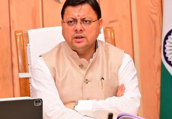 देहरादून, 9 जुलाई, 2025 – (समय बोल रहा ) – उत्तराखंड में मुख्यमंत्री पुष्कर सिंह धामी की अध्यक्षता में आज हुई कैबिनेट बैठक में कई महत्वपूर्ण और दूरगामी प्रस्तावों पर मुहर लगाई गई है। सचिवालय में सुबह 12 बजे शुरू हुई और लगभग 2 घंटे तक चली इस बैठक में राज्य सरकार ने जनता के हित में कई बड़े निर्णय लिए हैं। इनमें राज्य की पहली जियोथर्मल एनर्जी पॉलिसी को मंजूरी मिलना और विधवा व वृद्धावस्था पेंशन को लेकर लिया गया एक बड़ा सामाजिक निर्णय सबसे अहम हैं, जो सीधे तौर पर आम लोगों के जीवन पर सकारात्मक प्रभाव डालेंगे। पंचायत चुनाव के लिए आचार संहिता लागू होने के कारण, इस कैबिनेट बैठक की आधिकारिक ब्रीफिंग नहीं हो पाई। हालांकि, विश्वसनीय सूत्रों से मिली जानकारी के मुताबिक, इन फैसलों को राज्य के विकास और सामाजिक कल्याण की दिशा में महत्वपूर्ण मील का पत्थर माना जा रहा है। उत्तराखंड की ऊर्जा क्रांति: पहली जियोथर्मल पॉलिसी को मंजूरी कैबिनेट बैठक का सबसे महत्वपूर्ण फैसला उत्तराखंड की पहली जियोथर्मल एनर्जी पॉलिसी को मंजूरी देना है। यह एक गेमचेंजर पॉलिसी साबित हो सकती है, खासकर उत्तराखंड जैसे पहाड़ी राज्य के लिए जहां नवीकरणीय ऊर्जा स्रोतों की अपार संभावनाएं हैं। जियोथर्मल ऊर्जा, धरती की आंतरिक गर्मी का उपयोग कर बिजली उत्पादन करने की तकनीक है, जो स्वच्छ, निरंतर और पर्यावरण के अनुकूल होती है। उत्तराखंड में भूगर्भीय ताप (जियोथर्मल) की क्षमता व्यापक है, विशेषकर हिमालयी क्षेत्रों में। इस नीति को मंजूरी मिलने से राज्य में जियोथर्मल ऊर्जा के अन्वेषण, विकास और दोहन का रास्ता खुल गया है। यह न केवल राज्य की ऊर्जा सुरक्षा को मजबूत करेगा, बल्कि कार्बन उत्सर्जन को कम करने में भी सहायक होगा। इससे राज्य में नए निवेश आकर्षित होंगे, जिससे रोजगार के नए अवसर सृजित होंगे और स्थानीय अर्थव्यवस्था को भी बढ़ावा मिलेगा। यह फैसला उत्तराखंड को हरित ऊर्जा के क्षेत्र में अग्रणी राज्यों में से एक बनाने की दिशा में एक बड़ा कदम है। लाखों परिवारों को राहत: अब बेटे के 18 साल पर भी नहीं रुकेगी विधवा/वृद्धा पेंशन समाज कल्याण विभाग से जुड़ा एक और ऐतिहासिक और मानवीय फैसला कैबिनेट ने लिया है, जो सीधे तौर पर समाज के कमजोर और जरूरतमंद तबके को राहत पहुंचाएगा। अब तक के नियमों के तहत, विधवा या वृद्धावस्था पेंशन अक्सर तब रोक दी जाती थी जब पेंशन धारक का पुत्र 18 वर्ष का हो जाता था, यह मानते हुए कि अब वह अपनी माँ या बुजुर्ग माता-पिता की देखभाल कर सकता है। लेकिन, कैबिनेट ने इस नियम में बड़ा बदलाव करते हुए यह निर्णय लिया है कि पुत्र के 18 साल पूरे होने पर भी वृद्धावस्था और विधवा पेंशन मिलती रहेगी। यह उन लाखों माताओं और बुजुर्गों के लिए एक बड़ी राहत है जो अक्सर अपने बच्चों के बालिग होने के बाद भी आर्थिक रूप से कमजोर रहते हैं और पेंशन पर ही निर्भर होते हैं। यह फैसला समाज के एक बड़े वर्ग को वित्तीय सुरक्षा प्रदान करेगा और उन्हें अनिश्चितता के दौर में आर्थिक रूप से सशक्त बनाएगा। यह धामी सरकार की सामाजिक संवेदनशीलता और कल्याणकारी नीतियों का प्रतीक माना जा रहा है। बुनियादी ढांचे और सुशासन पर भी अहम मुहर कैबिनेट बैठक में केवल ऊर्जा और सामाजिक कल्याण ही नहीं, बल्कि राज्य के बुनियादी ढांचे और सुशासन से जुड़े कई अन्य महत्वपूर्ण प्रस्तावों पर भी मुहर लगी है। सूत्रों के मुताबिक, इन प्रस्तावों में शामिल हैं: पुलों की वहन क्षमता का उन्नयन: पीडब्ल्यूडी (लोक निर्माण विभाग) के तहत प्रदेश में 'बी' ग्रेड के पुलों को 'ए' ग्रेड में अपग्रेड किए जाने का फैसला लिया गया है। इसके लिए एक प्रोजेक्ट मैनेजमेंट यूनिट (PMU) की स्थापना को भी मंजूरी दी गई है, जो इन पुलों की वहन क्षमता बढ़ाने के लिए अध्ययन और योजना तैयार करेगी। यह निर्णय पहाड़ी राज्य उत्तराखंड के लिए बेहद महत्वपूर्ण है, जहां मजबूत पुल सड़कें और आवागमन की जीवनरेखा होते हैं। इससे कनेक्टिविटी बेहतर होगी और दुर्घटनाओं का जोखिम भी कम होगा। डिजिटल फॉरेंसिक लेबोरेटरी: राज्य कर विभाग में डिजिटल फॉरेंसिक लेबोरेटरी की स्थापना को मंजूरी दी गई है। यह लैब डिजिटल अपराधों, साइबर धोखाधड़ी और वित्तीय घोटालों की जांच में महत्वपूर्ण भूमिका निभाएगी, जिससे राज्य की जांच एजेंसियों की क्षमताएं बढ़ेंगी और वित्तीय अपराधों पर अंकुश लगाने में मदद मिलेगी। वित्त सेवा संवर्ग का पुनर्गठन: उत्तराखंड के वित्त सेवा संवर्ग के पुनर्गठन को भी मंजूरी मिल गई है। यह कदम राज्य के वित्तीय प्रबंधन को और अधिक कुशल और आधुनिक बनाने की दिशा में उठाया गया है। सतर्कता विभाग का सशक्तिकरण: सतर्कता विभाग के संशोधित ढांचे को मंजूरी दी गई है, जिसके तहत इसमें पदों की संख्या बढ़ाकर 152 कर दी गई है। यह भ्रष्टाचार के खिलाफ सरकार की प्रतिबद्धता को दर्शाता है और राज्य में पारदर्शिता एवं जवाबदेही को मजबूत करेगा। खनिज अन्वेषण और फाउंडेशन न्यास: उत्तराखंड राज्य खनिज अन्वेषण न्यास, 2025 और उत्तराखंड जिला खनिज फाउंडेशन न्यास, 2025 को प्रख्यापित किए जाने को भी मंजूरी मिली है। यह राज्य के खनिज संसाधनों के अन्वेषण, प्रबंधन और खनन प्रभावित क्षेत्रों में स्थानीय समुदायों के कल्याण के लिए एक व्यवस्थित ढांचा प्रदान करेगा। धामी सरकार का 'समग्र विकास' विजन ये सभी फैसले मुख्यमंत्री पुष्कर सिंह धामी के 'समग्र विकास' और 'सबका साथ, सबका विकास' के विजन को दर्शाते हैं। एक ओर जहां जियोथर्मल पॉलिसी और पुलों का उन्नयन राज्य के आर्थिक और भौतिक विकास को गति देगा, वहीं विधवा/वृद्धा पेंशन में बदलाव और सतर्कता विभाग का सशक्तिकरण सामाजिक न्याय और सुशासन के प्रति सरकार की प्रतिबद्धता को दर्शाता है। हालांकि, पंचायत चुनाव की आचार संहिता के चलते इन फैसलों का विस्तृत विवरण अभी सामने नहीं आया है, लेकिन उम्मीद है कि जल्द ही सरकार इन महत्वपूर्ण निर्णयों को जनता के सामने रखेगी और इनके क्रियान्वयन की प्रक्रिया शुरू होगी। यह कैबिनेट बैठक निश्चित रूप से उत्तराखंड के भविष्य के लिए कई नई राहें खोलेगी।