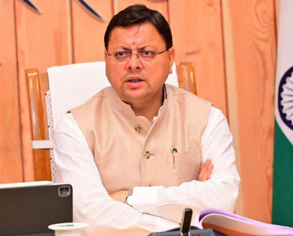 उत्तराखंड कैबिनेट बैठक का ऐतिहासिक फैसला: राज्य की पहली जियोथर्मल पॉलिसी को मिली हरी झंडी, अब बेटे के 18 साल पूरे होने पर भी नहीं रुकेगी विधवा/वृद्धा पेंशन! आम आदमी को बड़ी राहत 1 देहरादून, 9 जुलाई, 2025 – (समय बोल रहा ) – उत्तराखंड में मुख्यमंत्री पुष्कर सिंह धामी की अध्यक्षता में आज हुई कैबिनेट बैठक में कई महत्वपूर्ण और दूरगामी प्रस्तावों पर मुहर लगाई गई है। सचिवालय में सुबह 12 बजे शुरू हुई और लगभग 2 घंटे तक चली इस बैठक में राज्य सरकार ने जनता के हित में कई बड़े निर्णय लिए हैं। इनमें राज्य की पहली जियोथर्मल एनर्जी पॉलिसी को मंजूरी मिलना और विधवा व वृद्धावस्था पेंशन को लेकर लिया गया एक बड़ा सामाजिक निर्णय सबसे अहम हैं, जो सीधे तौर पर आम लोगों के जीवन पर सकारात्मक प्रभाव डालेंगे। पंचायत चुनाव के लिए आचार संहिता लागू होने के कारण, इस कैबिनेट बैठक की आधिकारिक ब्रीफिंग नहीं हो पाई। हालांकि, विश्वसनीय सूत्रों से मिली जानकारी के मुताबिक, इन फैसलों को राज्य के विकास और सामाजिक कल्याण की दिशा में महत्वपूर्ण मील का पत्थर माना जा रहा है। उत्तराखंड की ऊर्जा क्रांति: पहली जियोथर्मल पॉलिसी को मंजूरी कैबिनेट बैठक का सबसे महत्वपूर्ण फैसला उत्तराखंड की पहली जियोथर्मल एनर्जी पॉलिसी को मंजूरी देना है। यह एक गेमचेंजर पॉलिसी साबित हो सकती है, खासकर उत्तराखंड जैसे पहाड़ी राज्य के लिए जहां नवीकरणीय ऊर्जा स्रोतों की अपार संभावनाएं हैं। जियोथर्मल ऊर्जा, धरती की आंतरिक गर्मी का उपयोग कर बिजली उत्पादन करने की तकनीक है, जो स्वच्छ, निरंतर और पर्यावरण के अनुकूल होती है। उत्तराखंड में भूगर्भीय ताप (जियोथर्मल) की क्षमता व्यापक है, विशेषकर हिमालयी क्षेत्रों में। इस नीति को मंजूरी मिलने से राज्य में जियोथर्मल ऊर्जा के अन्वेषण, विकास और दोहन का रास्ता खुल गया है। यह न केवल राज्य की ऊर्जा सुरक्षा को मजबूत करेगा, बल्कि कार्बन उत्सर्जन को कम करने में भी सहायक होगा। इससे राज्य में नए निवेश आकर्षित होंगे, जिससे रोजगार के नए अवसर सृजित होंगे और स्थानीय अर्थव्यवस्था को भी बढ़ावा मिलेगा। यह फैसला उत्तराखंड को हरित ऊर्जा के क्षेत्र में अग्रणी राज्यों में से एक बनाने की दिशा में एक बड़ा कदम है। लाखों परिवारों को राहत: अब बेटे के 18 साल पर भी नहीं रुकेगी विधवा/वृद्धा पेंशन समाज कल्याण विभाग से जुड़ा एक और ऐतिहासिक और मानवीय फैसला कैबिनेट ने लिया है, जो सीधे तौर पर समाज के कमजोर और जरूरतमंद तबके को राहत पहुंचाएगा। अब तक के नियमों के तहत, विधवा या वृद्धावस्था पेंशन अक्सर तब रोक दी जाती थी जब पेंशन धारक का पुत्र 18 वर्ष का हो जाता था, यह मानते हुए कि अब वह अपनी माँ या बुजुर्ग माता-पिता की देखभाल कर सकता है। लेकिन, कैबिनेट ने इस नियम में बड़ा बदलाव करते हुए यह निर्णय लिया है कि पुत्र के 18 साल पूरे होने पर भी वृद्धावस्था और विधवा पेंशन मिलती रहेगी। यह उन लाखों माताओं और बुजुर्गों के लिए एक बड़ी राहत है जो अक्सर अपने बच्चों के बालिग होने के बाद भी आर्थिक रूप से कमजोर रहते हैं और पेंशन पर ही निर्भर होते हैं। यह फैसला समाज के एक बड़े वर्ग को वित्तीय सुरक्षा प्रदान करेगा और उन्हें अनिश्चितता के दौर में आर्थिक रूप से सशक्त बनाएगा। यह धामी सरकार की सामाजिक संवेदनशीलता और कल्याणकारी नीतियों का प्रतीक माना जा रहा है। बुनियादी ढांचे और सुशासन पर भी अहम मुहर कैबिनेट बैठक में केवल ऊर्जा और सामाजिक कल्याण ही नहीं, बल्कि राज्य के बुनियादी ढांचे और सुशासन से जुड़े कई अन्य महत्वपूर्ण प्रस्तावों पर भी मुहर लगी है। सूत्रों के मुताबिक, इन प्रस्तावों में शामिल हैं: पुलों की वहन क्षमता का उन्नयन: पीडब्ल्यूडी (लोक निर्माण विभाग) के तहत प्रदेश में 'बी' ग्रेड के पुलों को 'ए' ग्रेड में अपग्रेड किए जाने का फैसला लिया गया है। इसके लिए एक प्रोजेक्ट मैनेजमेंट यूनिट (PMU) की स्थापना को भी मंजूरी दी गई है, जो इन पुलों की वहन क्षमता बढ़ाने के लिए अध्ययन और योजना तैयार करेगी। यह निर्णय पहाड़ी राज्य उत्तराखंड के लिए बेहद महत्वपूर्ण है, जहां मजबूत पुल सड़कें और आवागमन की जीवनरेखा होते हैं। इससे कनेक्टिविटी बेहतर होगी और दुर्घटनाओं का जोखिम भी कम होगा। डिजिटल फॉरेंसिक लेबोरेटरी: राज्य कर विभाग में डिजिटल फॉरेंसिक लेबोरेटरी की स्थापना को मंजूरी दी गई है। यह लैब डिजिटल अपराधों, साइबर धोखाधड़ी और वित्तीय घोटालों की जांच में महत्वपूर्ण भूमिका निभाएगी, जिससे राज्य की जांच एजेंसियों की क्षमताएं बढ़ेंगी और वित्तीय अपराधों पर अंकुश लगाने में मदद मिलेगी। वित्त सेवा संवर्ग का पुनर्गठन: उत्तराखंड के वित्त सेवा संवर्ग के पुनर्गठन को भी मंजूरी मिल गई है। यह कदम राज्य के वित्तीय प्रबंधन को और अधिक कुशल और आधुनिक बनाने की दिशा में उठाया गया है। सतर्कता विभाग का सशक्तिकरण: सतर्कता विभाग के संशोधित ढांचे को मंजूरी दी गई है, जिसके तहत इसमें पदों की संख्या बढ़ाकर 152 कर दी गई है। यह भ्रष्टाचार के खिलाफ सरकार की प्रतिबद्धता को दर्शाता है और राज्य में पारदर्शिता एवं जवाबदेही को मजबूत करेगा। खनिज अन्वेषण और फाउंडेशन न्यास: उत्तराखंड राज्य खनिज अन्वेषण न्यास, 2025 और उत्तराखंड जिला खनिज फाउंडेशन न्यास, 2025 को प्रख्यापित किए जाने को भी मंजूरी मिली है। यह राज्य के खनिज संसाधनों के अन्वेषण, प्रबंधन और खनन प्रभावित क्षेत्रों में स्थानीय समुदायों के कल्याण के लिए एक व्यवस्थित ढांचा प्रदान करेगा। धामी सरकार का 'समग्र विकास' विजन ये सभी फैसले मुख्यमंत्री पुष्कर सिंह धामी के 'समग्र विकास' और 'सबका साथ, सबका विकास' के विजन को दर्शाते हैं। एक ओर जहां जियोथर्मल पॉलिसी और पुलों का उन्नयन राज्य के आर्थिक और भौतिक विकास को गति देगा, वहीं विधवा/वृद्धा पेंशन में बदलाव और सतर्कता विभाग का सशक्तिकरण सामाजिक न्याय और सुशासन के प्रति सरकार की प्रतिबद्धता को दर्शाता है। हालांकि, पंचायत चुनाव की आचार संहिता के चलते इन फैसलों का विस्तृत विवरण अभी सामने नहीं आया है, लेकिन उम्मीद है कि जल्द ही सरकार इन महत्वपूर्ण निर्णयों को जनता के सामने रखेगी और इनके क्रियान्वयन की प्रक्रिया शुरू होगी। यह कैबिनेट बैठक निश्चित रूप से उत्तराखंड के भविष्य के लिए कई नई राहें खोलेगी।