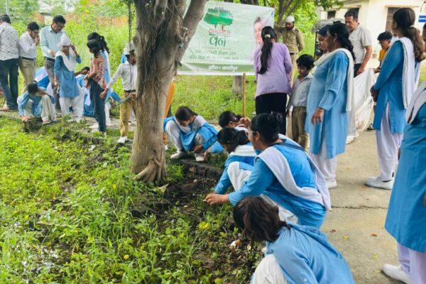 काशीपुर, 17 अगस्त 2025 – (समय बोल रहा ) – सतगुरु माता सुदीक्षा जी महाराज और निरंकारी राजपिता रमित जी के पावन मार्गदर्शन में, संत निरंकारी चैरिटेबल फाउंडेशन द्वारा 'वननेस वन' परियोजना का पाँचवाँ चरण आज पूरे देश के 600 से अधिक स्थानों पर पूरी श्रद्धा और उत्साह के साथ संपन्न हुआ। इसी कड़ी में, काशीपुर के राजकीय पशु चिकित्सालय में भी इस अनूठे अभियान का सफल आयोजन हुआ, जहाँ लगभग 350 निरंकारी सेवादार भाई-बहनों और बच्चों ने मिलकर न केवल बड़े पैमाने पर वृक्षारोपण किया, बल्कि पूरे क्षेत्र की सफाई भी की। यह आयोजन प्रकृति के प्रति प्रेम, सेवा के प्रति समर्पण और सह-अस्तित्व की भावना का एक अद्भुत उदाहरण बन गया। वननेस वन’ परियोजना: हरियाली से कहीं बढ़कर संत निरंकारी मंडल के सचिव, आदरणीय श्री जोगिन्दर सुखीजा जी ने इस अभियान के पीछे के गहन दर्शन को साझा करते हुए बताया कि 'वननेस वन' सिर्फ हरियाली को बढ़ावा देने की एक पहल नहीं है, बल्कि यह प्रकृति के साथ एक गहरा जुड़ाव स्थापित करने, मानव के उत्तरदायित्वों को समझने और सह-अस्तित्व की भावना को मजबूत करने का एक समर्पित प्रयास है। उन्होंने कहा कि यह मिशन मानवता और प्रकृति के बीच के संबंध को पुनः स्थापित करने का एक माध्यम है, जहाँ पेड़ लगाना केवल एक कार्य नहीं, बल्कि एक संस्कार बन जाता है। सेवा और समर्पण के भाव से किया गया यह कार्य एक आध्यात्मिक अनुभव का रूप ले लेता है, जो पर्यावरण संरक्षण को एक नया आयाम देता है। काशीपुर में सेवादारों का अदम्य उत्साह आज सुबह काशीपुर में आयोजित इस कार्यक्रम में निरंकारी सेवादारों का उत्साह देखते ही बन रहा था। राजकीय पशु चिकित्सालय परिसर में, जहाँ पिछले वर्ष भी वृक्षारोपण किया गया था, इस बार भी बड़ी संख्या में नए पौधे लगाए गए। इस दौरान, परिसर में चारों ओर कीचड़ होने के बावजूद, सेवादारों ने बिना किसी हिचकिचाहट के पूरे जोश के साथ अपने कार्य को अंजाम दिया। छोटे बच्चों से लेकर बुजुर्गों तक, सभी ने मिलकर परिसर की सुंदरता को बढ़ाने में अपना योगदान दिया। कीचड़ की परवाह किए बिना, जिस तरह से सेवादारों ने पूरे लगन से वृक्षारोपण और सफाई का कार्य किया, वह उनके निस्वार्थ सेवाभाव का प्रतीक था। इस सराहनीय कार्य की स्थानीय स्वास्थ्य विभाग के इंचार्ज ने भी भूरी-भूरी प्रशंसा की। उन्होंने निरंकारी मिशन के इस प्रयास को प्रकृति और समाज के लिए एक प्रेरणादायी कदम बताया। एक अभियान से 'लघु वनों' तक का सफर वर्ष 2021 में शुरू हुआ 'वननेस वन' अभियान अब अपने पांचवें चरण में पहुँच चुका है, और इसका प्रभाव स्पष्ट रूप से देखा जा सकता है। जिन स्थानों पर कभी खाली जमीन थी, वहाँ अब ये अभियान हरे-भरे वृक्षों में बदल चुके हैं, जिन्होंने लघु वनों का रूप ले लिया है। इन वनों में विभिन्न प्रकार के जीव-जंतुओं और प्रवासी पक्षियों की वापसी ने जैव विविधता के पुनरुत्थान को प्रमाणित किया है। यह इस बात का सबूत है कि यह प्रयास केवल पर्यावरण की रक्षा नहीं कर रहा है, बल्कि प्रकृति को उसके मूल स्वरूप में लौटाने का भी माध्यम बन रहा है। यह अभियान भविष्य की पीढ़ियों को एक समृद्ध, हरा-भरा और स्वस्थ वातावरण देने के लिए निरंतर प्रयासरत है। रोपे गए पौधों की देखभाल और संरक्षण का संकल्प उन्हें घने, आत्मनिर्भर वनों में परिवर्तित करने की दिशा में एक ठोस कदम है। संदेश और संकल्प स्थानीय मुखी राजेंद्र अरोड़ा ने सभी संतों और स्वास्थ्य अधिकारियों का धन्यवाद करते हुए सतगुरु माता जी का संदेश दिया। उन्होंने कहा कि ‘वननेस वन’ परियोजना सिर्फ वृक्षारोपण नहीं है, बल्कि यह प्रकृति, सेवा और सह-अस्तित्व का एक जीवंत आंदोलन है। यह अभियान भविष्य की पीढ़ियों को हरीतिमा से समृद्ध वातावरण देने के लिए निरंतर प्रयासरत है। सतगुरु की छत्रछाया में 'वननेस वन' का यह अभियान सेवा, समर्पण और प्रकृति प्रेम की एक ऐसी साधना है, जो पर्यावरण संरक्षण को एक आध्यात्मिक अनुभव में बदल देती है। यह अभियान एक स्पष्ट और सशक्त संदेश देता है कि वृक्ष लगाना सिर्फ एक कर्तव्य नहीं, बल्कि एक महत्वपूर्ण संस्कार है, और निस्वार्थ सेवा करना केवल एक कार्य नहीं, बल्कि एक महान साधना है, जिसे निरंकारी मिशन बखूबी निभा रहा है। यह आयोजन एक बार फिर यह साबित करता है कि जब समाज एक नेक उद्देश्य के लिए एक साथ आता है, तो बड़े से बड़े लक्ष्य को प्राप्त किया जा सकता है। निरंकारी मिशन का यह अभियान समाज के सभी वर्गों के लिए एक प्रेरणा है कि वे अपने पर्यावरण की देखभाल करें और एक बेहतर भविष्य के लिए मिलकर काम करें।