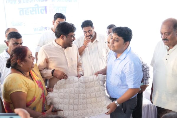 जसपुर, 19 अगस्त 2025 – (समय बोल रहा ) – जनता की समस्याओं के त्वरित और प्रभावी निस्तारण को सुनिश्चित करने के लिए आज जसपुर मंडी में एक विशेष तहसील दिवस का आयोजन किया गया। जिलाधिकारी नितिन सिंह भदौरिया ने इस दौरान अधिकारियों को सख्त निर्देश देते हुए कहा कि तहसील दिवस में आईं समस्याओं को पूरी गंभीरता से लें और उनका समयबद्ध तरीके से निस्तारण करें। उन्होंने जोर देकर कहा कि जनता की समस्याओं का समाधान सरकार की सर्वोच्च प्राथमिकता है, और इसमें किसी भी तरह की लापरवाही बर्दाश्त नहीं की जाएगी। इस दौरान कुल 87 शिकायतें पंजीकृत हुईं, जिनमें से लगभग 40 का मौके पर ही समाधान कर दिया गया। जनप्रतिनिधियों को योजनाओं की जानकारी जिलाधिकारी ने हाल ही में निर्वाचित हुए सभी जनप्रतिनिधियों- सभासदों, ग्राम प्रधानों और बीडीसी सदस्यों को बधाई दी। उन्होंने आगामी 23 अगस्त, शनिवार को नगर पालिका सभागार में एक विशेष कार्यक्रम आयोजित करने के निर्देश दिए। इस कार्यक्रम में मुख्य चिकित्सा अधिकारी और जिला विकास अधिकारी को इन सभी जनप्रतिनिधियों को विभिन्न सरकारी योजनाओं की विस्तृत जानकारी देनी होगी। साथ ही, इसी दिन एक चिकित्सा शिविर भी लगाया जाएगा, ताकि ग्रामीण क्षेत्रों के लोगों को स्वास्थ्य सेवाओं का लाभ मिल सके। जिलाधिकारी ने कहा कि जनप्रतिनिधियों के माध्यम से योजनाओं को जनता तक पहुंचाना आसान होगा, जिससे विकास कार्यों को गति मिलेगी। प्रमुख समस्याओं का मौके पर निस्तारण तहसील दिवस में विभिन्न विभागों से संबंधित शिकायतें दर्ज की गईं, जिनमें पेंशन, जन्म प्रमाण पत्र, पेयजल, सड़क निर्माण, विद्युत आपूर्ति और नगर पालिका से जुड़ी समस्याएं प्रमुख थीं। जिलाधिकारी ने कई शिकायतों पर तुरंत कार्रवाई के निर्देश दिए, जिससे लोगों को काफी राहत मिली। कुछ प्रमुख मामले इस प्रकार हैं: पेयजल: लक्ष्मीनगर कॉलोनी निवासी रविमणि चौहान ने पानी की टंकी और पाइपलाइन बिछाने का अनुरोध किया। इस पर जिलाधिकारी ने जल निगम के अधिशासी अभियंता को जसपुर नगर पुनर्गठन योजना के तहत काम करने का निर्देश दिया। सड़क और बाढ़ से नुकसान: ग्राम गूलरगोजी निवासी कमला देवी ने फीका नदी के तेज बहाव से गन्ने की फसल को हुए नुकसान के लिए मुआवजा मांगा। जिलाधिकारी ने मुख्य कृषि अधिकारी को नुकसान का आकलन करने और भूमि संरक्षण अधिकारी को उचित कार्रवाई करने का निर्देश दिया। ग्राम पट्टी चौहान के निवासियों ने बुद्धनगर माइनर के किनारे खेड़ा लक्ष्मीपुर मार्ग की मरम्मत की मांग की, जिस पर सिंचाई और लोनिवि विभाग को तत्काल कार्रवाई करने को कहा गया। अतिक्रमण: मोहल्ला गुजरातियान के अनिल कुमार जोशी ने श्मशान घाट की भूमि को अतिक्रमण से मुक्त कराने का अनुरोध किया। जिलाधिकारी ने उप जिलाधिकारी को तुरंत जांच कर अतिक्रमण हटाने का निर्देश दिया। पेंशन: ग्राम ढाडीपुरा निवासी रामवती ने वृद्धा पेंशन दिलाने का अनुरोध किया। जिलाधिकारी ने जिला समाज कल्याण अधिकारी को जांच कर पेंशन दिलाने का निर्देश दिया। आवारा पशु: एडवोकेट चौधरी कपिल सिंह ने आवारा पशुओं की समस्या उठाने पर जिलाधिकारी ने गौशालाओं के निर्माण की जानकारी दी और तहसीलदार व नगर पालिका के अधिशासी अधिकारी को पालतू जानवरों को छोड़ने वालों पर कार्रवाई करने के निर्देश भी दिए। अधिकारियों को सख्त चेतावनी जिलाधिकारी ने बैठक में अनुपस्थित रहने वाले अधिकारियों का वेतन रोकने के निर्देश दिए, जिससे यह संदेश गया कि वे इस तरह की बैठकों को कितनी गंभीरता से लेते हैं। उन्होंने कहा कि अधिकारी अपने कार्यालयों से बाहर निकलकर जनता के बीच जाएं और उनकी समस्याओं को समझकर उनका समाधान करें। जिलाधिकारी ने इस बात पर जोर दिया कि जनता की समस्याओं का निस्तारण और जन कल्याणकारी योजनाओं का लाभ उन तक पहुंचाना सरकार की प्राथमिकता है। उन्होंने सभी अधिकारियों से अनुरोध किया कि वे अपनी जिम्मेदारियों का निर्वहन पूरी निष्ठा और पारदर्शिता के साथ करें। इस तहसील दिवस में पूर्व विधायक डॉ. शैलेन्द्र मोहन सिंघल, नगर पालिका अध्यक्ष नौसाद सम्राट, ब्लॉक प्रमुख अनूप कौर, उप जिलाधिकारी सी.एस. चौहान, सीएमओ डॉ. के.के. अग्रवाल सहित कई अन्य वरिष्ठ अधिकारी और जनप्रतिनिधि उपस्थित थे, जो यह दर्शाता है कि यह कार्यक्रम एक महत्वपूर्ण प्रशासनिक पहल थी।