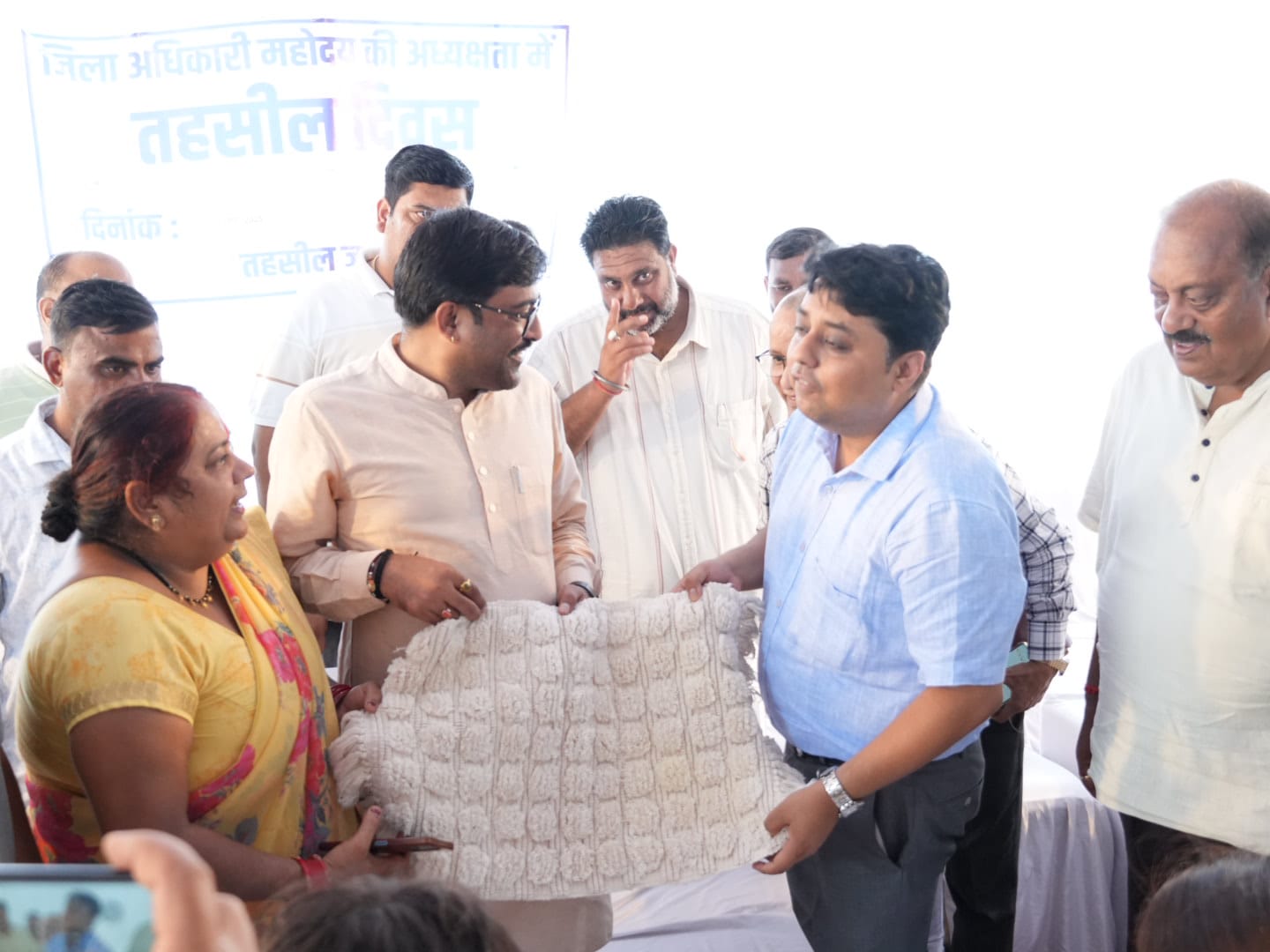 जसपुर में लगा तहसील दिवस, समस्याओं का त्वरित निस्तारण करने के दिए निर्देश, DM बोले- 'जनता की परेशानियों को गंभीरता से लें अधिकारी' 1 जसपुर, 19 अगस्त 2025 – (समय बोल रहा ) – जनता की समस्याओं के त्वरित और प्रभावी निस्तारण को सुनिश्चित करने के लिए आज जसपुर मंडी में एक विशेष तहसील दिवस का आयोजन किया गया। जिलाधिकारी नितिन सिंह भदौरिया ने इस दौरान अधिकारियों को सख्त निर्देश देते हुए कहा कि तहसील दिवस में आईं समस्याओं को पूरी गंभीरता से लें और उनका समयबद्ध तरीके से निस्तारण करें। उन्होंने जोर देकर कहा कि जनता की समस्याओं का समाधान सरकार की सर्वोच्च प्राथमिकता है, और इसमें किसी भी तरह की लापरवाही बर्दाश्त नहीं की जाएगी। इस दौरान कुल 87 शिकायतें पंजीकृत हुईं, जिनमें से लगभग 40 का मौके पर ही समाधान कर दिया गया। जनप्रतिनिधियों को योजनाओं की जानकारी जिलाधिकारी ने हाल ही में निर्वाचित हुए सभी जनप्रतिनिधियों- सभासदों, ग्राम प्रधानों और बीडीसी सदस्यों को बधाई दी। उन्होंने आगामी 23 अगस्त, शनिवार को नगर पालिका सभागार में एक विशेष कार्यक्रम आयोजित करने के निर्देश दिए। इस कार्यक्रम में मुख्य चिकित्सा अधिकारी और जिला विकास अधिकारी को इन सभी जनप्रतिनिधियों को विभिन्न सरकारी योजनाओं की विस्तृत जानकारी देनी होगी। साथ ही, इसी दिन एक चिकित्सा शिविर भी लगाया जाएगा, ताकि ग्रामीण क्षेत्रों के लोगों को स्वास्थ्य सेवाओं का लाभ मिल सके। जिलाधिकारी ने कहा कि जनप्रतिनिधियों के माध्यम से योजनाओं को जनता तक पहुंचाना आसान होगा, जिससे विकास कार्यों को गति मिलेगी। प्रमुख समस्याओं का मौके पर निस्तारण तहसील दिवस में विभिन्न विभागों से संबंधित शिकायतें दर्ज की गईं, जिनमें पेंशन, जन्म प्रमाण पत्र, पेयजल, सड़क निर्माण, विद्युत आपूर्ति और नगर पालिका से जुड़ी समस्याएं प्रमुख थीं। जिलाधिकारी ने कई शिकायतों पर तुरंत कार्रवाई के निर्देश दिए, जिससे लोगों को काफी राहत मिली। कुछ प्रमुख मामले इस प्रकार हैं: पेयजल: लक्ष्मीनगर कॉलोनी निवासी रविमणि चौहान ने पानी की टंकी और पाइपलाइन बिछाने का अनुरोध किया। इस पर जिलाधिकारी ने जल निगम के अधिशासी अभियंता को जसपुर नगर पुनर्गठन योजना के तहत काम करने का निर्देश दिया। सड़क और बाढ़ से नुकसान: ग्राम गूलरगोजी निवासी कमला देवी ने फीका नदी के तेज बहाव से गन्ने की फसल को हुए नुकसान के लिए मुआवजा मांगा। जिलाधिकारी ने मुख्य कृषि अधिकारी को नुकसान का आकलन करने और भूमि संरक्षण अधिकारी को उचित कार्रवाई करने का निर्देश दिया। ग्राम पट्टी चौहान के निवासियों ने बुद्धनगर माइनर के किनारे खेड़ा लक्ष्मीपुर मार्ग की मरम्मत की मांग की, जिस पर सिंचाई और लोनिवि विभाग को तत्काल कार्रवाई करने को कहा गया। अतिक्रमण: मोहल्ला गुजरातियान के अनिल कुमार जोशी ने श्मशान घाट की भूमि को अतिक्रमण से मुक्त कराने का अनुरोध किया। जिलाधिकारी ने उप जिलाधिकारी को तुरंत जांच कर अतिक्रमण हटाने का निर्देश दिया। पेंशन: ग्राम ढाडीपुरा निवासी रामवती ने वृद्धा पेंशन दिलाने का अनुरोध किया। जिलाधिकारी ने जिला समाज कल्याण अधिकारी को जांच कर पेंशन दिलाने का निर्देश दिया। आवारा पशु: एडवोकेट चौधरी कपिल सिंह ने आवारा पशुओं की समस्या उठाने पर जिलाधिकारी ने गौशालाओं के निर्माण की जानकारी दी और तहसीलदार व नगर पालिका के अधिशासी अधिकारी को पालतू जानवरों को छोड़ने वालों पर कार्रवाई करने के निर्देश भी दिए। अधिकारियों को सख्त चेतावनी जिलाधिकारी ने बैठक में अनुपस्थित रहने वाले अधिकारियों का वेतन रोकने के निर्देश दिए, जिससे यह संदेश गया कि वे इस तरह की बैठकों को कितनी गंभीरता से लेते हैं। उन्होंने कहा कि अधिकारी अपने कार्यालयों से बाहर निकलकर जनता के बीच जाएं और उनकी समस्याओं को समझकर उनका समाधान करें। जिलाधिकारी ने इस बात पर जोर दिया कि जनता की समस्याओं का निस्तारण और जन कल्याणकारी योजनाओं का लाभ उन तक पहुंचाना सरकार की प्राथमिकता है। उन्होंने सभी अधिकारियों से अनुरोध किया कि वे अपनी जिम्मेदारियों का निर्वहन पूरी निष्ठा और पारदर्शिता के साथ करें। इस तहसील दिवस में पूर्व विधायक डॉ. शैलेन्द्र मोहन सिंघल, नगर पालिका अध्यक्ष नौसाद सम्राट, ब्लॉक प्रमुख अनूप कौर, उप जिलाधिकारी सी.एस. चौहान, सीएमओ डॉ. के.के. अग्रवाल सहित कई अन्य वरिष्ठ अधिकारी और जनप्रतिनिधि उपस्थित थे, जो यह दर्शाता है कि यह कार्यक्रम एक महत्वपूर्ण प्रशासनिक पहल थी।