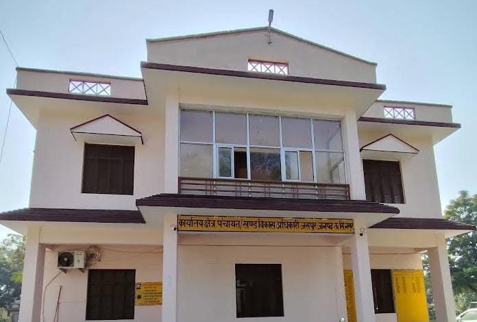जसपुर में नव-निर्वाचित जनप्रतिनिधियों के लिए कार्यशाला का आयोजन, सरकारी योजनाओं से अवगत कराएंगे अधिकारी 1 रूद्रपुर, 22 अगस्त 2025 – (समय बोल रहा ) – ऊधमसिंहनगर के जिलाधिकारी नितिन सिंह भदौरिया के निर्देश पर, जसपुर में एक महत्वपूर्ण एक दिवसीय कार्यशाला का आयोजन किया जा रहा है। यह कार्यशाला 23 अगस्त, शनिवार को सुबह 11 बजे से विकास खंड कार्यालय जसपुर में आयोजित की जाएगी। इस पहल का मुख्य उद्देश्य हाल ही में हुए पंचायत चुनावों में नव-निर्वाचित प्रधानों, क्षेत्र पंचायत सदस्यों और जिला पंचायत सदस्यों को विभिन्न सरकारी योजनाओं और विभागीय कार्यक्रमों की विस्तृत जानकारी देना है। मुख्य विकास अधिकारी दिवेश शाशनी ने बताया कि यह कार्यक्रम जनप्रतिनिधियों और आम जनमानस दोनों के लिए फायदेमंद होगा। जनप्रतिनिधियों को योजनाओं की जानकारी देना प्राथमिकता इस कार्यशाला में जिला स्तरीय अधिकारी और विभागाध्यक्ष मौजूद रहेंगे। वे अपने-अपने विभागों की योजनाओं, जन कल्याणकारी कार्यक्रमों और सरकारी नीतियों के बारे में जनप्रतिनिधियों को अवगत कराएंगे। अधिकारियों द्वारा यह जानकारी पीपीटी (प्रेजेंटेशन), पोस्टर, बैनर और अन्य माध्यमों से दी जाएगी, ताकि सभी जानकारी प्रभावी ढंग से लोगों तक पहुंच सके। मुख्य विकास अधिकारी ने कहा कि सरकार की प्राथमिकता है कि विभिन्न कल्याणकारी योजनाओं का लाभ अधिक से अधिक आम जनता तक पहुंचे। यह तभी संभव है जब जमीनी स्तर पर काम करने वाले जनप्रतिनिधियों को इन योजनाओं की पूरी जानकारी हो। यह कार्यशाला इसी उद्देश्य को पूरा करेगी। स्वास्थ्य सेवाओं और जन्म-मृत्यु पंजीकरण पर विशेष जोर कार्यशाला में स्वास्थ्य विभाग पर विशेष ध्यान दिया जाएगा। स्वास्थ्य अधिकारी जन्म-मृत्यु से संबंधित कार्यों की जानकारी देंगे, जो ग्रामीण क्षेत्रों के लोगों के लिए एक महत्वपूर्ण विषय है। इसके अलावा, अन्य विभाग भी अपनी योजनाओं को प्रस्तुत करेंगे। मुख्य विकास अधिकारी ने सभी अधिकारियों को निर्देश दिए हैं कि वे कार्यशाला में अनिवार्य रूप से उपस्थित रहें और अपनी विभागीय योजनाओं की पूरी जानकारी दें। उन्होंने उप जिलाधिकारी और खंड विकास अधिकारी जसपुर को भी यह सुनिश्चित करने को कहा है कि सभी नव-निर्वाचित जनप्रतिनिधियों और आम जनमानस को कार्यशाला के बारे में सूचित किया जाए और कार्यक्रम की सभी आवश्यक तैयारियां समय पर पूरी की जाएं। सुशासन की दिशा में एक महत्वपूर्ण कदम यह कार्यशाला प्रशासन की उस प्रतिबद्धता को दर्शाती है, जिसमें वह जनता के बीच जाकर उनकी समस्याओं को हल करना चाहता है। निर्वाचित प्रतिनिधियों को शिक्षित करने से वे अपने क्षेत्रों में विकास कार्यों को अधिक प्रभावी ढंग से लागू कर पाएंगे। यह पहल सुशासन और जन भागीदारी को बढ़ावा देने की दिशा में एक महत्वपूर्ण कदम है। यह न केवल प्रशासन और जनता के बीच की दूरी को कम करेगा, बल्कि योजनाओं के क्रियान्वयन में भी पारदर्शिता लाएगा। इस कार्यशाला से यह उम्मीद की जा रही है कि यह ग्रामीण विकास के लिए एक नई दिशा तय करेगी।