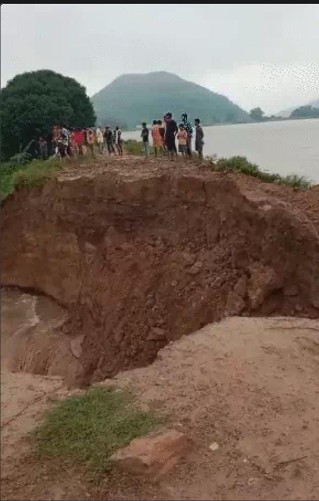 देश भर में भारी बारिश और बाढ़ का कहर: राजस्थान में घर-दुकानें डूबीं, यूपी में बांध टूटा और उत्तराखंड में हाईवे बंद 3 WhatsApp Image 2025 08 25 at 19.01.28