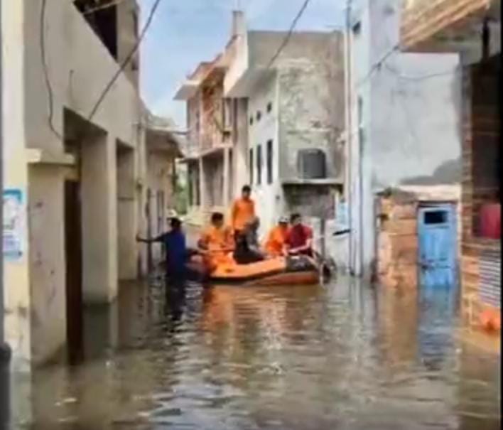 देश भर में भारी बारिश और बाढ़ का कहर: राजस्थान में घर-दुकानें डूबीं, यूपी में बांध टूटा और उत्तराखंड में हाईवे बंद 2 WhatsApp Image 2025 08 25 at 19.01.42