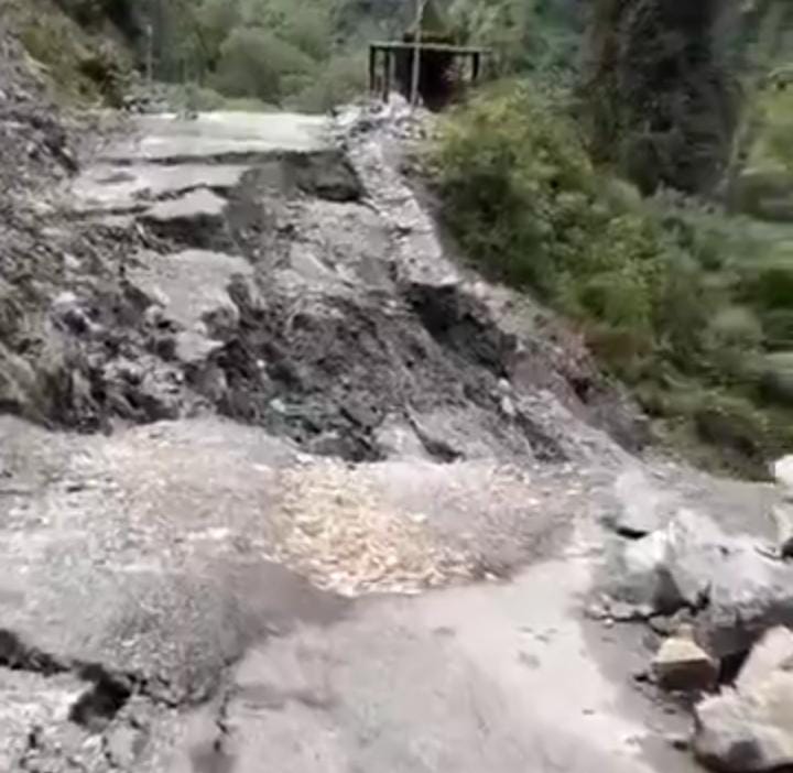 देश भर में भारी बारिश और बाढ़ का कहर: राजस्थान में घर-दुकानें डूबीं, यूपी में बांध टूटा और उत्तराखंड में हाईवे बंद 4 WhatsApp Image 2025 08 25 at 19.01.52