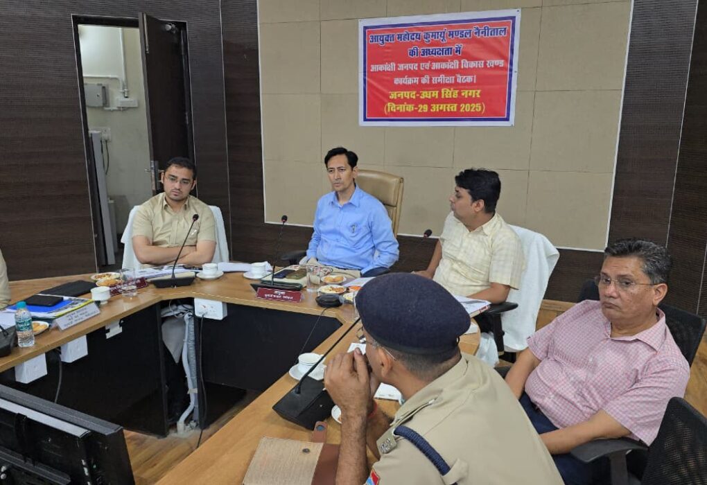 रुद्रपुर, 29 अगस्त 2025 – (समय बोल रहा) – भारत सरकार द्वारा चलाए जा रहे महत्वाकांक्षी आकांक्षी जनपद और आकांक्षी विकास खंड कार्यक्रम के अंतर्गत ऊधमसिंह नगर में हो रहे कार्यों की आज मंडलायुक्त दीपक रावत ने गहन समीक्षा की। उन्होंने इस दौरान स्वास्थ्य और शिक्षा जैसे महत्वपूर्ण क्षेत्रों पर विशेष ध्यान देने के लिए अधिकारियों को सख्त निर्देश दिए। मंडलायुक्त ने इस बात पर जोर दिया कि सामाजिक और आर्थिक रूप से पिछड़े लोगों को सरकारी योजनाओं का लाभ देकर उन्हें विकास की मुख्यधारा से जोड़ना ही इस कार्यक्रम का मुख्य उद्देश्य है। देशभर में ऊधमसिंह नगर चौथे स्थान पर जिला सभागार में आयोजित बैठक में मंडलायुक्त ने बताया कि पूरे देश में 112 आकांक्षी जनपदों की पहचान की गई है, जिनमें ऊधमसिंह नगर भी शामिल है। इसके अलावा, गदरपुर विकास खंड को भी आकांक्षी विकास खंड के रूप में चिन्हित किया गया है। उन्होंने सभी अधिकारियों को बधाई दी कि भारत सरकार के नीति आयोग द्वारा किए गए मूल्यांकन में ऊधमसिंह नगर का स्थान चौथा रहा है। यह उपलब्धि जिले में हो रहे कार्यों की सफलता को दर्शाती है। स्वास्थ्य सेवाओं पर विशेष फोकस मंडलायुक्त ने स्वास्थ्य संकेतकों की समीक्षा करते हुए कई महत्वपूर्ण निर्देश दिए। उन्होंने कहा कि गर्भवती महिलाओं का शत-प्रतिशत पंजीकरण सुनिश्चित किया जाए और विशेष रूप से 'हाई-रिस्क' वाली गर्भवती महिलाओं पर पैनी नजर रखी जाए। इसके साथ ही, संस्थागत प्रसव (सरकारी अस्पतालों में डिलीवरी) को बढ़ावा देने और बच्चों का शत-प्रतिशत टीकाकरण सुनिश्चित करने के निर्देश भी दिए गए। उन्होंने मुख्य चिकित्सा अधिकारी (CMO) और जिला कार्यक्रम एवं बाल विकास अधिकारी (DPO) को अल्ट्रासाउंड मशीनों का नियमित निरीक्षण करने का निर्देश दिया, ताकि कन्या भ्रूण हत्या को रोका जा सके और बालक-बालिका अनुपात को बेहतर बनाया जा सके। कुपोषित बच्चों को चिन्हित कर उन्हें कुपोषण से बाहर निकालने के लिए विशेष प्रयास करने के भी निर्देश दिए गए। इसके अलावा, गर्भवती महिलाओं को पूरक पोषण आहार का शत-प्रतिशत वितरण सुनिश्चित करने और 'टीबी मुक्त भारत' अभियान के तहत सभी मरीजों की जांच और दवा वितरण सुनिश्चित करने के भी निर्देश दिए गए। शिक्षा और कृषि में सुधार शिक्षा के क्षेत्र में, मंडलायुक्त ने सभी विद्यालयों में बिजली, पानी और शौचालय जैसी मूलभूत सुविधाओं को सुनिश्चित करने पर जोर दिया। उन्होंने 'स्कूल ड्रॉपआउट' बच्चों को वापस स्कूल में दाखिला दिलाने के निर्देश दिए और शिक्षा की गुणवत्ता पर विशेष ध्यान देने के लिए मुख्य शिक्षा अधिकारी को निर्देशित किया। कृषि के क्षेत्र में, उन्होंने गर्मियों में होने वाली धान की खेती पर रोक लगाने के कदम की सराहना की और गन्ना, मक्का, दलहन और तिलहन जैसी फसलों को बढ़ावा देने के निर्देश दिए। साथ ही, सभी किसानों को 'मृदा स्वास्थ्य कार्ड' वितरित करने और समय पर उन्नत बीज व उर्वरक उपलब्ध कराने को भी कहा गया। आर्थिक सशक्तिकरण पर भी जोर मंडलायुक्त ने ग्रामीण क्षेत्रों में इंटरनेट की व्यवस्था को बेहतर बनाने और आंगनबाड़ी केंद्रों व स्कूलों सहित अन्य बुनियादी ढाँचों के विकास पर भी ध्यान देने के निर्देश दिए। उन्होंने अधिकारियों को 'पीएम जन धन योजना', 'पीएम जीवन ज्योति बीमा योजना', 'पीएम सुरक्षा योजना' और 'अटल पेंशन योजना' जैसी योजनाओं के तहत सभी पात्र लोगों को लाभान्वित करने के लिए कहा। सभी अधिकारियों को समन्वय से काम करने के निर्देश जिलाधिकारी नितिन सिंह भदौरिया ने बैठक में उपस्थित सभी अधिकारियों को आपसी समन्वय के साथ काम करने का निर्देश दिया। उन्होंने कहा कि सभी पात्र लोगों को योजनाओं का लाभ पहुँचाकर उन्हें सामाजिक और आर्थिक रूप से मजबूत बनाना सरकार की प्राथमिकता है। उन्होंने अधिकारियों से नीति आयोग की वेबसाइट को नियमित रूप से देखने और नए विचारों को अपनाने के लिए भी कहा। जिला अर्थ एवं संख्याधिकारी नफील जमील ने बैठक में एक प्रेजेंटेशन के माध्यम से आकांक्षी जनपद ऊधमसिंह नगर और आकांक्षी विकास खंड गदरपुर में हो रहे कार्यों की विस्तृत जानकारी दी। बैठक में मुख्य विकास अधिकारी दिवेश शाशनी सहित विभिन्न विभागों के वरिष्ठ अधिकारी मौजूद थे।