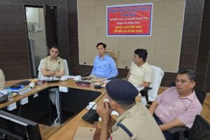 रुद्रपुर, 29 अगस्त 2025 – (समय बोल रहा) – भारत सरकार द्वारा चलाए जा रहे महत्वाकांक्षी आकांक्षी जनपद और आकांक्षी विकास खंड कार्यक्रम के अंतर्गत ऊधमसिंह नगर में हो रहे कार्यों की आज मंडलायुक्त दीपक रावत ने गहन समीक्षा की। उन्होंने इस दौरान स्वास्थ्य और शिक्षा जैसे महत्वपूर्ण क्षेत्रों पर विशेष ध्यान देने के लिए अधिकारियों को सख्त निर्देश दिए। मंडलायुक्त ने इस बात पर जोर दिया कि सामाजिक और आर्थिक रूप से पिछड़े लोगों को सरकारी योजनाओं का लाभ देकर उन्हें विकास की मुख्यधारा से जोड़ना ही इस कार्यक्रम का मुख्य उद्देश्य है। देशभर में ऊधमसिंह नगर चौथे स्थान पर जिला सभागार में आयोजित बैठक में मंडलायुक्त ने बताया कि पूरे देश में 112 आकांक्षी जनपदों की पहचान की गई है, जिनमें ऊधमसिंह नगर भी शामिल है। इसके अलावा, गदरपुर विकास खंड को भी आकांक्षी विकास खंड के रूप में चिन्हित किया गया है। उन्होंने सभी अधिकारियों को बधाई दी कि भारत सरकार के नीति आयोग द्वारा किए गए मूल्यांकन में ऊधमसिंह नगर का स्थान चौथा रहा है। यह उपलब्धि जिले में हो रहे कार्यों की सफलता को दर्शाती है। स्वास्थ्य सेवाओं पर विशेष फोकस मंडलायुक्त ने स्वास्थ्य संकेतकों की समीक्षा करते हुए कई महत्वपूर्ण निर्देश दिए। उन्होंने कहा कि गर्भवती महिलाओं का शत-प्रतिशत पंजीकरण सुनिश्चित किया जाए और विशेष रूप से 'हाई-रिस्क' वाली गर्भवती महिलाओं पर पैनी नजर रखी जाए। इसके साथ ही, संस्थागत प्रसव (सरकारी अस्पतालों में डिलीवरी) को बढ़ावा देने और बच्चों का शत-प्रतिशत टीकाकरण सुनिश्चित करने के निर्देश भी दिए गए। उन्होंने मुख्य चिकित्सा अधिकारी (CMO) और जिला कार्यक्रम एवं बाल विकास अधिकारी (DPO) को अल्ट्रासाउंड मशीनों का नियमित निरीक्षण करने का निर्देश दिया, ताकि कन्या भ्रूण हत्या को रोका जा सके और बालक-बालिका अनुपात को बेहतर बनाया जा सके। कुपोषित बच्चों को चिन्हित कर उन्हें कुपोषण से बाहर निकालने के लिए विशेष प्रयास करने के भी निर्देश दिए गए। इसके अलावा, गर्भवती महिलाओं को पूरक पोषण आहार का शत-प्रतिशत वितरण सुनिश्चित करने और 'टीबी मुक्त भारत' अभियान के तहत सभी मरीजों की जांच और दवा वितरण सुनिश्चित करने के भी निर्देश दिए गए। शिक्षा और कृषि में सुधार शिक्षा के क्षेत्र में, मंडलायुक्त ने सभी विद्यालयों में बिजली, पानी और शौचालय जैसी मूलभूत सुविधाओं को सुनिश्चित करने पर जोर दिया। उन्होंने 'स्कूल ड्रॉपआउट' बच्चों को वापस स्कूल में दाखिला दिलाने के निर्देश दिए और शिक्षा की गुणवत्ता पर विशेष ध्यान देने के लिए मुख्य शिक्षा अधिकारी को निर्देशित किया। कृषि के क्षेत्र में, उन्होंने गर्मियों में होने वाली धान की खेती पर रोक लगाने के कदम की सराहना की और गन्ना, मक्का, दलहन और तिलहन जैसी फसलों को बढ़ावा देने के निर्देश दिए। साथ ही, सभी किसानों को 'मृदा स्वास्थ्य कार्ड' वितरित करने और समय पर उन्नत बीज व उर्वरक उपलब्ध कराने को भी कहा गया। आर्थिक सशक्तिकरण पर भी जोर मंडलायुक्त ने ग्रामीण क्षेत्रों में इंटरनेट की व्यवस्था को बेहतर बनाने और आंगनबाड़ी केंद्रों व स्कूलों सहित अन्य बुनियादी ढाँचों के विकास पर भी ध्यान देने के निर्देश दिए। उन्होंने अधिकारियों को 'पीएम जन धन योजना', 'पीएम जीवन ज्योति बीमा योजना', 'पीएम सुरक्षा योजना' और 'अटल पेंशन योजना' जैसी योजनाओं के तहत सभी पात्र लोगों को लाभान्वित करने के लिए कहा। सभी अधिकारियों को समन्वय से काम करने के निर्देश जिलाधिकारी नितिन सिंह भदौरिया ने बैठक में उपस्थित सभी अधिकारियों को आपसी समन्वय के साथ काम करने का निर्देश दिया। उन्होंने कहा कि सभी पात्र लोगों को योजनाओं का लाभ पहुँचाकर उन्हें सामाजिक और आर्थिक रूप से मजबूत बनाना सरकार की प्राथमिकता है। उन्होंने अधिकारियों से नीति आयोग की वेबसाइट को नियमित रूप से देखने और नए विचारों को अपनाने के लिए भी कहा। जिला अर्थ एवं संख्याधिकारी नफील जमील ने बैठक में एक प्रेजेंटेशन के माध्यम से आकांक्षी जनपद ऊधमसिंह नगर और आकांक्षी विकास खंड गदरपुर में हो रहे कार्यों की विस्तृत जानकारी दी। बैठक में मुख्य विकास अधिकारी दिवेश शाशनी सहित विभिन्न विभागों के वरिष्ठ अधिकारी मौजूद थे।