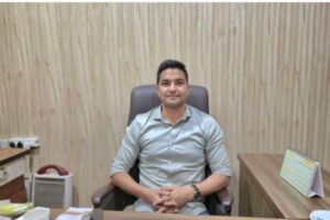 रामनगर, 31 अगस्त 2025 – (समय बोल रहा ) – रामनगर में परिवहन विभाग में एक महत्वपूर्ण प्रशासनिक बदलाव देखने को मिला है। चमोली जिले के कर्णप्रयाग में सहायक संभागीय परिवहन अधिकारी (ARTO) के पद पर कार्यरत रहे सुरेन्द्र कपकोटी ने आज रामनगर पहुंचकर नए ARTO के रूप में कार्यभार ग्रहण कर लिया है। उनकी नियुक्ति को यहां के परिवहन व्यवस्था के लिए एक नई शुरुआत के रूप में देखा जा रहा है। दूसरी ओर, अब तक रामनगर की जिम्मेदारी संभाल रहे ARTO संदीप वर्मा को काशीपुर में नई जिम्मेदारी सौंपी गई है। परिवहन विभाग में हुए इस फेरबदल को प्रशासनिक दक्षता और व्यवस्था में सुधार लाने की दिशा में एक बड़ा कदम माना जा रहा है। माना जा रहा है कि इन तबादलों से दोनों ही क्षेत्रों में परिवहन संबंधी मुद्दों को प्रभावी ढंग से सुलझाने में मदद मिलेगी। रामनगर के लिए नई उम्मीद रामनगर, अपनी भौगोलिक स्थिति और पर्यटन के केंद्र के रूप में, परिवहन के लिहाज से एक बेहद संवेदनशील क्षेत्र है। कॉर्बेट नेशनल पार्क के प्रवेश द्वार के रूप में यह पूरे साल पर्यटकों की आवाजाही का केंद्र बना रहता है। इसके साथ ही, स्थानीय और व्यावसायिक वाहनों का भारी दबाव भी रहता है। ऐसे में, परिवहन व्यवस्था को सुचारू बनाए रखना एक बड़ी चुनौती है। नए ARTO सुरेन्द्र कपकोटी के सामने कई प्रमुख चुनौतियां होंगी। उन्हें ओवरलोडिंग, बिना फिटनेस वाले वाहनों के संचालन और प्रदूषण जैसी समस्याओं पर अंकुश लगाना होगा। इसके अलावा, सड़क सुरक्षा नियमों का पालन सुनिश्चित करना भी उनकी प्राथमिकताओं में से एक होगा। रामनगर में यातायात नियमों के उल्लंघन, खासकर पर्यटन वाहनों से संबंधित मामलों को अक्सर देखा जाता है। कपकोटी के अनुभव को देखते हुए उम्मीद की जा रही है कि वे इन चुनौतियों का सामना करते हुए व्यवस्था को और मजबूत बनाएंगे। संदीप वर्मा के लिए काशीपुर की जिम्मेदारी रामनगर में अपने कार्यकाल के दौरान, संदीप वर्मा ने कई महत्वपूर्ण कार्य किए थे और स्थानीय लोगों के साथ उनका अच्छा समन्वय रहा। उनकी कार्यशैली को देखते हुए, उन्हें अब काशीपुर जैसे औद्योगिक और व्यावसायिक रूप से महत्वपूर्ण क्षेत्र में भेजा गया है। काशीपुर एक बड़ा औद्योगिक हब है, जहाँ भारी वाहनों और मालवाहक ट्रकों की आवाजाही काफी ज्यादा होती है। यहां परिवहन संबंधी नियमों का पालन सुनिश्चित करना एक जटिल कार्य है। संदीप वर्मा के सामने यहां ओवरलोडिंग, प्रदूषण नियंत्रण और व्यावसायिक वाहनों के लिए परमिट जारी करने जैसी चुनौतियों का सामना करना होगा। इसके साथ ही, उन्हें लाइसेंसिंग प्रक्रिया को भी और अधिक पारदर्शी और सुगम बनाना होगा। उनका अनुभव और प्रशासनिक दक्षता काशीपुर की परिवहन व्यवस्था को सुचारू बनाने में सहायक साबित होगी। तबादलों का महत्व: व्यवस्था में सुधार की पहल परिवहन विभाग में अधिकारियों के ये तबादले एक सामान्य प्रशासनिक प्रक्रिया का हिस्सा हैं, जिसका उद्देश्य विभिन्न क्षेत्रों में नई कार्यशैली और दृष्टिकोण लाना होता है। अक्सर, एक अधिकारी का लंबे समय तक एक ही जगह पर रहना कार्यप्रणाली को स्थिर कर सकता है, इसलिए समय-समय पर बदलाव आवश्यक होते हैं। इन तबादलों से विभाग को नए दृष्टिकोण से काम करने और जनता की अपेक्षाओं पर खरा उतरने का अवसर मिलता है। जनता को उम्मीद है कि ये दोनों अधिकारी अपनी नई जिम्मेदारियों को प्रभावी ढंग से निभाएंगे। रामनगर में पर्यटकों और स्थानीय लोगों की सुरक्षा सुनिश्चित करना एक बड़ी चुनौती है, जबकि काशीपुर में औद्योगिक विकास के साथ-साथ परिवहन नियमों का पालन करवाना भी महत्वपूर्ण है। यह देखना दिलचस्प होगा कि दोनों अधिकारी अपनी नई जिम्मेदारियों को कैसे संभालते हैं और क्या वे लोगों की अपेक्षाओं पर खरे उतर पाते हैं।