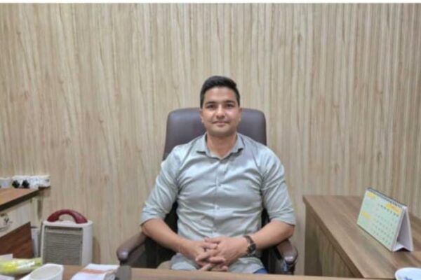परिवहन विभाग में बड़ा फेरबदल: रामनगर को मिले नए ARTO, संदीप वर्मा को मिली काशीपुर की जिम्मेदारी रामनगर, 31 अगस्त 2025 – (समय बोल रहा ) – रामनगर में परिवहन विभाग में एक महत्वपूर्ण प्रशासनिक बदलाव देखने को मिला है। चमोली जिले के कर्णप्रयाग में सहायक संभागीय परिवहन अधिकारी (ARTO) के पद पर कार्यरत रहे सुरेन्द्र कपकोटी ने आज रामनगर पहुंचकर नए ARTO के रूप में कार्यभार ग्रहण कर लिया है। उनकी नियुक्ति को यहां के परिवहन व्यवस्था के लिए एक नई शुरुआत के रूप में देखा जा रहा है। दूसरी ओर, अब तक रामनगर की जिम्मेदारी संभाल रहे ARTO संदीप वर्मा को काशीपुर में नई जिम्मेदारी सौंपी गई है। परिवहन विभाग में हुए इस फेरबदल को प्रशासनिक दक्षता और व्यवस्था में सुधार लाने की दिशा में एक बड़ा कदम माना जा रहा है। माना जा रहा है कि इन तबादलों से दोनों ही क्षेत्रों में परिवहन संबंधी मुद्दों को प्रभावी ढंग से सुलझाने में मदद मिलेगी। रामनगर के लिए नई उम्मीद रामनगर, अपनी भौगोलिक स्थिति और पर्यटन के केंद्र के रूप में, परिवहन के लिहाज से एक बेहद संवेदनशील क्षेत्र है। कॉर्बेट नेशनल पार्क के प्रवेश द्वार के रूप में यह पूरे साल पर्यटकों की आवाजाही का केंद्र बना रहता है। इसके साथ ही, स्थानीय और व्यावसायिक वाहनों का भारी दबाव भी रहता है। ऐसे में, परिवहन व्यवस्था को सुचारू बनाए रखना एक बड़ी चुनौती है। नए ARTO सुरेन्द्र कपकोटी के सामने कई प्रमुख चुनौतियां होंगी। उन्हें ओवरलोडिंग, बिना फिटनेस वाले वाहनों के संचालन और प्रदूषण जैसी समस्याओं पर अंकुश लगाना होगा। इसके अलावा, सड़क सुरक्षा नियमों का पालन सुनिश्चित करना भी उनकी प्राथमिकताओं में से एक होगा। रामनगर में यातायात नियमों के उल्लंघन, खासकर पर्यटन वाहनों से संबंधित मामलों को अक्सर देखा जाता है। कपकोटी के अनुभव को देखते हुए उम्मीद की जा रही है कि वे इन चुनौतियों का सामना करते हुए व्यवस्था को और मजबूत बनाएंगे। संदीप वर्मा के लिए काशीपुर की जिम्मेदारी रामनगर में अपने कार्यकाल के दौरान, संदीप वर्मा ने कई महत्वपूर्ण कार्य किए थे और स्थानीय लोगों के साथ उनका अच्छा समन्वय रहा। उनकी कार्यशैली को देखते हुए, उन्हें अब काशीपुर जैसे औद्योगिक और व्यावसायिक रूप से महत्वपूर्ण क्षेत्र में भेजा गया है। काशीपुर एक बड़ा औद्योगिक हब है, जहाँ भारी वाहनों और मालवाहक ट्रकों की आवाजाही काफी ज्यादा होती है। यहां परिवहन संबंधी नियमों का पालन सुनिश्चित करना एक जटिल कार्य है। संदीप वर्मा के सामने यहां ओवरलोडिंग, प्रदूषण नियंत्रण और व्यावसायिक वाहनों के लिए परमिट जारी करने जैसी चुनौतियों का सामना करना होगा। इसके साथ ही, उन्हें लाइसेंसिंग प्रक्रिया को भी और अधिक पारदर्शी और सुगम बनाना होगा। उनका अनुभव और प्रशासनिक दक्षता काशीपुर की परिवहन व्यवस्था को सुचारू बनाने में सहायक साबित होगी। तबादलों का महत्व: व्यवस्था में सुधार की पहल परिवहन विभाग में अधिकारियों के ये तबादले एक सामान्य प्रशासनिक प्रक्रिया का हिस्सा हैं, जिसका उद्देश्य विभिन्न क्षेत्रों में नई कार्यशैली और दृष्टिकोण लाना होता है। अक्सर, एक अधिकारी का लंबे समय तक एक ही जगह पर रहना कार्यप्रणाली को स्थिर कर सकता है, इसलिए समय-समय पर बदलाव आवश्यक होते हैं। इन तबादलों से विभाग को नए दृष्टिकोण से काम करने और जनता की अपेक्षाओं पर खरा उतरने का अवसर मिलता है। जनता को उम्मीद है कि ये दोनों अधिकारी अपनी नई जिम्मेदारियों को प्रभावी ढंग से निभाएंगे। रामनगर में पर्यटकों और स्थानीय लोगों की सुरक्षा सुनिश्चित करना एक बड़ी चुनौती है, जबकि काशीपुर में औद्योगिक विकास के साथ-साथ परिवहन नियमों का पालन करवाना भी महत्वपूर्ण है। यह देखना दिलचस्प होगा कि दोनों अधिकारी अपनी नई जिम्मेदारियों को कैसे संभालते हैं और क्या वे लोगों की अपेक्षाओं पर खरे उतर पाते हैं।