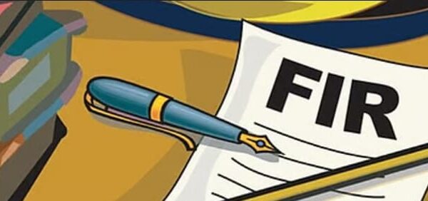फ्लैट बेचने के नाम पर करोड़ों की ठगी: भू-माफिया दीपक मित्तल पर एक और FIR, अब तक 9 मुकदमे दर्ज देहरादून, 02 अगस्त 2025 – (समय बोल रहा) – उत्तराखंड की रियल एस्टेट इंडस्ट्री में धोखाधड़ी और फर्जीवाड़े का पर्याय बन चुके भू-माफिया दीपक मित्तल की मुश्किलें कम होने का नाम नहीं ले रही हैं। धोखाधड़ी के एक और नए मामले में मित्तल और उसके साथियों पर कंपनी के खातों से करोड़ों की रकम गबन करने और फर्जी बुकिंग के जरिए आम जनता को ठगने का गंभीर आरोप लगा है। यह दीपक मित्तल के खिलाफ दर्ज होने वाला नौवां मुकदमा है, जिसने उसके आपराधिक रिकॉर्ड को और भी लंबा कर दिया है। फर्जी बुकिंग और मनी लॉन्ड्रिंग से करोड़ों का गबन इस बार शिकायत आर्यन वालिया नामक एक युवक ने की है, जिसके अनुसार दीपक मित्तल ने उसके पिता राजपाल वालिया की करोड़ों की जमीन हड़पने की साजिश रची थी। शिकायत में बताया गया है कि दीपक मित्तल ने "पुष्पांजलि रियल्मस एंड इन्फ्रा टेक" नामक कंपनी बनाकर राजपाल वालिया को उसमें पार्टनर बनाया, लेकिन इस कंपनी का इस्तेमाल बड़े पैमाने पर धोखाधड़ी और मनी लॉन्ड्रिंग के लिए करता रहा। पुलिस जांच में चौंकाने वाले खुलासे हुए हैं, जिनमें यह सामने आया है कि मित्तल ने अपने साथियों के साथ मिलकर कंपनी के खातों से करोड़ों की रकम का गबन किया। दीपक मित्तल ने साथी मनीष गुप्ता के साथ मिलकर ₹3.32 करोड़ का गबन किया। मनीष गर्ग के साथ मिलकर ₹2.47 करोड़ की रकम हड़पी। विनीता गर्ग के साथ मिलकर ₹1.71 करोड़ का गबन किया। जांच में पता चला है कि यह पूरी रकम पहले निजी खातों में ट्रांसफर की गई और बाद में उन्हीं पैसों का इस्तेमाल कर कंपनी के फ्लैटों की फर्जी बुकिंग दिखाई गई। इस तरह, पैसे भी अपने और बुकिंग भी फर्जी दिखाकर जनता की खून-पसीने की कमाई को हड़प लिया गया। फ्लाइट न मिले, न ही पैसा लौटाया शिकायतकर्ता आर्यन वालिया ने आरोप लगाया है कि जिन लोगों ने ईमानदारी से फ्लैटों की बुकिंग की थी, उन्हें न तो मकान मिला और न ही उनकी रकम लौटाई गई। पुलिस जांच में यह बात भी सामने आई है कि यह पूरा फर्जीवाड़ा एक सोची-समझी आपराधिक साजिश का हिस्सा था। वादी की तहरीर पर राजपुर थाने में FIR संख्या 140/25 दर्ज की गई है, जिसमें भारतीय दंड संहिता (IPC) की धारा 406, 420, और 120बी लगाई गई है। गैंगस्टर एक्ट से लेकर रेड कॉर्नर नोटिस तक दीपक मित्तल और उसकी पत्नी राखी मित्तल का आपराधिक इतिहास काफी पुराना है। उनके खिलाफ पहले ही विभिन्न थानों में 9 मामले दर्ज हैं, जिनमें गैंगस्टर एक्ट भी शामिल है। उनके बढ़ते आपराधिक रिकॉर्ड को देखते हुए पुलिस ने उनके खिलाफ सख्त कदम उठाए हैं: लुक आउट सर्कुलर (LOC): मित्तल और उसकी पत्नी के खिलाफ पहले ही LOC जारी हो चुका है, ताकि वे देश छोड़कर न भाग सकें। रेड कॉर्नर नोटिस (RCN): पुलिस ने बताया है कि दीपक मित्तल के खिलाफ रेड कॉर्नर नोटिस की प्रक्रिया भी पूरी हो चुकी है। यह नोटिस अंतरराष्ट्रीय स्तर पर भगोड़े अपराधियों को पकड़ने के लिए जारी किया जाता है, जिससे यह स्पष्ट होता है कि पुलिस उसे किसी भी हाल में पकड़ने के लिए प्रतिबद्ध है। दीपक मित्तल का आपराधिक रिकॉर्ड: | क्रम | FIR संख्या | धारा | थाना | 1 | 178/20 | 406, 420 | डालनवाला | | 2 | 179/20 | 406, 420 | डालनवाला | | 3 | 112/20 | 406, 420 | डालनवाला | | 4 | 93/20 | 406, 420, 120B | राजपुर | | 5 | 86/21 | 406, 420 | डालनवाला | | 6 | 88/21 | 406, 420, 120B | डालनवाला | | 7 | 167/21 | 406, 420 | डालनवाला | | 8 | 05/22 | 406, 420, 120B | डालनवाला | | 9 | 312/22 | 2/3 गैंगस्टर अधिनियम | डालनवाला | पुलिस की सख्ती और सख्त कार्रवाई की तैयारी पुलिस की सख्ती और रेड कॉर्नर नोटिस की प्रक्रिया से यह साफ हो गया है कि इस भू-माफिया के अब गिने-चुने दिन रह गए हैं। दीपक मित्तल का नाम अब उन भू-माफियाओं की सूची में शामिल हो गया है, जो करोड़ों की जमीनों और आम जनता की मेहनत की कमाई को लूटकर फर्जी बुकिंग और नकली पार्टनरशिप के जरिए हजम कर जाते हैं। पुलिस ने साफ कर दिया है कि वह इस मामले में सख्त कार्रवाई करेगी और किसी भी कीमत पर आरोपी को बख्शा नहीं जाएगा।
