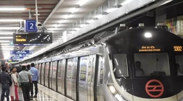 दिल्ली मेट्रो में आज से सफर हुआ महंगा: 8 साल बाद DMRC ने बढ़ाया किराया, स्मार्ट कार्ड यूजर्स को मिलेगी राहत नई दिल्ली, 25 अगस्त 2025 – (समय बोल रहा ) – दिल्ली और राष्ट्रीय राजधानी क्षेत्र (NCR) में लाखों यात्रियों की लाइफलाइन मानी जाने वाली दिल्ली मेट्रो में सफर करना आज से महंगा हो गया है। दिल्ली मेट्रो रेल कॉर्पोरेशन (DMRC) ने लगभग आठ साल बाद किराए में बढ़ोतरी की है, जिसका सीधा असर रोजाना यात्रा करने वाले लाखों लोगों की जेब पर पड़ेगा। DMRC ने एक बयान जारी कर किराए में संशोधन की पुष्टि की है, जो आज यानी 25 अगस्त से ही प्रभावी हो गए हैं। यह बढ़ोतरी सामान्य मेट्रो लाइनों और एयरपोर्ट एक्सप्रेस लाइन दोनों पर लागू होगी। किराए में कितनी हुई बढ़ोतरी? डी.एम.आर.सी. के अनुसार, किराए में यह बदलाव मामूली है, लेकिन इससे न्यूनतम और अधिकतम दोनों किराए प्रभावित हुए हैं। सामान्य मेट्रो लाइनों पर: किराए में ₹1 से ₹4 तक की वृद्धि की गई है। एयरपोर्ट एक्सप्रेस लाइन पर: किराया ₹1 से ₹5 तक बढ़ाया गया है। इस बढ़ोतरी के बाद, दिल्ली मेट्रो का न्यूनतम किराया ₹11 और अधिकतम किराया ₹64 हो गया है। यह नई दरें सभी स्टेशनों और रूटों पर लागू होंगी। स्मार्ट कार्ड यूजर्स को मिलेगी राहत इस किराए वृद्धि के बीच, उन यात्रियों के लिए एक अच्छी खबर है जो स्मार्ट कार्ड (Smart Card) का उपयोग करते हैं। स्मार्ट कार्ड से यात्रा करने वालों को पहले की तरह किराए में छूट मिलती रहेगी, जो कि नियमित यात्रियों के लिए एक बड़ी राहत है। यह कदम DMRC द्वारा डिजिटल भुगतान को बढ़ावा देने और यात्रियों को स्मार्ट कार्ड का अधिक उपयोग करने के लिए प्रोत्साहित करने का एक प्रयास भी है। 8 साल बाद क्यों बढ़ा किराया? दिल्ली मेट्रो में पिछली बार किराया वृद्धि 2017 में हुई थी। इसके बाद से, मेट्रो के संचालन और रखरखाव की लागत में काफी वृद्धि हुई है। बिजली, कर्मचारियों के वेतन, मरम्मत, और नई परियोजनाओं पर होने वाले खर्चों में लगातार बढ़ोतरी हुई है। इन बढ़ती लागतों को पूरा करने और मेट्रो सेवाओं की गुणवत्ता बनाए रखने के लिए, DMRC को किराया बढ़ाना पड़ा। DMRC का कहना है कि यह वृद्धि मेट्रो के भविष्य के संचालन और नए विस्तार योजनाओं के लिए जरूरी है। आम जनता पर असर और प्रतिक्रियाएं किराए में बढ़ोतरी का सीधा असर रोजाना यात्रा करने वाले लाखों लोगों पर पड़ेगा, खासकर उन लोगों पर जो मेट्रो को अपनी यात्रा का मुख्य साधन मानते हैं। छात्रों, नौकरीपेशा लोगों और दिहाड़ी मजदूरों के लिए यह एक अतिरिक्त बोझ साबित होगा। हालांकि, DMRC का कहना है कि मेट्रो अभी भी दिल्ली में सार्वजनिक परिवहन का सबसे सस्ता और सबसे कुशल साधन है, खासकर बढ़ते पेट्रोल और डीजल की कीमतों के मुकाबले। कुछ यात्री इस फैसले से निराश हैं, जबकि कुछ इसे परिचालन लागतों को देखते हुए एक आवश्यक कदम मान रहे हैं। सोशल मीडिया पर भी इस मुद्दे को लेकर मिली-जुली प्रतिक्रियाएं देखने को मिल रही हैं। भविष्य की योजनाएं और चुनौतियाँ किराया वृद्धि से प्राप्त राजस्व का उपयोग मेट्रो सेवाओं को बेहतर बनाने, नई लाइनों का निर्माण करने और मौजूदा इंफ्रास्ट्रक्चर के रखरखाव में किया जाएगा। आने वाले समय में, दिल्ली मेट्रो अपनी कनेक्टिविटी का विस्तार करने और यात्रियों को और भी बेहतर सुविधाएं प्रदान करने की योजना बना रही है। हालांकि, इस किराया वृद्धि के बाद, यह देखना होगा कि क्या यह कदम यात्रियों की संख्या पर कोई नकारात्मक प्रभाव डालता है या नहीं।
