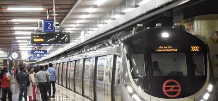 दिल्ली मेट्रो में आज से सफर हुआ महंगा: 8 साल बाद DMRC ने बढ़ाया किराया, स्मार्ट कार्ड यूजर्स को मिलेगी राहत 1 नई दिल्ली, 25 अगस्त 2025 – (समय बोल रहा ) – दिल्ली और राष्ट्रीय राजधानी क्षेत्र (NCR) में लाखों यात्रियों की लाइफलाइन मानी जाने वाली दिल्ली मेट्रो में सफर करना आज से महंगा हो गया है। दिल्ली मेट्रो रेल कॉर्पोरेशन (DMRC) ने लगभग आठ साल बाद किराए में बढ़ोतरी की है, जिसका सीधा असर रोजाना यात्रा करने वाले लाखों लोगों की जेब पर पड़ेगा। DMRC ने एक बयान जारी कर किराए में संशोधन की पुष्टि की है, जो आज यानी 25 अगस्त से ही प्रभावी हो गए हैं। यह बढ़ोतरी सामान्य मेट्रो लाइनों और एयरपोर्ट एक्सप्रेस लाइन दोनों पर लागू होगी। किराए में कितनी हुई बढ़ोतरी? डी.एम.आर.सी. के अनुसार, किराए में यह बदलाव मामूली है, लेकिन इससे न्यूनतम और अधिकतम दोनों किराए प्रभावित हुए हैं। सामान्य मेट्रो लाइनों पर: किराए में ₹1 से ₹4 तक की वृद्धि की गई है। एयरपोर्ट एक्सप्रेस लाइन पर: किराया ₹1 से ₹5 तक बढ़ाया गया है। इस बढ़ोतरी के बाद, दिल्ली मेट्रो का न्यूनतम किराया ₹11 और अधिकतम किराया ₹64 हो गया है। यह नई दरें सभी स्टेशनों और रूटों पर लागू होंगी। स्मार्ट कार्ड यूजर्स को मिलेगी राहत इस किराए वृद्धि के बीच, उन यात्रियों के लिए एक अच्छी खबर है जो स्मार्ट कार्ड (Smart Card) का उपयोग करते हैं। स्मार्ट कार्ड से यात्रा करने वालों को पहले की तरह किराए में छूट मिलती रहेगी, जो कि नियमित यात्रियों के लिए एक बड़ी राहत है। यह कदम DMRC द्वारा डिजिटल भुगतान को बढ़ावा देने और यात्रियों को स्मार्ट कार्ड का अधिक उपयोग करने के लिए प्रोत्साहित करने का एक प्रयास भी है। 8 साल बाद क्यों बढ़ा किराया? दिल्ली मेट्रो में पिछली बार किराया वृद्धि 2017 में हुई थी। इसके बाद से, मेट्रो के संचालन और रखरखाव की लागत में काफी वृद्धि हुई है। बिजली, कर्मचारियों के वेतन, मरम्मत, और नई परियोजनाओं पर होने वाले खर्चों में लगातार बढ़ोतरी हुई है। इन बढ़ती लागतों को पूरा करने और मेट्रो सेवाओं की गुणवत्ता बनाए रखने के लिए, DMRC को किराया बढ़ाना पड़ा। DMRC का कहना है कि यह वृद्धि मेट्रो के भविष्य के संचालन और नए विस्तार योजनाओं के लिए जरूरी है। आम जनता पर असर और प्रतिक्रियाएं किराए में बढ़ोतरी का सीधा असर रोजाना यात्रा करने वाले लाखों लोगों पर पड़ेगा, खासकर उन लोगों पर जो मेट्रो को अपनी यात्रा का मुख्य साधन मानते हैं। छात्रों, नौकरीपेशा लोगों और दिहाड़ी मजदूरों के लिए यह एक अतिरिक्त बोझ साबित होगा। हालांकि, DMRC का कहना है कि मेट्रो अभी भी दिल्ली में सार्वजनिक परिवहन का सबसे सस्ता और सबसे कुशल साधन है, खासकर बढ़ते पेट्रोल और डीजल की कीमतों के मुकाबले। कुछ यात्री इस फैसले से निराश हैं, जबकि कुछ इसे परिचालन लागतों को देखते हुए एक आवश्यक कदम मान रहे हैं। सोशल मीडिया पर भी इस मुद्दे को लेकर मिली-जुली प्रतिक्रियाएं देखने को मिल रही हैं। भविष्य की योजनाएं और चुनौतियाँ किराया वृद्धि से प्राप्त राजस्व का उपयोग मेट्रो सेवाओं को बेहतर बनाने, नई लाइनों का निर्माण करने और मौजूदा इंफ्रास्ट्रक्चर के रखरखाव में किया जाएगा। आने वाले समय में, दिल्ली मेट्रो अपनी कनेक्टिविटी का विस्तार करने और यात्रियों को और भी बेहतर सुविधाएं प्रदान करने की योजना बना रही है। हालांकि, इस किराया वृद्धि के बाद, यह देखना होगा कि क्या यह कदम यात्रियों की संख्या पर कोई नकारात्मक प्रभाव डालता है या नहीं।
